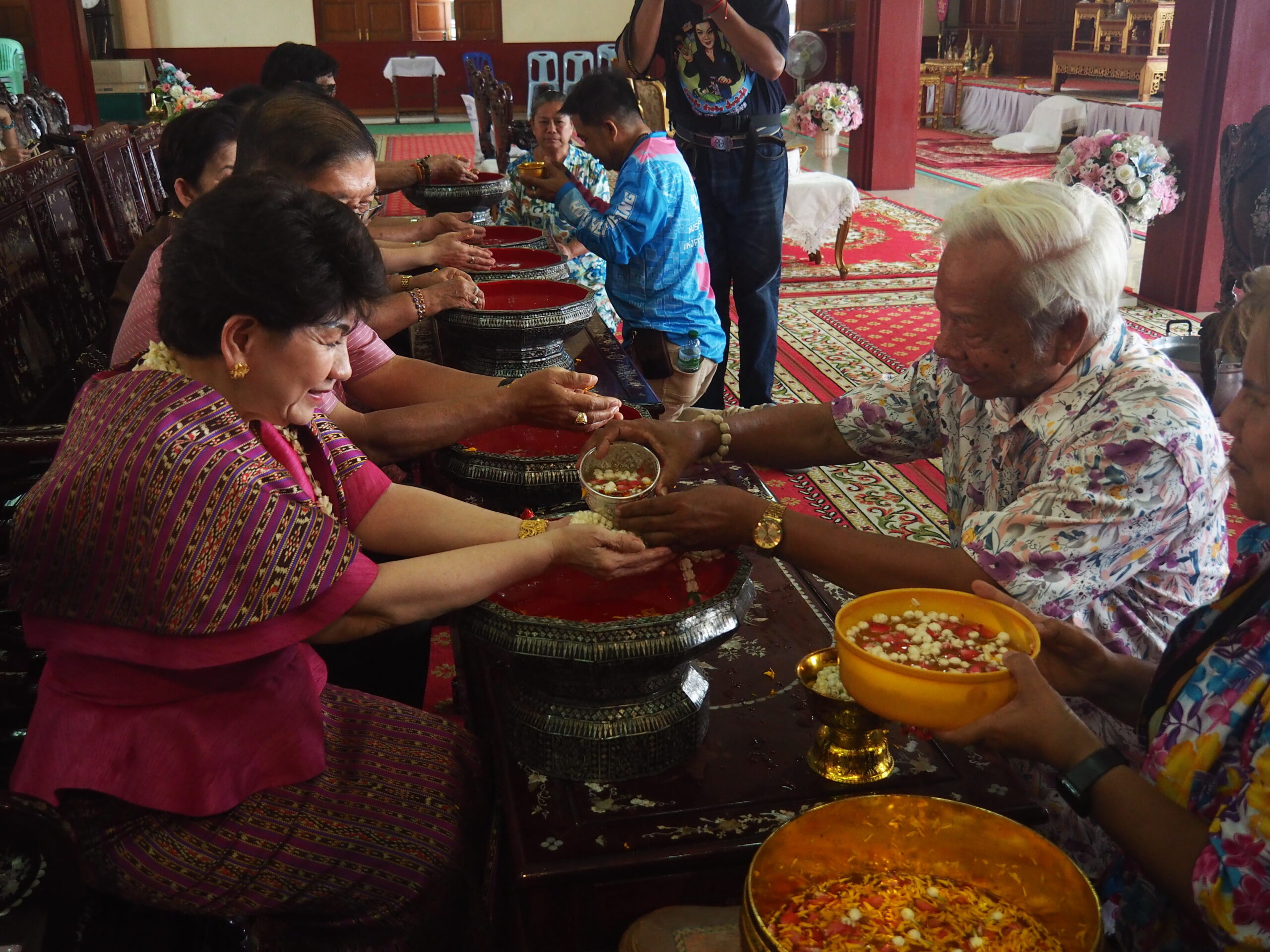 ครอบครัว “พาณิชย์พิศาล“ร่วม สืบสานประเพณีสงกรานต์ วันที่ 17 เมษายน 2569 ณ วัดมหาวงษ์ ปากน้ำ ต.ปากน้ำ อ.เมือง จ.สมุทรปราการ ครอบครัว “พาณิชย์พิศาล” นำโดย นายอัครนันท์ พร้อมด้วย นางธัญยธรณ์ พาณิชย์พิศาล ประธานที่ปรึกษากิตติมศักดิ์ ชมรมโฮปสะพานบุญแห่งความหวังและศรัทธา จ.สมุทรปราการ ดร.ปิยนุช พาณิชย์พิศาล ประธานชมรมโฮปสะพานบุญแห่งความหวังและศรัทธา จ.สมุทรปราการ และแขกผู้มีเกียรติได้ ร่วม สักการะขอพรองค์ท้าวเวสสุวรรณ สรงน้ำพระภิกษุสงฆ์ วัดมหาวงษ์ เนื่องในเทศกาลวันสงกรานต์ ประจำปี 2569 นำโดย พระปลัดสราวุธ โรจนธมฺโม (พระอาจารย์แดง) เจ้าอาวาสวัดมหาวงษ์ ปากน้ำ พระยุทธนา ภททญาโณ (พระอาจารย์ตุ๋ย) ผู้ช่วยเจ้าอาวาสวัดมหาวงษ์ พร้อมทั้งคณะสงฆ์วัดมหาวงษ์ เนื่องในเทศกาลวันสงกรานต์ และร่วมกันถวายภัตตาหารเพลแด่คณะสงฆ์วัดมหาวงษ์ เพื่อความสิริมงคลเนื่องในเทศกาลวันสงกรานต์ หลังจากนั้นประชาชน เจ้าหน้าที่ชมรมโฮปฯ คณะกรรมการวัด และสื่อมวลชน ได้ร่วมรดน้ำขอพร นายอัครนันท์ -นางธัญยธรณ์ พาณิชย์พิศาล นายธนิตพงษ์ นางทิพย์ประภา วรัณวงศ์เจริญ และครอบครัวกระแชงขาว โดยดร.ปิยนุช พาณิชย์พิศาล ได้รดน้ำขอพรเป็นคนแรก บรรยากาศเต็มไปด้วยความครึกครื้นและรอยยิ้มแห่งความสุข 