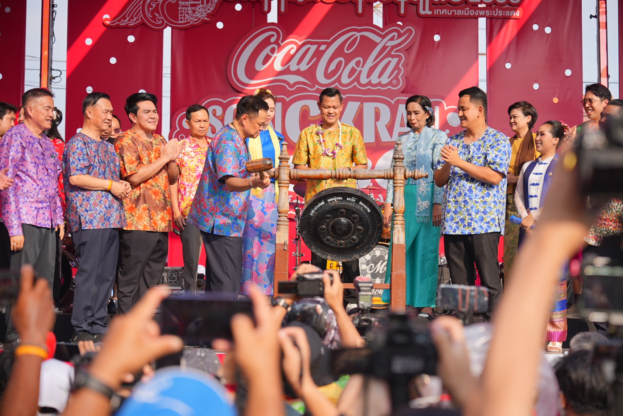 สมุทรปราการจัดยิ่งใหญ่ “สงกรานต์พระประแดง 2569” สืบสานวัฒนธรรมไทยรามัญ กระตุ้นท่องเที่ยวและเศรษฐกิจ .เมื่อวันที่ 26 เมษายน 2569 เวลา 15.30 น. ที่บริเวณโรงเรียนเทศบาลป้อมแผลงไฟฟ้า และเวทีสงกรานต์ท่าเรือพระประแดง นายสุนทร ปานแสงทอง นายกองค์การบริหารส่วนจังหวัดสมุทรปราการ พร้อมด้วย นายศุภมิตร ชิณศรี ผู้ว่าราชการจังหวัดสมุทรปราการ และบุคคลสำคัญในพื้นที่ ร่วมให้การต้อนรับ นายอนุทิน ชาญวีรกูล นายกรัฐมนตรี ในโอกาสเป็นประธานเปิดงานประเพณีสงกรานต์พระประแดง ประจำปี 2569 ซึ่งเทศบาลเมืองพระประแดง ร่วมกับการท่องเที่ยวแห่งประเทศไทย จัดขึ้นเพื่อสืบสานวัฒนธรรมประเพณีพื้นบ้านของชาวไทยรามัญ อนุรักษ์มรดกทางวัฒนธรรม และส่งเสริมการท่องเที่ยวของจังหวัด .ภายในงานมีคณะรัฐมนตรีและผู้บริหารระดับสูงเข้าร่วมอย่างพร้อมเพรียง อาทิ นายทรงศักดิ์ ทองศรี รองนายกรัฐมนตรี นายสุรศักดิ์ พันธุ์เจริญวรกุล รัฐมนตรีว่าการกระทรวงการท่องเที่ยวและกีฬา นางสาวซาบีดา ไทยเศรษฐ์ รัฐมนตรีว่าการกระทรวงวัฒนธรรม รวมถึงผู้บริหารหน่วยงานต่าง ๆ โดยหลังพิธีเปิด นายอนุทินและคณะได้ร่วมกิจกรรมสำคัญ ได้แก่ ปล่อยนก ปล่อยปลา สรงน้ำพระพุทธรูป รดน้ำขอพรผู้สูงอายุ เล่นสะบ้า และกวนกาละแม ก่อนร่วมพิธีลั่นฆ้องปล่อยขบวนแห่สงกรานต์พระประแดง .สำหรับงานประเพณีสงกรานต์พระประแดง หรือ “สงกรานต์ปากลัด” เป็นประเพณีเก่าแก่ของชาวไทยรามัญที่สืบทอดมาตั้งแต่สมัยรัชกาลที่ 2 โดยมีเอกลักษณ์โดดเด่นทั้งการแต่งกายแบบไทยรามัญ ขบวนแห่นางสงกรานต์ ขบวนแห่นก-ปลา และรถบุปผชาติที่งดงาม อีกทั้งองค์การยูเนสโกได้ประกาศให้ “สงกรานต์ไทย” เป็นมรดกภูมิปัญญาทางวัฒนธรรมของมนุษยชาติ และสงกรานต์พระประแดงยังเป็น 1 ใน 5 พื้นที่ต้นแบบที่ประเทศไทยนำเสนอขึ้นทะเบียนอีกด้วย นับเป็นงานสำคัญที่สะท้อนอัตลักษณ์ท้องถิ่น และช่วยสร้างรายได้ กระตุ้นเศรษฐกิจ และส่งเสริมภาพลักษณ์การท่องเที่ยวของจังหวัดสมุทรปราการอย่างยั่งยืน .