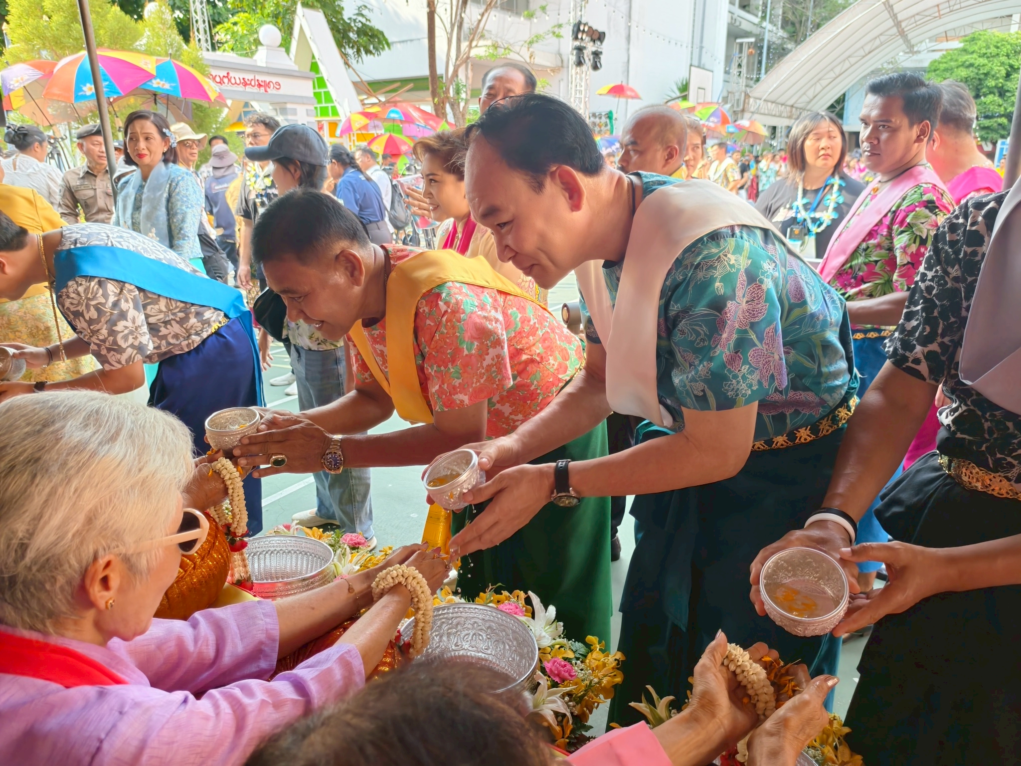 สมุทรปราการจัดยิ่งใหญ่ “สงกรานต์พระประแดง 2569” สืบสานวัฒนธรรมไทยรามัญ กระตุ้นท่องเที่ยวและเศรษฐกิจ .เมื่อวันที่ 26 เมษายน 2569 เวลา 15.30 น. ที่บริเวณโรงเรียนเทศบาลป้อมแผลงไฟฟ้า และเวทีสงกรานต์ท่าเรือพระประแดง นายสุนทร ปานแสงทอง นายกองค์การบริหารส่วนจังหวัดสมุทรปราการ พร้อมด้วย นายศุภมิตร ชิณศรี ผู้ว่าราชการจังหวัดสมุทรปราการ และบุคคลสำคัญในพื้นที่ ร่วมให้การต้อนรับ นายอนุทิน ชาญวีรกูล นายกรัฐมนตรี ในโอกาสเป็นประธานเปิดงานประเพณีสงกรานต์พระประแดง ประจำปี 2569 ซึ่งเทศบาลเมืองพระประแดง ร่วมกับการท่องเที่ยวแห่งประเทศไทย จัดขึ้นเพื่อสืบสานวัฒนธรรมประเพณีพื้นบ้านของชาวไทยรามัญ อนุรักษ์มรดกทางวัฒนธรรม และส่งเสริมการท่องเที่ยวของจังหวัด .ภายในงานมีคณะรัฐมนตรีและผู้บริหารระดับสูงเข้าร่วมอย่างพร้อมเพรียง อาทิ นายทรงศักดิ์ ทองศรี รองนายกรัฐมนตรี นายสุรศักดิ์ พันธุ์เจริญวรกุล รัฐมนตรีว่าการกระทรวงการท่องเที่ยวและกีฬา นางสาวซาบีดา ไทยเศรษฐ์ รัฐมนตรีว่าการกระทรวงวัฒนธรรม รวมถึงผู้บริหารหน่วยงานต่าง ๆ โดยหลังพิธีเปิด นายอนุทินและคณะได้ร่วมกิจกรรมสำคัญ ได้แก่ ปล่อยนก ปล่อยปลา สรงน้ำพระพุทธรูป รดน้ำขอพรผู้สูงอายุ เล่นสะบ้า และกวนกาละแม ก่อนร่วมพิธีลั่นฆ้องปล่อยขบวนแห่สงกรานต์พระประแดง .สำหรับงานประเพณีสงกรานต์พระประแดง หรือ “สงกรานต์ปากลัด” เป็นประเพณีเก่าแก่ของชาวไทยรามัญที่สืบทอดมาตั้งแต่สมัยรัชกาลที่ 2 โดยมีเอกลักษณ์โดดเด่นทั้งการแต่งกายแบบไทยรามัญ ขบวนแห่นางสงกรานต์ ขบวนแห่นก-ปลา และรถบุปผชาติที่งดงาม อีกทั้งองค์การยูเนสโกได้ประกาศให้ “สงกรานต์ไทย” เป็นมรดกภูมิปัญญาทางวัฒนธรรมของมนุษยชาติ และสงกรานต์พระประแดงยังเป็น 1 ใน 5 พื้นที่ต้นแบบที่ประเทศไทยนำเสนอขึ้นทะเบียนอีกด้วย นับเป็นงานสำคัญที่สะท้อนอัตลักษณ์ท้องถิ่น และช่วยสร้างรายได้ กระตุ้นเศรษฐกิจ และส่งเสริมภาพลักษณ์การท่องเที่ยวของจังหวัดสมุทรปราการอย่างยั่งยืน .