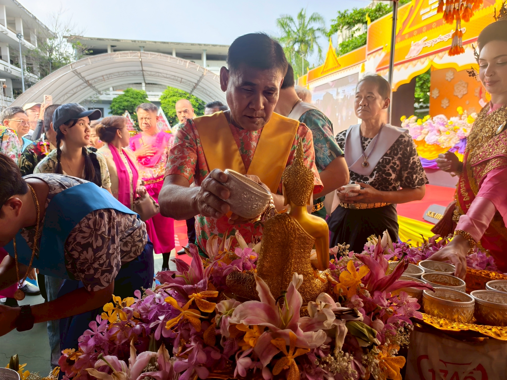 สมุทรปราการจัดยิ่งใหญ่ “สงกรานต์พระประแดง 2569” สืบสานวัฒนธรรมไทยรามัญ กระตุ้นท่องเที่ยวและเศรษฐกิจ .เมื่อวันที่ 26 เมษายน 2569 เวลา 15.30 น. ที่บริเวณโรงเรียนเทศบาลป้อมแผลงไฟฟ้า และเวทีสงกรานต์ท่าเรือพระประแดง นายสุนทร ปานแสงทอง นายกองค์การบริหารส่วนจังหวัดสมุทรปราการ พร้อมด้วย นายศุภมิตร ชิณศรี ผู้ว่าราชการจังหวัดสมุทรปราการ และบุคคลสำคัญในพื้นที่ ร่วมให้การต้อนรับ นายอนุทิน ชาญวีรกูล นายกรัฐมนตรี ในโอกาสเป็นประธานเปิดงานประเพณีสงกรานต์พระประแดง ประจำปี 2569 ซึ่งเทศบาลเมืองพระประแดง ร่วมกับการท่องเที่ยวแห่งประเทศไทย จัดขึ้นเพื่อสืบสานวัฒนธรรมประเพณีพื้นบ้านของชาวไทยรามัญ อนุรักษ์มรดกทางวัฒนธรรม และส่งเสริมการท่องเที่ยวของจังหวัด .ภายในงานมีคณะรัฐมนตรีและผู้บริหารระดับสูงเข้าร่วมอย่างพร้อมเพรียง อาทิ นายทรงศักดิ์ ทองศรี รองนายกรัฐมนตรี นายสุรศักดิ์ พันธุ์เจริญวรกุล รัฐมนตรีว่าการกระทรวงการท่องเที่ยวและกีฬา นางสาวซาบีดา ไทยเศรษฐ์ รัฐมนตรีว่าการกระทรวงวัฒนธรรม รวมถึงผู้บริหารหน่วยงานต่าง ๆ โดยหลังพิธีเปิด นายอนุทินและคณะได้ร่วมกิจกรรมสำคัญ ได้แก่ ปล่อยนก ปล่อยปลา สรงน้ำพระพุทธรูป รดน้ำขอพรผู้สูงอายุ เล่นสะบ้า และกวนกาละแม ก่อนร่วมพิธีลั่นฆ้องปล่อยขบวนแห่สงกรานต์พระประแดง .สำหรับงานประเพณีสงกรานต์พระประแดง หรือ “สงกรานต์ปากลัด” เป็นประเพณีเก่าแก่ของชาวไทยรามัญที่สืบทอดมาตั้งแต่สมัยรัชกาลที่ 2 โดยมีเอกลักษณ์โดดเด่นทั้งการแต่งกายแบบไทยรามัญ ขบวนแห่นางสงกรานต์ ขบวนแห่นก-ปลา และรถบุปผชาติที่งดงาม อีกทั้งองค์การยูเนสโกได้ประกาศให้ “สงกรานต์ไทย” เป็นมรดกภูมิปัญญาทางวัฒนธรรมของมนุษยชาติ และสงกรานต์พระประแดงยังเป็น 1 ใน 5 พื้นที่ต้นแบบที่ประเทศไทยนำเสนอขึ้นทะเบียนอีกด้วย นับเป็นงานสำคัญที่สะท้อนอัตลักษณ์ท้องถิ่น และช่วยสร้างรายได้ กระตุ้นเศรษฐกิจ และส่งเสริมภาพลักษณ์การท่องเที่ยวของจังหวัดสมุทรปราการอย่างยั่งยืน .
