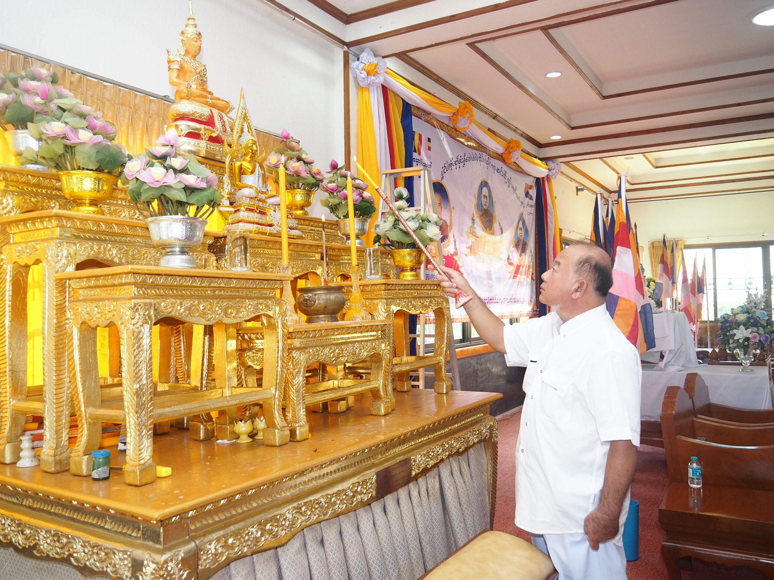 ซินแซ ธีรพัตฌ์ เป็นประธานในพิธีบรรพชาสามเณร ซินแซ ธีรพัตฌ์ เป็นประธานในพิธีบรรพชาสามเณร โครงการปฏิบัติธรรมกลุ่มชาติพันธุ์พี่น้องชาวกะเหรี่ยงและชาวพุทธ ณ ศูนย์อบรมจริยธรรมเยาวชนวัดชัยมงคล รุ่นที่ 1 ที่ศูนย์อบรมจริยธรรมเยาวชนวัดชัยมงคล ตำบลปากน้ำ อำเภอเมือง จังหวัดสมุทรปราการ ซินแซ ธีรพัตฌ์ เตชไชยพัตน์ (อาจารย์ใหญ่) ประธานและผู้ก่อตั้งศาลเจ้านาจาซาไท้จื้อ ปากน้ำ และประธานไข่ หัวหน้ากลุ่มชาติพันธุ์พี่น้องชาวกะเหรี่ยง ร่วมกันเป็นประธานฝ่ายฆราวาสในพิธีบรรพชาสามเณร 10 รูป ภายใต้โครงการปฏิบัติธรรมกลุ่มชาติพันธุ์พี่น้องชาวกะเหรี่ยง และชาวพุทธ ณ ศูนย์อบรมจริยธรรมเยาวชนวัดชัยมงคล รุ่นที่ 1 โดยได้รับความเมตตาจาก พระครูภาวนาสมณคุณ เจ้าอาวาสวัดชัยมงคล เจ้าคณะอำเภอเมืองสมุทรปราการ เป็นพระอุปัชฌาย์ และพระมหาบุญสม อาจินปุญโญ หัวหน้าพระวิทยากรศูนย์อบรมจริยธรรมเยาวชนวัดชัยมงคล เป็นประธานดำเนินการ โดยสามเณร ทั้ง 10 รูป จะปฏิบัติธรรมร่วมกับกลุ่มชาติพันธุ์พี่น้องชาวกะเหรี่ยง ที่ถือศีล 8 จำนวน 300 คน มาปฏิบัติธรรมรวม จำนวน 5 วัน โดยโครงการดังกล่าว จะจัดขึ้นทุกๆ ปีในช่วงวันปีใหม่ไทย หรือเทศกาลวันสงกรานต์ โดยรุ่นนี้เป็นรุ่นแรก และได้รับความเมตตาจาก พระอาจารย์วิสาระ พระอาจารย์เรวาด่ะ เจ้าอาวาส วัดในรัฐหนึ่งทางตะวันออกเฉียงใต้ของประเทศพม่า พระสายวิปัสสนากรรมฐาน ที่กลุ่มชาติพันธุ์พี่น้องชาวกะเหรี่ยง เคารพนับถือเดินทางมา อบรมนั่งกรรมฐาน โดยการบวชในครั้งนี้จะเน้นในเรื่องการเคร่งปฏิบัติกรรมฐาน การเดินจงกรม เพื่อให้สามเณรได้รับประโยชน์จากการบวชสามเณรได้อย่างเต็มที่