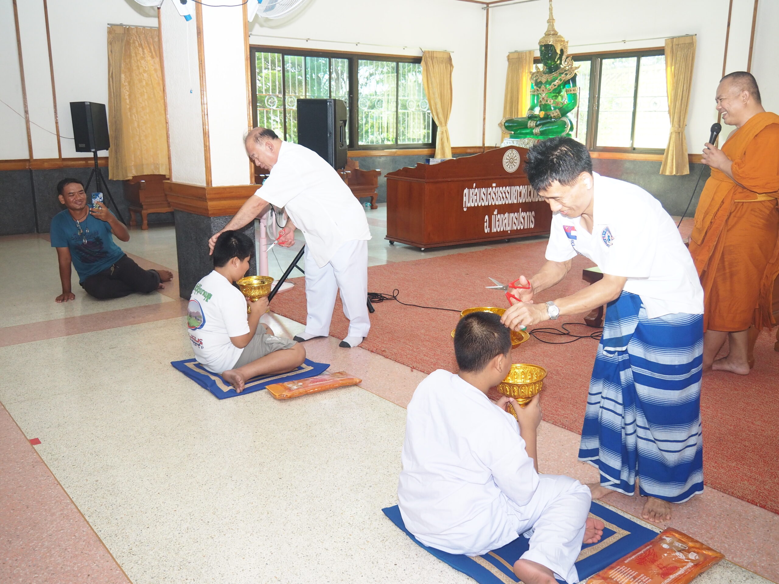 ซินแซ ธีรพัตฌ์ เป็นประธานในพิธีบรรพชาสามเณร ซินแซ ธีรพัตฌ์ เป็นประธานในพิธีบรรพชาสามเณร โครงการปฏิบัติธรรมกลุ่มชาติพันธุ์พี่น้องชาวกะเหรี่ยงและชาวพุทธ ณ ศูนย์อบรมจริยธรรมเยาวชนวัดชัยมงคล รุ่นที่ 1 ที่ศูนย์อบรมจริยธรรมเยาวชนวัดชัยมงคล ตำบลปากน้ำ อำเภอเมือง จังหวัดสมุทรปราการ ซินแซ ธีรพัตฌ์ เตชไชยพัตน์ (อาจารย์ใหญ่) ประธานและผู้ก่อตั้งศาลเจ้านาจาซาไท้จื้อ ปากน้ำ และประธานไข่ หัวหน้ากลุ่มชาติพันธุ์พี่น้องชาวกะเหรี่ยง ร่วมกันเป็นประธานฝ่ายฆราวาสในพิธีบรรพชาสามเณร 10 รูป ภายใต้โครงการปฏิบัติธรรมกลุ่มชาติพันธุ์พี่น้องชาวกะเหรี่ยง และชาวพุทธ ณ ศูนย์อบรมจริยธรรมเยาวชนวัดชัยมงคล รุ่นที่ 1 โดยได้รับความเมตตาจาก พระครูภาวนาสมณคุณ เจ้าอาวาสวัดชัยมงคล เจ้าคณะอำเภอเมืองสมุทรปราการ เป็นพระอุปัชฌาย์ และพระมหาบุญสม อาจินปุญโญ หัวหน้าพระวิทยากรศูนย์อบรมจริยธรรมเยาวชนวัดชัยมงคล เป็นประธานดำเนินการ โดยสามเณร ทั้ง 10 รูป จะปฏิบัติธรรมร่วมกับกลุ่มชาติพันธุ์พี่น้องชาวกะเหรี่ยง ที่ถือศีล 8 จำนวน 300 คน มาปฏิบัติธรรมรวม จำนวน 5 วัน โดยโครงการดังกล่าว จะจัดขึ้นทุกๆ ปีในช่วงวันปีใหม่ไทย หรือเทศกาลวันสงกรานต์ โดยรุ่นนี้เป็นรุ่นแรก และได้รับความเมตตาจาก พระอาจารย์วิสาระ พระอาจารย์เรวาด่ะ เจ้าอาวาส วัดในรัฐหนึ่งทางตะวันออกเฉียงใต้ของประเทศพม่า พระสายวิปัสสนากรรมฐาน ที่กลุ่มชาติพันธุ์พี่น้องชาวกะเหรี่ยง เคารพนับถือเดินทางมา อบรมนั่งกรรมฐาน โดยการบวชในครั้งนี้จะเน้นในเรื่องการเคร่งปฏิบัติกรรมฐาน การเดินจงกรม เพื่อให้สามเณรได้รับประโยชน์จากการบวชสามเณรได้อย่างเต็มที่