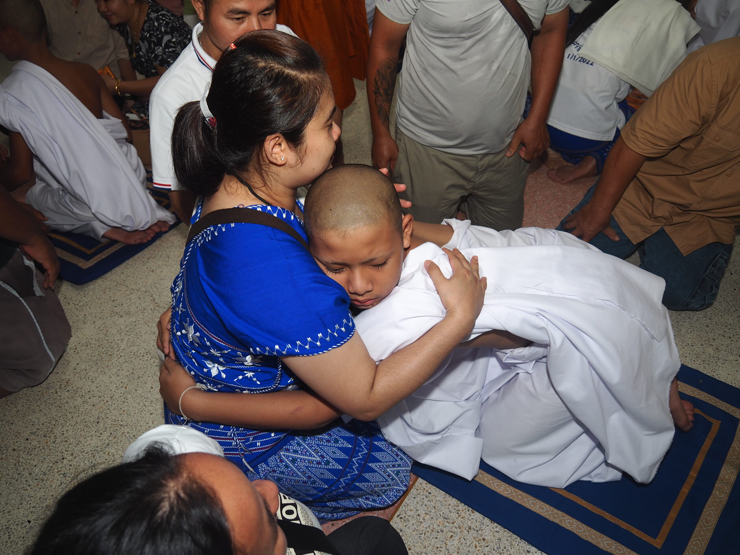 ซินแซ ธีรพัตฌ์ เป็นประธานในพิธีบรรพชาสามเณร ซินแซ ธีรพัตฌ์ เป็นประธานในพิธีบรรพชาสามเณร โครงการปฏิบัติธรรมกลุ่มชาติพันธุ์พี่น้องชาวกะเหรี่ยงและชาวพุทธ ณ ศูนย์อบรมจริยธรรมเยาวชนวัดชัยมงคล รุ่นที่ 1 ที่ศูนย์อบรมจริยธรรมเยาวชนวัดชัยมงคล ตำบลปากน้ำ อำเภอเมือง จังหวัดสมุทรปราการ ซินแซ ธีรพัตฌ์ เตชไชยพัตน์ (อาจารย์ใหญ่) ประธานและผู้ก่อตั้งศาลเจ้านาจาซาไท้จื้อ ปากน้ำ และประธานไข่ หัวหน้ากลุ่มชาติพันธุ์พี่น้องชาวกะเหรี่ยง ร่วมกันเป็นประธานฝ่ายฆราวาสในพิธีบรรพชาสามเณร 10 รูป ภายใต้โครงการปฏิบัติธรรมกลุ่มชาติพันธุ์พี่น้องชาวกะเหรี่ยง และชาวพุทธ ณ ศูนย์อบรมจริยธรรมเยาวชนวัดชัยมงคล รุ่นที่ 1 โดยได้รับความเมตตาจาก พระครูภาวนาสมณคุณ เจ้าอาวาสวัดชัยมงคล เจ้าคณะอำเภอเมืองสมุทรปราการ เป็นพระอุปัชฌาย์ และพระมหาบุญสม อาจินปุญโญ หัวหน้าพระวิทยากรศูนย์อบรมจริยธรรมเยาวชนวัดชัยมงคล เป็นประธานดำเนินการ โดยสามเณร ทั้ง 10 รูป จะปฏิบัติธรรมร่วมกับกลุ่มชาติพันธุ์พี่น้องชาวกะเหรี่ยง ที่ถือศีล 8 จำนวน 300 คน มาปฏิบัติธรรมรวม จำนวน 5 วัน โดยโครงการดังกล่าว จะจัดขึ้นทุกๆ ปีในช่วงวันปีใหม่ไทย หรือเทศกาลวันสงกรานต์ โดยรุ่นนี้เป็นรุ่นแรก และได้รับความเมตตาจาก พระอาจารย์วิสาระ พระอาจารย์เรวาด่ะ เจ้าอาวาส วัดในรัฐหนึ่งทางตะวันออกเฉียงใต้ของประเทศพม่า พระสายวิปัสสนากรรมฐาน ที่กลุ่มชาติพันธุ์พี่น้องชาวกะเหรี่ยง เคารพนับถือเดินทางมา อบรมนั่งกรรมฐาน โดยการบวชในครั้งนี้จะเน้นในเรื่องการเคร่งปฏิบัติกรรมฐาน การเดินจงกรม เพื่อให้สามเณรได้รับประโยชน์จากการบวชสามเณรได้อย่างเต็มที่