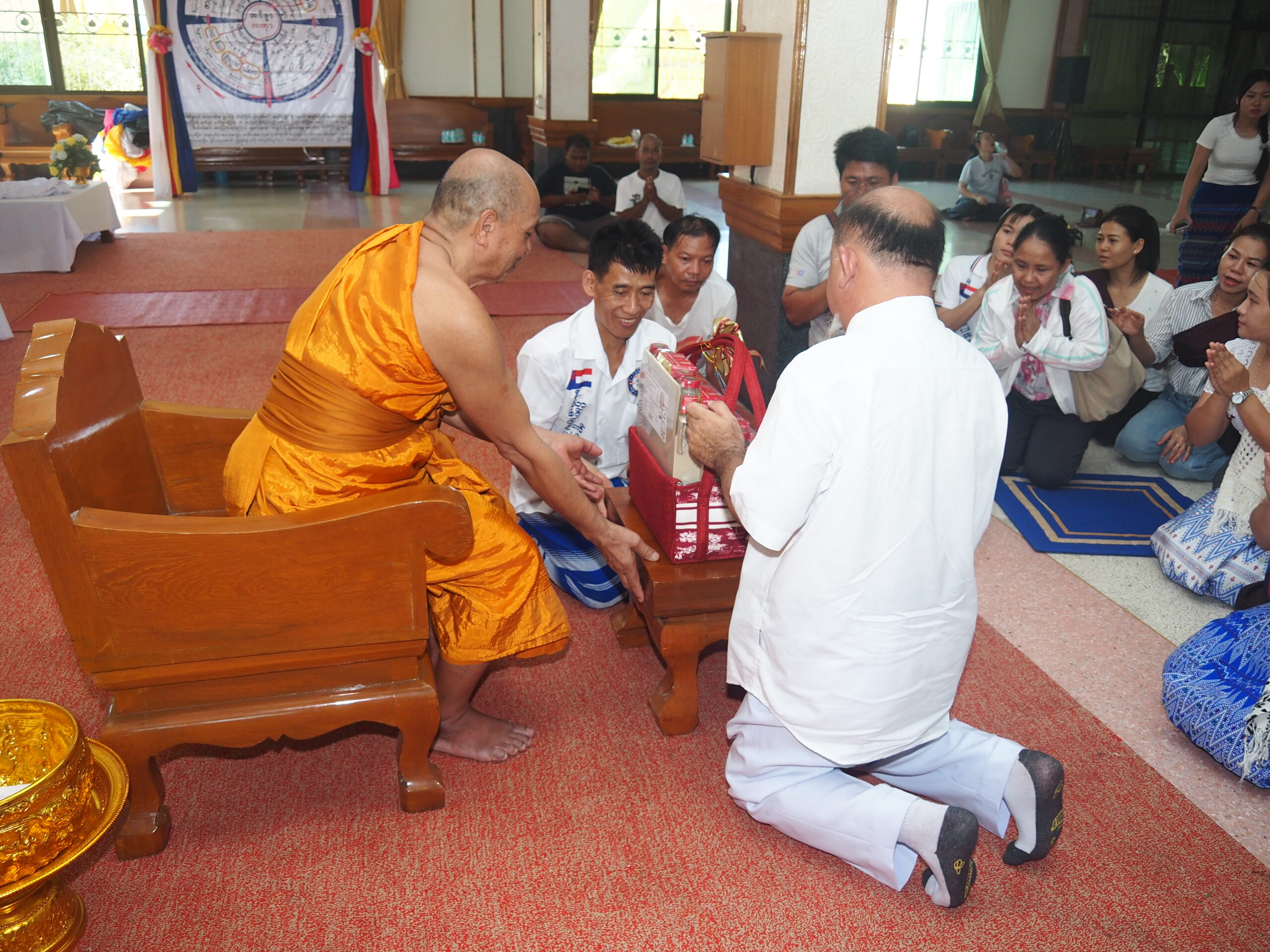 ซินแซ ธีรพัตฌ์ เป็นประธานในพิธีบรรพชาสามเณร ซินแซ ธีรพัตฌ์ เป็นประธานในพิธีบรรพชาสามเณร โครงการปฏิบัติธรรมกลุ่มชาติพันธุ์พี่น้องชาวกะเหรี่ยงและชาวพุทธ ณ ศูนย์อบรมจริยธรรมเยาวชนวัดชัยมงคล รุ่นที่ 1 ที่ศูนย์อบรมจริยธรรมเยาวชนวัดชัยมงคล ตำบลปากน้ำ อำเภอเมือง จังหวัดสมุทรปราการ ซินแซ ธีรพัตฌ์ เตชไชยพัตน์ (อาจารย์ใหญ่) ประธานและผู้ก่อตั้งศาลเจ้านาจาซาไท้จื้อ ปากน้ำ และประธานไข่ หัวหน้ากลุ่มชาติพันธุ์พี่น้องชาวกะเหรี่ยง ร่วมกันเป็นประธานฝ่ายฆราวาสในพิธีบรรพชาสามเณร 10 รูป ภายใต้โครงการปฏิบัติธรรมกลุ่มชาติพันธุ์พี่น้องชาวกะเหรี่ยง และชาวพุทธ ณ ศูนย์อบรมจริยธรรมเยาวชนวัดชัยมงคล รุ่นที่ 1 โดยได้รับความเมตตาจาก พระครูภาวนาสมณคุณ เจ้าอาวาสวัดชัยมงคล เจ้าคณะอำเภอเมืองสมุทรปราการ เป็นพระอุปัชฌาย์ และพระมหาบุญสม อาจินปุญโญ หัวหน้าพระวิทยากรศูนย์อบรมจริยธรรมเยาวชนวัดชัยมงคล เป็นประธานดำเนินการ โดยสามเณร ทั้ง 10 รูป จะปฏิบัติธรรมร่วมกับกลุ่มชาติพันธุ์พี่น้องชาวกะเหรี่ยง ที่ถือศีล 8 จำนวน 300 คน มาปฏิบัติธรรมรวม จำนวน 5 วัน โดยโครงการดังกล่าว จะจัดขึ้นทุกๆ ปีในช่วงวันปีใหม่ไทย หรือเทศกาลวันสงกรานต์ โดยรุ่นนี้เป็นรุ่นแรก และได้รับความเมตตาจาก พระอาจารย์วิสาระ พระอาจารย์เรวาด่ะ เจ้าอาวาส วัดในรัฐหนึ่งทางตะวันออกเฉียงใต้ของประเทศพม่า พระสายวิปัสสนากรรมฐาน ที่กลุ่มชาติพันธุ์พี่น้องชาวกะเหรี่ยง เคารพนับถือเดินทางมา อบรมนั่งกรรมฐาน โดยการบวชในครั้งนี้จะเน้นในเรื่องการเคร่งปฏิบัติกรรมฐาน การเดินจงกรม เพื่อให้สามเณรได้รับประโยชน์จากการบวชสามเณรได้อย่างเต็มที่