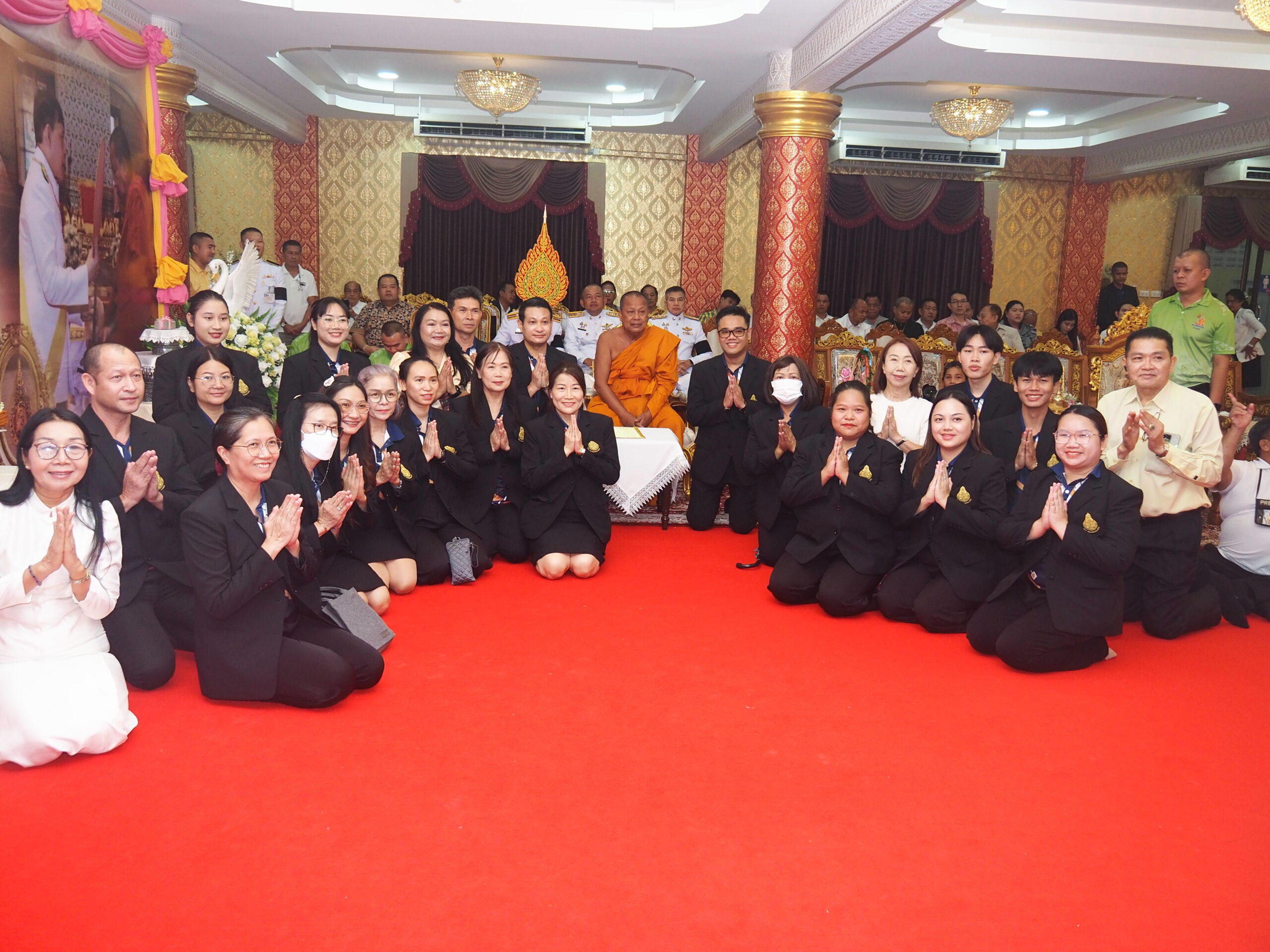 สมุทรปราการ-พระบาทสมเด็จพระเจ้าอยู่หัว ทรงพระกรุณาโปรดเกล้าฯ พระราชทานผ้าไตรในพิธีทำบุญอายุวัฒนมงคล 64 ปี พระวชิรคณาทร พระบาทสมเด็จพระเจ้าอยู่หัว ทรงพระกรุณาโปรดเกล้าฯ พระราชทานผ้าไตร และเครื่องสังฆทานพระราชทานเพื่อถวายแด่พระราชาคณะ จำนวน 1 รูป วันเสาร์ที่ 18 เมษายน 2569 เวลา 10.00 น. พระบาทสมเด็จพระเจ้าอยู่หัว ทรงพระกรุณาโปรดเกล้าฯ ให้ พลเรือตรีสกาย เภกะนันทน์ หัวหน้าส่วนราชการพระตำหนักราชฤทธิ์รุ่งโรจน์ ปิยนาฎวชิรพัทธ์ เป็นประธานในพิธีเชิญผ้าไตรพระราชทาน และเครื่องสังฆทานพระราชทาน เพื่อถวายแด่พระราชาคณะ จำนวน 1 รูป ในพิธีทำบุญอายุวัฒนมงคล 64 ปี พระวชิรคณาทร หรือที่พุทธศาสนิกชนรู้จักในนาม เจ้าคุณแจ้ วัดบางพลีใหญ่กลาง ตำบลบางพลีใหญ่ อำเภอบางพลี จังหวัดสมุทรปราการ โดยมี นายขจิตเวช แก้วน้อย นายอำเภอบางพลี หัวหน้าส่วนราชการ ผู้นำท้องถิ่น ผู้อำนวยการโรงพยาบาล ผู้อำนวยการสถานศึกษา เจ้าหน้าที่สำนักพุทธศาสนาจังหวัดสมุทรปราการ คณะแพทย์พยาบาล ข้าราชการตำรวจ ประชาชน และคณะสงฆ์ทรงสมณศักดิ์เข้าร่วมพิธี และกราบถวายมุทิตาสักการะเจริญอายุวัฒนมงคลครบ 64 ปี พระวชิรคณาทร หรือท่านเจ้าคุณแจ้ เจ้าอาวาสวัดบางพลีใหญ่กลาง จากนั้น ประธานในพิธีจุดธูปเทียนเครื่องนมัสการบูชาพระ ถวายความเคารพพระบรมฉายาลักษณ์สมเด็จพระเจ้าอยู่หัว กล่าวคำถวายสังฆทาน ประเคนเครื่องสังฆทานพระราชทาน ถวายแด่พระวชิรคณาทร เจ้าอาวาสวัดบางพลีใหญ่กลาง ในพิธีได้รับความเมตตาจาก พระพรหมวชิราธิบดี (พีร์ สุชาโต) อธิบดีสงฆ์วัดมหาธาตุยุวราชรังสฤษฎิ์ราชวรมหาวิหาร ที่ปรึกษาเจ้าคณะกรุงเทพมหานคร พร้อมด้วย พระพรหมดิลก พระราชาคณะเจ้าคณะรอง อดีตกรรมการมหาเถรสมาคม เจ้าอาวาสวัดสามพระยา วรวิหาร กรุงเทพมหานคร รวมทั้งพระเกจิและพระเถรานุเถระและพระสงฆ์ทรงสมณศักดิ์ ร่วมเจริญชัยมงคลคาถากราบถวายมุทิตาสักการะ เจริญอายุวัฒนมงคล ครบ 64 ปี พระวชิรคณาทร เจ้าอาวาสวัดบางพลีใหญ่กลาง พระวชิรคณาทร เป็นพระนักพัฒนาและเป็นพระที่เสียสละที่อุทิศตนปฏิบัติศาสนกิจ เผยแพร่หลักธรรมคำสอน เพื่อสืบต่ออายุพระพุทธศาสนา และแสดงเมตตาธรรมแก่สังคม โดยได้มอบเงินสนับสนุนสร้างอาคารเรียน สร้างโรงพยาบาล ส่งเสริมด้านการศึกษา ภารกิจช่วยเหลือดูแลสังคมและดูแลประชาชน รวมถึงการสงเคราะห์เผาศพผู้ยากไร้ฟรีไม่มีค่าใช้จ่าย
