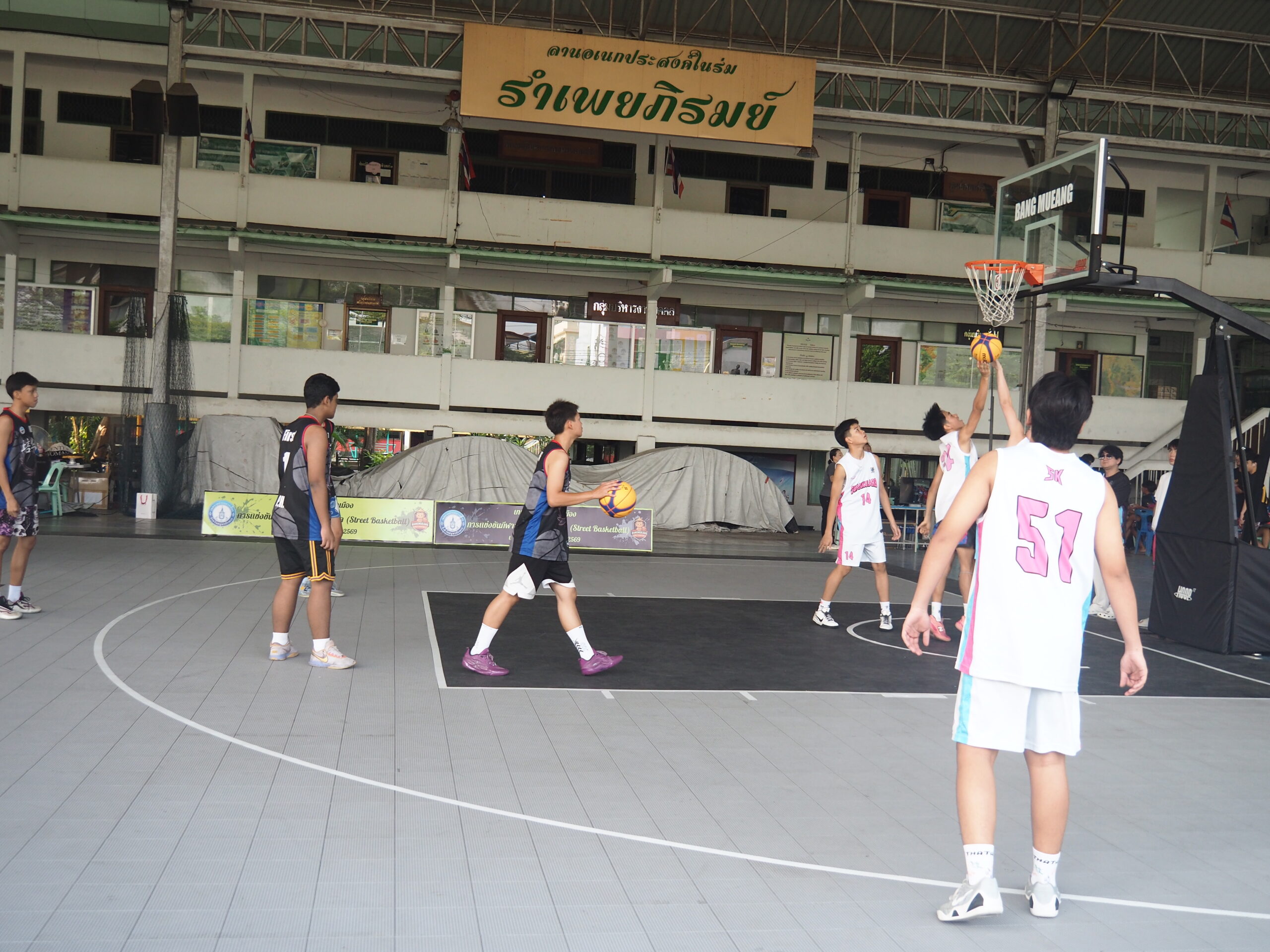 เทศบาลตำบลบางเมือง จัดการแข่งขันกีฬาสตรีทบาสเกตบอล (3x3) (Street Basketball) ประจำปี 2569 วันที่ 19 เมษายน 2569 เวลา 09.00 น. ที่ลานอเนกประสงค์ โรงเรียนเทพศิรินทร์สมุทรปราการ นาวาเอกอนุศักดิ์ นาคทิม นายกเทศมนตรีตำบลบางเมือง เป็นประธานเปิดการแข่งขันกีฬา สตรีทบาสเกตบอล (3x3) (Street Basketball) ประจำปี 2569 โดยมี ดร.สมเจตน์ ทองเทศ ปลัดเทศบาลตำบลบางเมือง ในนามของคณะกรรมการจัดการแข่งขัน กล่าวรายงาน พร้อมด้วย คณะผู้บริหาร ที่ปรึกษานายกเทศมนตรี เลขานุการนายกเทศมนตรี ประธานสภา รองประธานสภา สมาชิกสภาเทศบาล หัวหน้าส่วนราชการ เจ้าหน้าที่กองการศึกษาเทศบาลตำบลบางเมือง ตลอดจนคณะกรรมการจากสมาคมกีฬาบาสเกตบอลแห่งประเทศไทย (BSAT) เข้าร่วมโครงการ เทศบาลตำบลบางเมือง ได้ตระหนักถึงความสำคัญของการแข่งขันกีฬาซึ่งเป็นกิจกรรมการออกกำลังกายอย่างหนึ่งที่มุ่งส่งเสริมให้เยาวชนและประชาชนมีสุขภาพสมบูรณ์แข็งแรง ปลูกฝั่งให้เกิดความรักความสมัครสมานสามัคคี พัฒนาความคิด ซึ่งเป็นส่วนหนึ่งของสังคมไทยในปัจจุบันที่ต้องการเข้ามามีส่วนร่วมในการสร้างสรรค์ทางสังคมให้สมบูรณ์ เพื่อส่งเสริมสนับสนุนให้เยาวชนและประชาชนของเทศบาลตำบลบางเมืองได้ใช้เวลาว่างให้เกิดประโยชน์ โดยการเล่นกีฬาออกกำลังกายเสริมสร้างสุขภาพพลานามัยให้สมบูรณ์แข็งแรง มีคุณภาพชีวิตที่ดี โดยการจัดการแข่งขันกีฬาสตรีทบาสเกตบอล (3x3) (Street Basketball) ประจำปีงบประมาณ พ.ศ.2569 ครั้งนี้ มีวัตถุประสงค์ ดังนี้ เพื่อส่งเสริมให้การแข่งขันกีฬาเป็นกิจกรรมที่ส่งเสริมให้นักเรียนเยาวชนและประชาชนมีสุขภาพร่างกายที่แข็งแรง เพื่อช่วยสร้างความสัมพันธ์ที่ดีระหว่างผู้เล่น เพื่อส่งเสริมการมีน้ำใจนักกีฬา การเคารพกติกาและการทำงานเป็นทีม และ เพื่อส่งเสริมการสร้างแรงบันดาลใจให้นักเรียน เยาวชน ประชาชนหันมาสนใจกีฬา และใช้เวลาว่างให้เป็นประโยชน์ โดยการจัดการแข่งขันกีฬาสตรีทบาสเกตบอล แบ่งประเภทการแข่งขันเป็น 3 ประเภทดังนี้ 1) ประเภททีม เยาวชนชายทั่วไป รุ่นอายุไม่เกิน 16 ปี 2) ประเภททีม ประชาชนหญิงทั่วไป และ 3) ประเภททีม ประชาชนชายทั่วไป