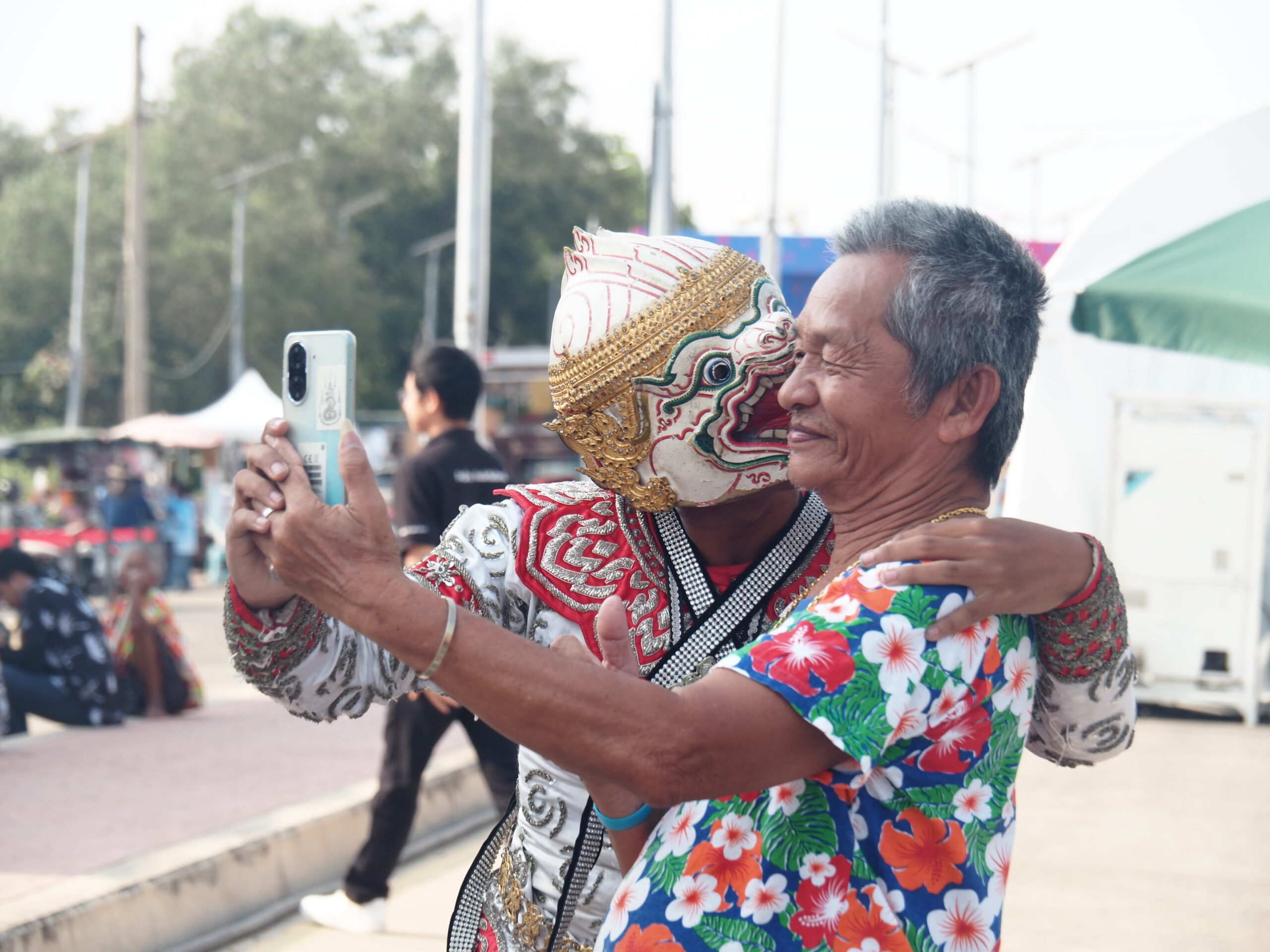 ท.ต.บางปูจัดกิจกรรม“วิถีน้ำ วิถีไทย มนต์เสน่ห์บางปู”ชวนแต่งกายสไตล์”สไบยีนส์” นายธีรพล ชุนเจริญ นายกเทศมนตรีตำบลบางปู พร้อม คุณศิริพร ยงค์สงวนชัย ภรรยา และ นายเมธัส แปลกพงษ์ศิริ รองนายกเทศมนตรี รวมทั้ง คณะผู้บริหาร ข้าราชการ เทศบาลตำบลบางปูร่วมจัดงาน ภายในงานมีการแสดงรำวงย้อนยุค การแสดงลีลาศผู้สูงอายุ การสาธิตการทำอาหาร จากเชฟจากัวร์ การแสดง หมากรุกคน และมีผู้สูงอายุร่วมพิธีรดน้ำดำหัวประมาณ600คน โดยชักชวนผู้ร่วมงานแต่งกายชุดไทยสไตล์ "สไบยีนส์" มาเดินชิลล์ดูนิทรรศการ เทศบาลตำบลบางปู จัดงานใหญ่ ขนทัพศิลปินดัง-เชฟร้อยล้าน ชวนแต่งไทยร่วมสมัยแบบสไบยีนส์ โดยนายธีรพล ชุนเจริญนายกเทศมนตรีตำบลบางปู เป็นประธานเปิดงาน พร้อมกับคณะผู้บริหาร ข้าราชการ ในงาน “วิถีน้ำ วิถีไทย มนต์เสน่ห์บางปู” ยกระดับภูมิปัญญาไทยสู่สากล พร้อมชมคอนเสิร์ตศิลปินดัง 25-26 เมษายนนี้ การจัดงาน สืบสานประเพณีวัฒนธรรม ภูมิปัญญาท้องถิ่น "วิถีน้ำ วิถีไทย มนต์เสน่ห์บางปูได้จัดขึ้นอย่างยิ่งใหญ่ในวันที่ 25 - 26 เมษายน 2569 ตั้งแต่เวลา 14.00 – 22.00 น. โดยมีวัตถุประสงค์เพื่อรื้อฟื้นและส่งเสริมมรดกทางวัฒนธรรมที่กำลังเลือนหายไป พร้อมสร้างความภาคภูมิใจในรากเหง้าของท้องถิ่นให้แก่เยาวชนรุ่นหลัง นายกเทศมนตรี กล่าวว่า งานนี้เป็นการรวมตัวของภูมิปัญญาที่ทรงคุณค่า ทั้งด้านอาหาร การละเล่น และพิธีกรรมที่แสดงถึงความกตัญญูต่อสายน้ำ ไฮไลต์สำคัญคือการยกระดับวัตถุดิบพื้นบ้านอย่าง กะปิ น้ำปลา และปลาแห้งบางปู โดย เชฟจากัวร์ ผู้ชนะเลิศสุดยอดข้าวแกงไทยสู่สากล 2025 ที่จะมาสาธิตการปรุงอาหารเมนูฟิวชั่นจากวัตถุดิบท้องถิ่น นอกจากนี้ ในวันที่ 26 เมษายน 2569 ผู้เข้าชมงานจะได้สัมผัสนิทรรศการย้อนรอยความรุ่งโรจน์ของบางปูในยุค 2493 และเพลิดเพลินกับร้านค้าของดีเมืองบางปูกว่า 50 ร้าน ปิดท้ายค่ำคืนด้วยคอนเสิร์ตจากศิลปินคุณภาพ Blackhead, ซูเปอร์เตย,บังนัส แอนด์ ฟิวเจอร์แบนด์, และต้นข้าว สุปรียา เทศบาลตำบลบางปู จังหวัดสมุทรปราการ ขอเชิญทุกท่านมาย้อนรอยเสน่ห์แห่งกาลเวลาในงาน สืบสานประเพณีวัฒนธรรม ภูมิปัญญาท้องถิ่น "วิถีน้ำ วิถีไทย มนต์เสน่ห์บางปู" พร้อมช้อปชิมของดีจากร้านค้าชื่อดังกว่า 50 ร้าน และสนุกสุดเหวี่ยงกับคอนเสิร์ตจากศิลปินระดับตำนาน อาทิ ไท ธนาวุฒิ, Blackhead, บังนัส แอนด์ ฟิวเจอร์แบนด์, และต้นข้าว สุปรียาส่วน วันอาทิตย์ที่ 26 เม.ย.: ปิดท้ายวันด้วยกิจกรรมเล่นน้ำสุดมันส์ตลอดวัน