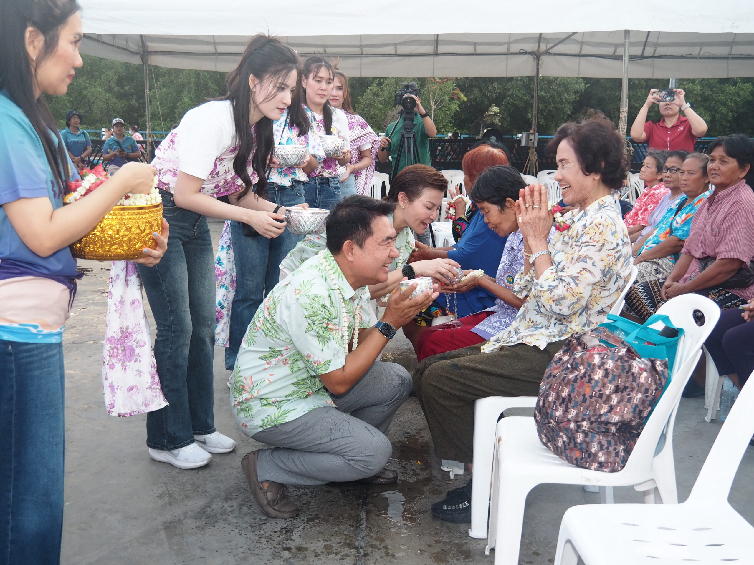 ท.ต.บางปูจัดกิจกรรม“วิถีน้ำ วิถีไทย มนต์เสน่ห์บางปู”ชวนแต่งกายสไตล์”สไบยีนส์” นายธีรพล ชุนเจริญ นายกเทศมนตรีตำบลบางปู พร้อม คุณศิริพร ยงค์สงวนชัย ภรรยา และ นายเมธัส แปลกพงษ์ศิริ รองนายกเทศมนตรี รวมทั้ง คณะผู้บริหาร ข้าราชการ เทศบาลตำบลบางปูร่วมจัดงาน ภายในงานมีการแสดงรำวงย้อนยุค การแสดงลีลาศผู้สูงอายุ การสาธิตการทำอาหาร จากเชฟจากัวร์ การแสดง หมากรุกคน และมีผู้สูงอายุร่วมพิธีรดน้ำดำหัวประมาณ600คน โดยชักชวนผู้ร่วมงานแต่งกายชุดไทยสไตล์ "สไบยีนส์" มาเดินชิลล์ดูนิทรรศการ เทศบาลตำบลบางปู จัดงานใหญ่ ขนทัพศิลปินดัง-เชฟร้อยล้าน ชวนแต่งไทยร่วมสมัยแบบสไบยีนส์ โดยนายธีรพล ชุนเจริญนายกเทศมนตรีตำบลบางปู เป็นประธานเปิดงาน พร้อมกับคณะผู้บริหาร ข้าราชการ ในงาน “วิถีน้ำ วิถีไทย มนต์เสน่ห์บางปู” ยกระดับภูมิปัญญาไทยสู่สากล พร้อมชมคอนเสิร์ตศิลปินดัง 25-26 เมษายนนี้ การจัดงาน สืบสานประเพณีวัฒนธรรม ภูมิปัญญาท้องถิ่น "วิถีน้ำ วิถีไทย มนต์เสน่ห์บางปูได้จัดขึ้นอย่างยิ่งใหญ่ในวันที่ 25 - 26 เมษายน 2569 ตั้งแต่เวลา 14.00 – 22.00 น. โดยมีวัตถุประสงค์เพื่อรื้อฟื้นและส่งเสริมมรดกทางวัฒนธรรมที่กำลังเลือนหายไป พร้อมสร้างความภาคภูมิใจในรากเหง้าของท้องถิ่นให้แก่เยาวชนรุ่นหลัง นายกเทศมนตรี กล่าวว่า งานนี้เป็นการรวมตัวของภูมิปัญญาที่ทรงคุณค่า ทั้งด้านอาหาร การละเล่น และพิธีกรรมที่แสดงถึงความกตัญญูต่อสายน้ำ ไฮไลต์สำคัญคือการยกระดับวัตถุดิบพื้นบ้านอย่าง กะปิ น้ำปลา และปลาแห้งบางปู โดย เชฟจากัวร์ ผู้ชนะเลิศสุดยอดข้าวแกงไทยสู่สากล 2025 ที่จะมาสาธิตการปรุงอาหารเมนูฟิวชั่นจากวัตถุดิบท้องถิ่น นอกจากนี้ ในวันที่ 26 เมษายน 2569 ผู้เข้าชมงานจะได้สัมผัสนิทรรศการย้อนรอยความรุ่งโรจน์ของบางปูในยุค 2493 และเพลิดเพลินกับร้านค้าของดีเมืองบางปูกว่า 50 ร้าน ปิดท้ายค่ำคืนด้วยคอนเสิร์ตจากศิลปินคุณภาพ Blackhead, ซูเปอร์เตย,บังนัส แอนด์ ฟิวเจอร์แบนด์, และต้นข้าว สุปรียา เทศบาลตำบลบางปู จังหวัดสมุทรปราการ ขอเชิญทุกท่านมาย้อนรอยเสน่ห์แห่งกาลเวลาในงาน สืบสานประเพณีวัฒนธรรม ภูมิปัญญาท้องถิ่น "วิถีน้ำ วิถีไทย มนต์เสน่ห์บางปู" พร้อมช้อปชิมของดีจากร้านค้าชื่อดังกว่า 50 ร้าน และสนุกสุดเหวี่ยงกับคอนเสิร์ตจากศิลปินระดับตำนาน อาทิ ไท ธนาวุฒิ, Blackhead, บังนัส แอนด์ ฟิวเจอร์แบนด์, และต้นข้าว สุปรียาส่วน วันอาทิตย์ที่ 26 เม.ย.: ปิดท้ายวันด้วยกิจกรรมเล่นน้ำสุดมันส์ตลอดวัน