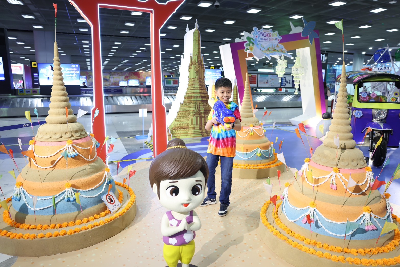 ท่าอากาศยานสุวรรณภูมิ (ทสภ.) จัดกิจกรรมต้อนรับเทศกาลสงกรานต์ ประจำปี 2569 ตั้งแต่วันนี้ - 20 เมษายน 2569 ภายใต้แนวคิด “Amazing Songkran Festival 2026” โดยเนรมิตพื้นที่ภายในอาคารผู้โดยสารให้เป็นจุดถ่ายภาพ  (Photo Landmark) และพื้นที่จัดกิจกรรม เพื่อสร้างบรรยากาศแห่งความสนุกสนานรวมถึงการต้อนรับนักเดินทาง จากทั่วโลกในช่วงเทศกาลสงกรานต์และถ่ายทอดเอกลักษณ์ความเป็นไทย ให้แก่นักเดินทางจากทั่วโลก สำหรับการตกแต่ง ทสภ. ได้จัดจุดถ่ายภาพหลักบริเวณโถงสายพานรับกระเป๋าที่ 11 และ 12 ผู้โดยสารขาเข้าระหว่างประเทศ โดยออกแบบ แลนด์มาร์กสะท้อนอัตลักษณ์ความเป็นไทย อาทิ เสาชิงช้า พระปรางค์วัดอรุณราชวราราม และรถตุ๊กตุ๊ก เพื่อสร้างความประทับใจตั้งแต่ก้าวแรกที่เดินทางมาถึงประเทศไทย รวมถึงเป็นจุดเช็กอินแรกของการเดินทาง อีกทั้งได้อัญเชิญพระพุทธรูป มาประดิษฐานให้ผู้โดยสารได้สรงน้ำพระ เพื่อความเป็นสิริมงคล บริเวณริมกระจกระหว่างประตู 4 - 5 ห้องโถงผู้โดยสาร ขาออก ชั้น 4 อาคารผู้โดยสาร ทสภ.  นอกจากนี้ในช่วงเทศกาลสงกรานต์ ทสภ. ได้จัดกิจกรรมและการแสดงเพื่อมอบความสุขให้กับผู้โดยสาร โดยในวันที่ 10 เมษายน 2569 มีการแสดงหุ่นละครเล็กและกลองยาว พร้อมแจกของที่ระลึก ณ บริเวณชั้น 2 ห้องโถงผู้โดยสารขาเข้าภายในประเทศและระหว่างประเทศ และบริเวณอาคารเทียบเครื่องบินรองหลังที่ 1 (SAT-1)  ในระหว่างวันที่ 13 - 15 เมษายน 2569 ทสภ. จัดกิจกรรมเชิงวัฒนธรรมไทยพร้อมจุดถ่ายภาพ ณ อาคารเทียบเครื่องบิน D ทั้งฝั่งตะวันออกและฝั่งตะวันตก ชั้น 4 ผู้โดยสารขาออกระหว่างประเทศ อาทิ การนวดแผนไทย การทำยาดมสมุนไพร  การจัดทำถุงเครื่องหอมบุหงาแห้ง การร้อยพวงมาลัยคล้องคอ และกิจกรรมสอนทำว่าวใบไม้ เพื่อให้ผู้โดยสารได้มีส่วนร่วมอย่างใกล้ชิด พร้อมทั้งส่งเสริม Soft Power ไทยสู่สายตานานาชาติ ทั้งนี้ในวันที่ 13 เมษายน 2569 ทสภ. ได้จัดการแสดงพิเศษดนตรีไทย บริเวณชั้น 2 โถงผู้โดยสารขาเข้าระหว่างประเทศ ระหว่างสายพานรับกระเป๋าหมายเลข 11 - 12 ทสภ. จัดกิจกรรมเพื่อยกระดับประสบการณ์ผู้โดยสาร (Passenger Experience) สร้างความประทับใจ ตั้งแต่ก้าวแรกที่เดินทางถึงประเทศไทย พร้อมตอกย้ำภาพลักษณ์ประเทศในฐานะจุดหมายปลายทางด้านการท่องเที่ยว และวัฒนธรรมระดับโลก