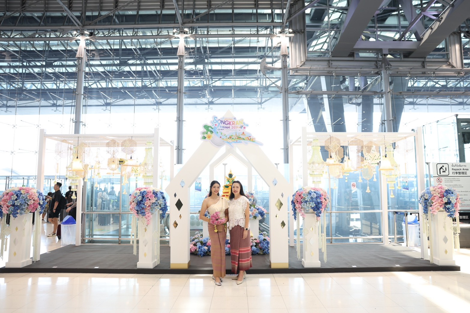 ท่าอากาศยานสุวรรณภูมิ (ทสภ.) จัดกิจกรรมต้อนรับเทศกาลสงกรานต์ ประจำปี 2569 ตั้งแต่วันนี้ - 20 เมษายน 2569 ภายใต้แนวคิด “Amazing Songkran Festival 2026” โดยเนรมิตพื้นที่ภายในอาคารผู้โดยสารให้เป็นจุดถ่ายภาพ  (Photo Landmark) และพื้นที่จัดกิจกรรม เพื่อสร้างบรรยากาศแห่งความสนุกสนานรวมถึงการต้อนรับนักเดินทาง จากทั่วโลกในช่วงเทศกาลสงกรานต์และถ่ายทอดเอกลักษณ์ความเป็นไทย ให้แก่นักเดินทางจากทั่วโลก สำหรับการตกแต่ง ทสภ. ได้จัดจุดถ่ายภาพหลักบริเวณโถงสายพานรับกระเป๋าที่ 11 และ 12 ผู้โดยสารขาเข้าระหว่างประเทศ โดยออกแบบ แลนด์มาร์กสะท้อนอัตลักษณ์ความเป็นไทย อาทิ เสาชิงช้า พระปรางค์วัดอรุณราชวราราม และรถตุ๊กตุ๊ก เพื่อสร้างความประทับใจตั้งแต่ก้าวแรกที่เดินทางมาถึงประเทศไทย รวมถึงเป็นจุดเช็กอินแรกของการเดินทาง อีกทั้งได้อัญเชิญพระพุทธรูป มาประดิษฐานให้ผู้โดยสารได้สรงน้ำพระ เพื่อความเป็นสิริมงคล บริเวณริมกระจกระหว่างประตู 4 - 5 ห้องโถงผู้โดยสาร ขาออก ชั้น 4 อาคารผู้โดยสาร ทสภ.  นอกจากนี้ในช่วงเทศกาลสงกรานต์ ทสภ. ได้จัดกิจกรรมและการแสดงเพื่อมอบความสุขให้กับผู้โดยสาร โดยในวันที่ 10 เมษายน 2569 มีการแสดงหุ่นละครเล็กและกลองยาว พร้อมแจกของที่ระลึก ณ บริเวณชั้น 2 ห้องโถงผู้โดยสารขาเข้าภายในประเทศและระหว่างประเทศ และบริเวณอาคารเทียบเครื่องบินรองหลังที่ 1 (SAT-1)  ในระหว่างวันที่ 13 - 15 เมษายน 2569 ทสภ. จัดกิจกรรมเชิงวัฒนธรรมไทยพร้อมจุดถ่ายภาพ ณ อาคารเทียบเครื่องบิน D ทั้งฝั่งตะวันออกและฝั่งตะวันตก ชั้น 4 ผู้โดยสารขาออกระหว่างประเทศ อาทิ การนวดแผนไทย การทำยาดมสมุนไพร  การจัดทำถุงเครื่องหอมบุหงาแห้ง การร้อยพวงมาลัยคล้องคอ และกิจกรรมสอนทำว่าวใบไม้ เพื่อให้ผู้โดยสารได้มีส่วนร่วมอย่างใกล้ชิด พร้อมทั้งส่งเสริม Soft Power ไทยสู่สายตานานาชาติ ทั้งนี้ในวันที่ 13 เมษายน 2569 ทสภ. ได้จัดการแสดงพิเศษดนตรีไทย บริเวณชั้น 2 โถงผู้โดยสารขาเข้าระหว่างประเทศ ระหว่างสายพานรับกระเป๋าหมายเลข 11 - 12 ทสภ. จัดกิจกรรมเพื่อยกระดับประสบการณ์ผู้โดยสาร (Passenger Experience) สร้างความประทับใจ ตั้งแต่ก้าวแรกที่เดินทางถึงประเทศไทย พร้อมตอกย้ำภาพลักษณ์ประเทศในฐานะจุดหมายปลายทางด้านการท่องเที่ยว และวัฒนธรรมระดับโลก