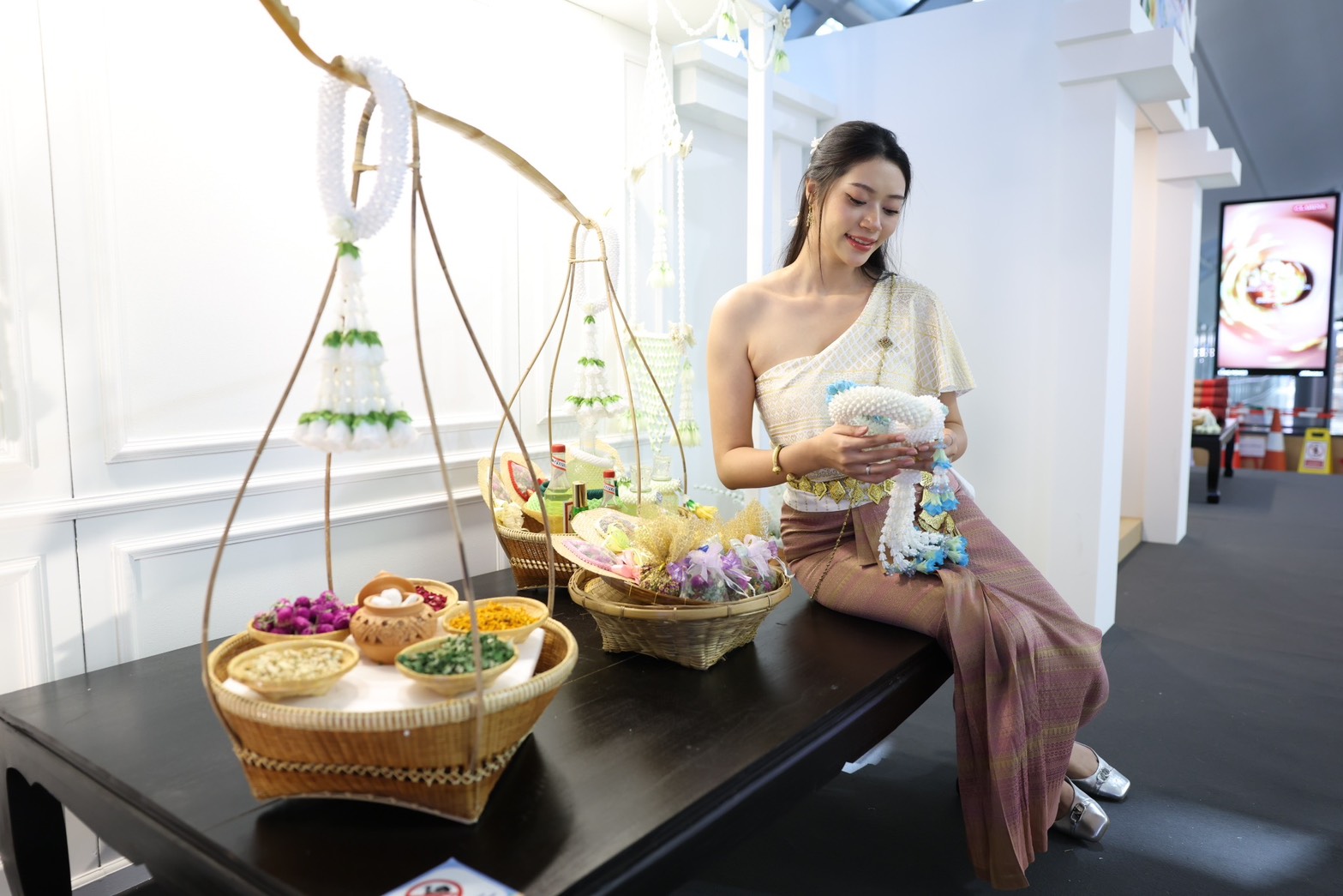 ท่าอากาศยานสุวรรณภูมิ (ทสภ.) จัดกิจกรรมต้อนรับเทศกาลสงกรานต์ ประจำปี 2569 ตั้งแต่วันนี้ - 20 เมษายน 2569 ภายใต้แนวคิด “Amazing Songkran Festival 2026” โดยเนรมิตพื้นที่ภายในอาคารผู้โดยสารให้เป็นจุดถ่ายภาพ  (Photo Landmark) และพื้นที่จัดกิจกรรม เพื่อสร้างบรรยากาศแห่งความสนุกสนานรวมถึงการต้อนรับนักเดินทาง จากทั่วโลกในช่วงเทศกาลสงกรานต์และถ่ายทอดเอกลักษณ์ความเป็นไทย ให้แก่นักเดินทางจากทั่วโลก สำหรับการตกแต่ง ทสภ. ได้จัดจุดถ่ายภาพหลักบริเวณโถงสายพานรับกระเป๋าที่ 11 และ 12 ผู้โดยสารขาเข้าระหว่างประเทศ โดยออกแบบ แลนด์มาร์กสะท้อนอัตลักษณ์ความเป็นไทย อาทิ เสาชิงช้า พระปรางค์วัดอรุณราชวราราม และรถตุ๊กตุ๊ก เพื่อสร้างความประทับใจตั้งแต่ก้าวแรกที่เดินทางมาถึงประเทศไทย รวมถึงเป็นจุดเช็กอินแรกของการเดินทาง อีกทั้งได้อัญเชิญพระพุทธรูป มาประดิษฐานให้ผู้โดยสารได้สรงน้ำพระ เพื่อความเป็นสิริมงคล บริเวณริมกระจกระหว่างประตู 4 - 5 ห้องโถงผู้โดยสาร ขาออก ชั้น 4 อาคารผู้โดยสาร ทสภ.  นอกจากนี้ในช่วงเทศกาลสงกรานต์ ทสภ. ได้จัดกิจกรรมและการแสดงเพื่อมอบความสุขให้กับผู้โดยสาร โดยในวันที่ 10 เมษายน 2569 มีการแสดงหุ่นละครเล็กและกลองยาว พร้อมแจกของที่ระลึก ณ บริเวณชั้น 2 ห้องโถงผู้โดยสารขาเข้าภายในประเทศและระหว่างประเทศ และบริเวณอาคารเทียบเครื่องบินรองหลังที่ 1 (SAT-1)  ในระหว่างวันที่ 13 - 15 เมษายน 2569 ทสภ. จัดกิจกรรมเชิงวัฒนธรรมไทยพร้อมจุดถ่ายภาพ ณ อาคารเทียบเครื่องบิน D ทั้งฝั่งตะวันออกและฝั่งตะวันตก ชั้น 4 ผู้โดยสารขาออกระหว่างประเทศ อาทิ การนวดแผนไทย การทำยาดมสมุนไพร  การจัดทำถุงเครื่องหอมบุหงาแห้ง การร้อยพวงมาลัยคล้องคอ และกิจกรรมสอนทำว่าวใบไม้ เพื่อให้ผู้โดยสารได้มีส่วนร่วมอย่างใกล้ชิด พร้อมทั้งส่งเสริม Soft Power ไทยสู่สายตานานาชาติ ทั้งนี้ในวันที่ 13 เมษายน 2569 ทสภ. ได้จัดการแสดงพิเศษดนตรีไทย บริเวณชั้น 2 โถงผู้โดยสารขาเข้าระหว่างประเทศ ระหว่างสายพานรับกระเป๋าหมายเลข 11 - 12 ทสภ. จัดกิจกรรมเพื่อยกระดับประสบการณ์ผู้โดยสาร (Passenger Experience) สร้างความประทับใจ ตั้งแต่ก้าวแรกที่เดินทางถึงประเทศไทย พร้อมตอกย้ำภาพลักษณ์ประเทศในฐานะจุดหมายปลายทางด้านการท่องเที่ยว และวัฒนธรรมระดับโลก