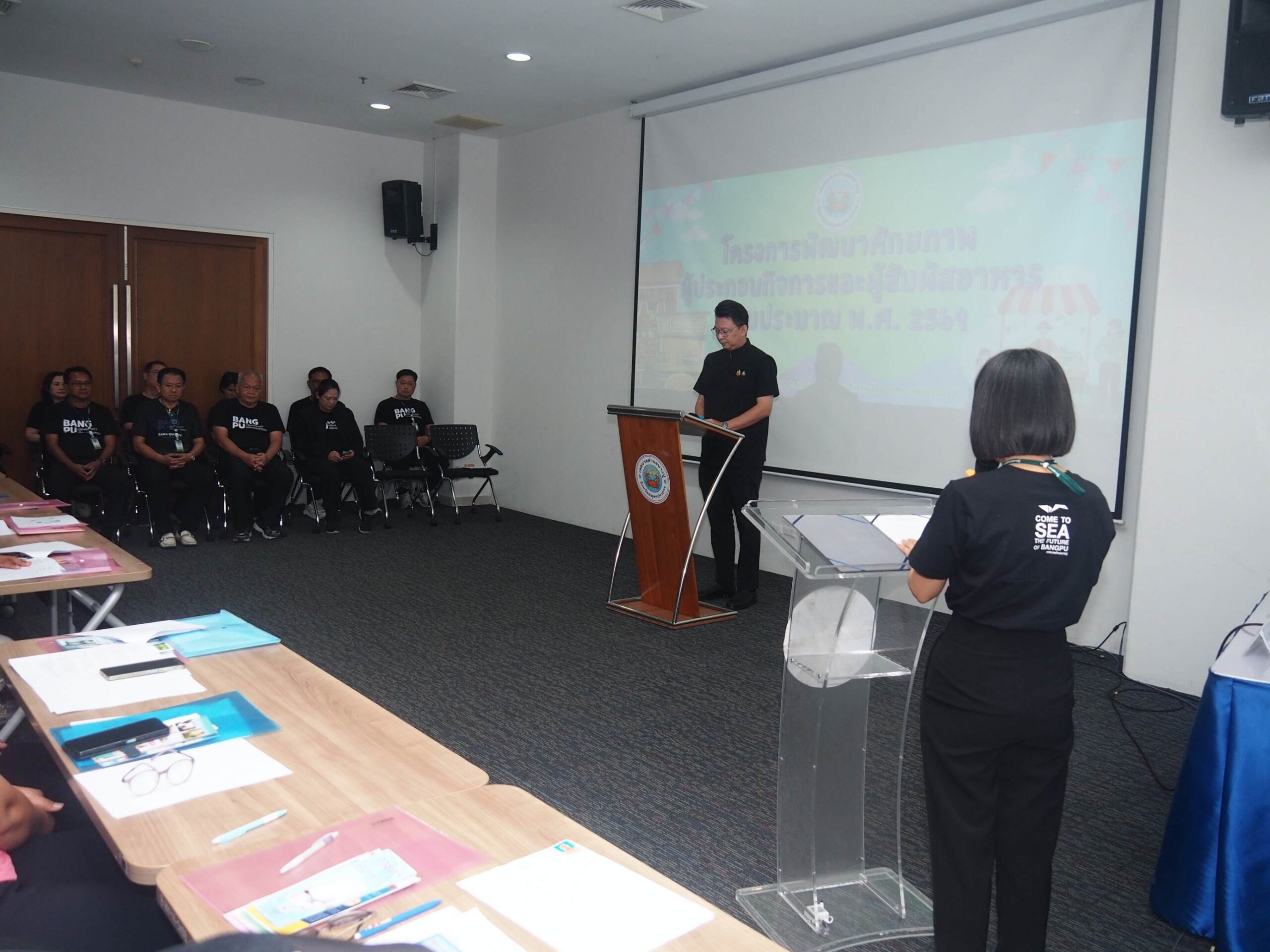 เทศบาลตำบลบางปู จัดโครงการพัฒนาศักยภาพผู้ประกอบกิจการและผู้สัมผัสอาหาร หลักสูตรผู้ประกอบกิจการ จำนวน 50 คน และหลักสูตรผู้สัมผัสอาหาร จำนวน 50 คน