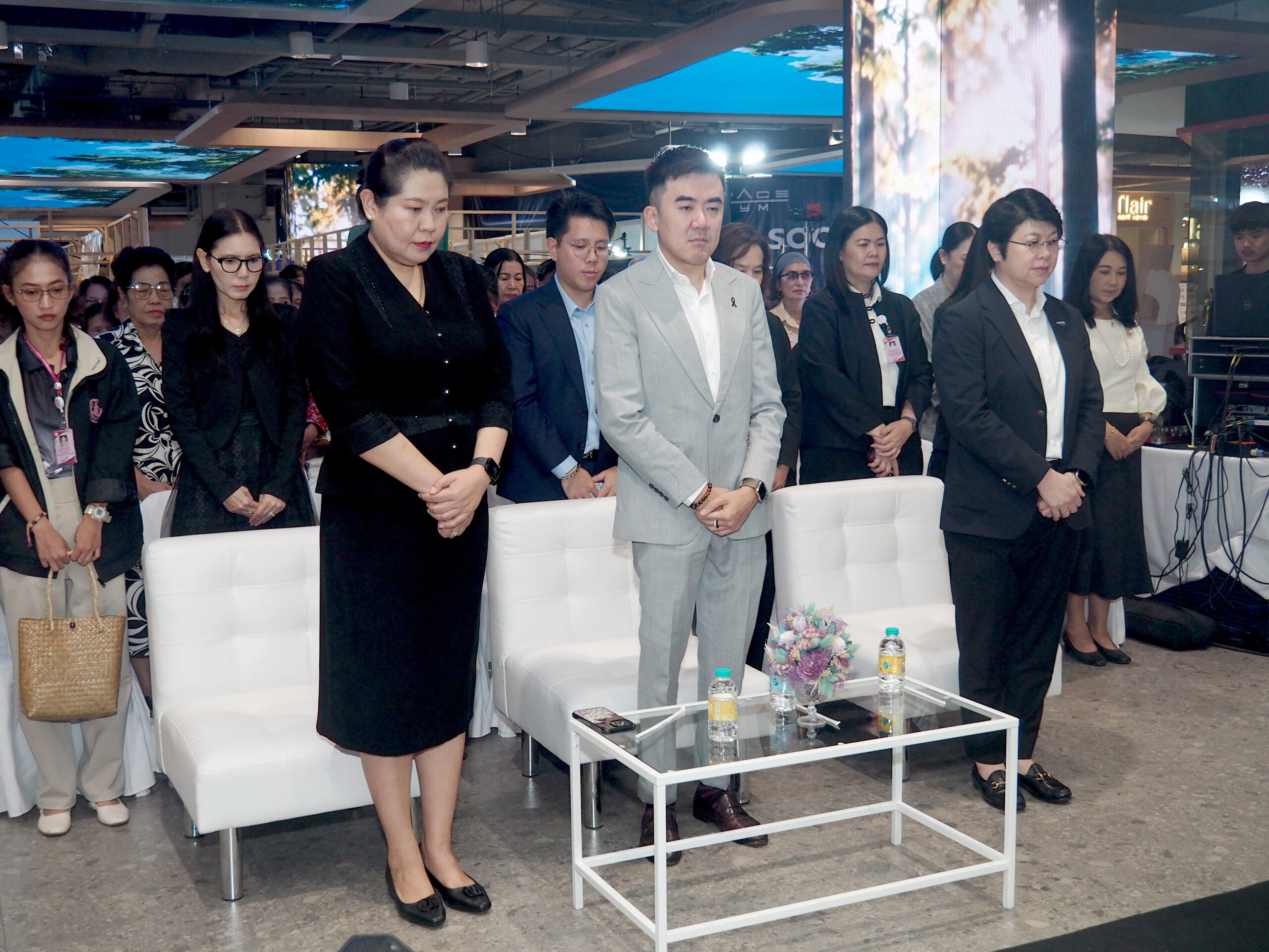 ผส. จับมือ ซีพี แอ็กซ์ตร้า เปิด “โครงการ 60 ยังแจ๋ว CLUB” - “ชนินทร์” เผย พม.ยุคใหม่ เดินหน้าสร้างอาชีพและโอกาสให้ผู้สูงอายุไทย ช่วยขับเคลื่อนการพัฒนา   วันศุกร์ที่ 22 พฤษภาคม พ.ศ. 2569 นายชนินทร์ รุ่งธนเกียรติ ที่ปรึกษารัฐมนตรีว่าการกระทรวงการพัฒนาสังคมและความมั่นคงของมนุษย์ (ที่ปรึกษา รมว.พม.) เป็นประธานในพิธีเปิด “โครงการ 60 ยังแจ๋ว CLUB” ความร่วมมือระหว่างกรมกิจการผู้สูงอายุ กระทรวงการพัฒนาสังคมและความมั่นคงของมนุษย์ และ CP AXTRA เพื่อร่วมกันยกระดับคุณภาพชีวิตผู้สูงอายุไทย โดยมี นางวรรณภา สุขคง รองอธิบดีกรมกิจการผู้สูงอายุ นางเบญจวรรณ อ่องศรี ประธานเจ้าหน้าที่บริหารสายงานธุรกิจศูนย์การค้า กลุ่มธุรกิจศูนย์การค้าและอสังหาริมทรัพย์ CP AXTRA นางสาวอนินทิตา รุจิประภา พัฒนาสังคมและความมั่นคงของมนุษย์จังหวัดสมุทรปราการ พร้อมด้วยคณะผู้บริหารกรมกิจการผู้สูงอายุ เจ้าหน้าที่ และผู้สูงอายุ เข้าร่วม ณ โลตัส สาขาบางนา จังหวัดสมุทรปราการ  ในโอกาสนี้ นายชนินทร์กล่าวว่า ประเทศไทยได้ก้าวเข้าสู่สังคมผู้สูงอายุอย่างสมบูรณ์ และมีจำนวนผู้สูงอายุเพิ่มขึ้นอย่างต่อเนื่อง ขณะเดียวกันผู้สูงอายุจำนวนมากกว่า 90% เป็นผู้สูงอายุที่ ‘ติดสังคม’ ไม่ใช่ติดบ้านหรือติดเตียง ยังคงมีศักยภาพในการทำงาน และมีอายุขัยเฉลี่ยที่ยาวขึ้นเป็น 80-85 ปี การทำให้ผู้สูงอายุหลังวัยเกษียณที่ 60 ปีนั้น มีโอกาสได้ทำงานจะส่งเสริมคุณค่าในชีวิต และเป็นกลไกใรการขับเคลื่อนการพัฒนาเศรษฐกิจและสังคมได้  นายชนินทร์กล่าวว่า ด้วยเหตุนี้ นายนิกร โสมกลาง รัฐมนตรีว่าการกระทรวง พม. จึงมุ่งขับเคลื่อนการสร้างอาชีพ พัฒนาทักษะ และส่งเสริมการจ้างงานผู้สูงอายุ เพื่อรองรับเศรษฐกิจสูงวัย และได้มอบนโยบายว่าการทำงานของภาครัฐ ต้องเปลี่ยนบทบาทจาก “ผู้ให้ความช่วยเหลือ” สู่ “ผู้สร้างโอกาส” เพื่อให้คนทุกกลุ่มสามารถพึ่งพาตนเองได้อย่างมีคุณค่าในสังคม  ทั้งนี้ “โครงการ 60 ยังแจ๋ว CLUB” ถือเป็นอีกหนึ่งกลไกสำคัญในการสร้างโอกาส สร้างอาชีพ และสร้างรายได้ให้แก่ผู้สูงอายุ พร้อมเปิดพื้นที่ให้ผู้สูงอายุได้นำศักยภาพและประสบการณ์มาสร้างประโยชน์ให้แก่สังคม ภายใต้แนวคิด “อายุเป็นเพียงตัวเลข” และทุกช่วงวัยยังสามารถร่วมขับเคลื่อนสังคมไทยให้เติบโตอย่างมั่นคง  สำหรับงาน “โครงการ 60 ยังแจ๋ว CLUB” จัดขึ้นระหว่างวันที่ 22 – 24 พฤษภาคม พ.ศ. 2569 ณ โลตัส สาขาบางนา จังหวัดสมุทรปราการ ภายในงานประกอบด้วย • FIT CLUB บูทตรวจสุขภาพสำหรับผู้สูงอายุ และจุดเปิดรับสมัครงานที่โลตัส • FOOD CLUB บูทตลาดนัดสุขใจวัยเก๋า • FUN CLUB ช่วง Special Talk ร่วมพูดคุยแชร์ประสบการณ์กับ คุณนีโน่ เมทนี และตัวแทนพนักงานซีพี แอ็กซ์ตร้า