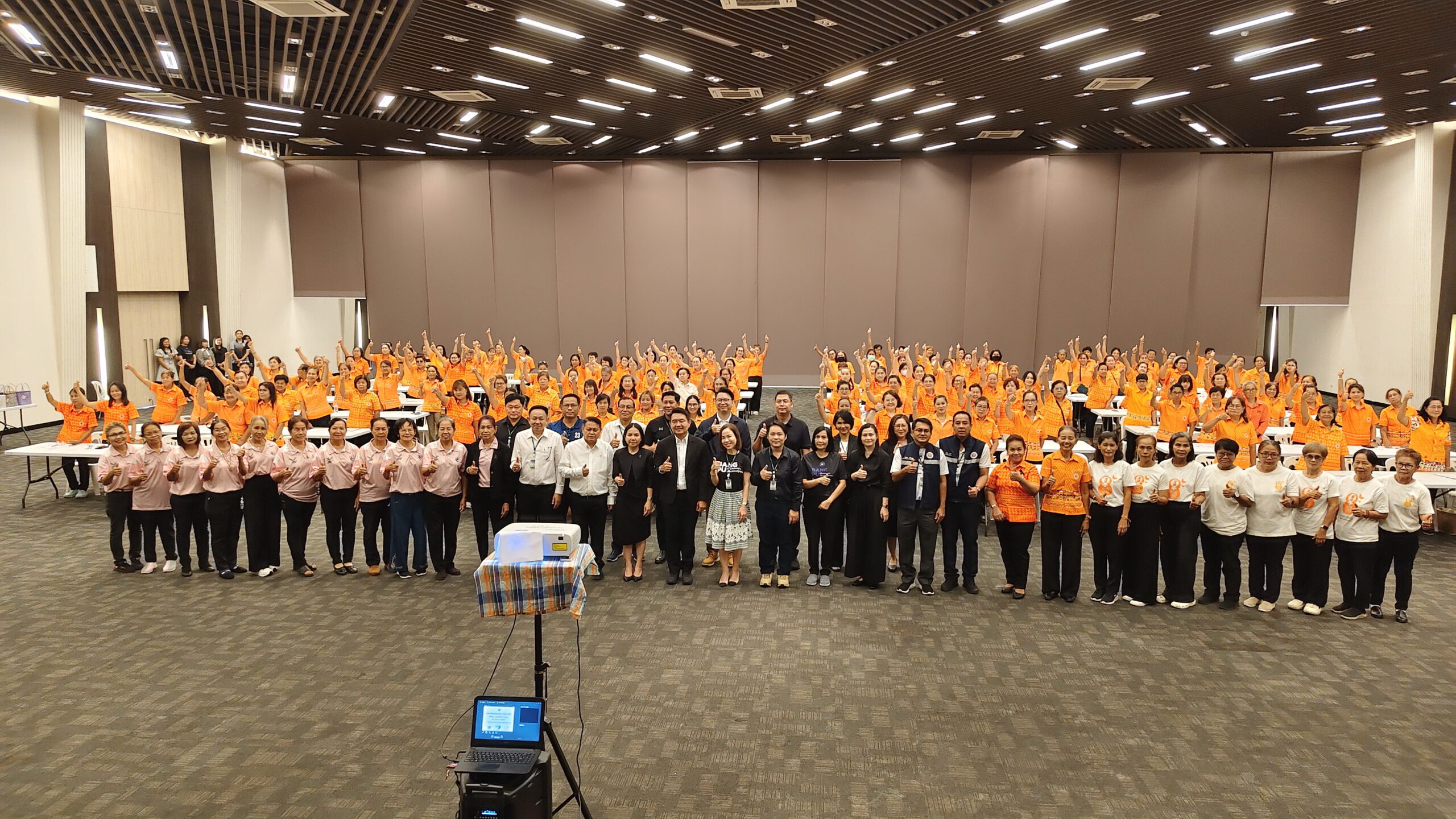 เทศบาลตำบลบางปู จัดโครงการฝึกอบรมและพัฒนาอาชีพอย่างยั่งยืน ที่ศูนย์ประชุม SEA COMPLEX เทศบาลตำบลบางปู อำเภอเมือง จังหวัดสมุทรปราการ นายธีรพล ชุนเจริญ นายกเทศมนตรีตำบลบางปู เป็นประธานเปิดโครงการฝึกอบรมและพัฒนาอาชีพอย่างยั่งยืน โดยมีนางสาวปารณีย์ นาคคำ ปลัดเทศบาลตำบลบางปู กล่าวรายงาน พร้อมด้วยคณะผู้บริหาร ที่ปรึกษานายก เลขานุการนายก สมาชิกสภาเทศบาล หัวหน้าส่วนราชการ เจ้าหน้าที่กองสวัสดิการ และประชาชนในเขตเทศบาลตำบลบางปู เข้าร่วมโครงการ เทศบาลตำบลบางปู ได้ตระหนักถึงการส่งเสริมและการพัฒนาคุณภาพชีวิตของประชาชน จึงได้จัดทำโครงการฝึกอบรมและพัฒนาอาชีพอย่างยั่งยืน ประจำปีงบประมาณ 2569 โดยมีวัตถุประสงค์ ดังต่อไปนี้ เพื่อส่งเสริมความรู้และทักษะด้านอาชีพให้แก่ประชาชนในเขตเทศบาลตำบลบางปู เพื่อสร้างโอกาสและทางเลือกในการประกอบอาชีพเป็นการเพิ่มรายได้และลดรายจ่ายในครัวเรือน ใช้เวลาว่างให้เกิดประโยชน์ชน์ต่อตนเองและครอบครัว เพื่อส่งเสริมให้ประชาชนที่เข้ารับการฝึกอบรมมีอาชีพและสร้างรายได้ ให้เพียงพอต่อการดำรงชีพ และยกระดับคุณภาพชีวิตที่ดีมากยิ่งขึ้น การจัดการฝึกอบรมตามโครงการฯ ในครั้งนี้ มีผู้เข้าร่วมโครงการเป็นกลุ่มพัฒนาสตรี เทศบาลตำบลบางปู ซึ่งได้รับเกียรติจากวิทยากรผู้ทรงคุณวุฒิ นำโดย นางสาวนฤภัค แซ่ฉั่ว และคณะ ได้ให้เกียรติมาเป็นวิทยากรในการฝึกอบรมฯและให้ความรู้ ฝึกอบรมหลักสูตร "การสานตะกร้าพลาสติก" จำนวน 2 รุ่น รวม 350 คน ในระหว่างวันที่ 21-22 พฤษภาคม 2569