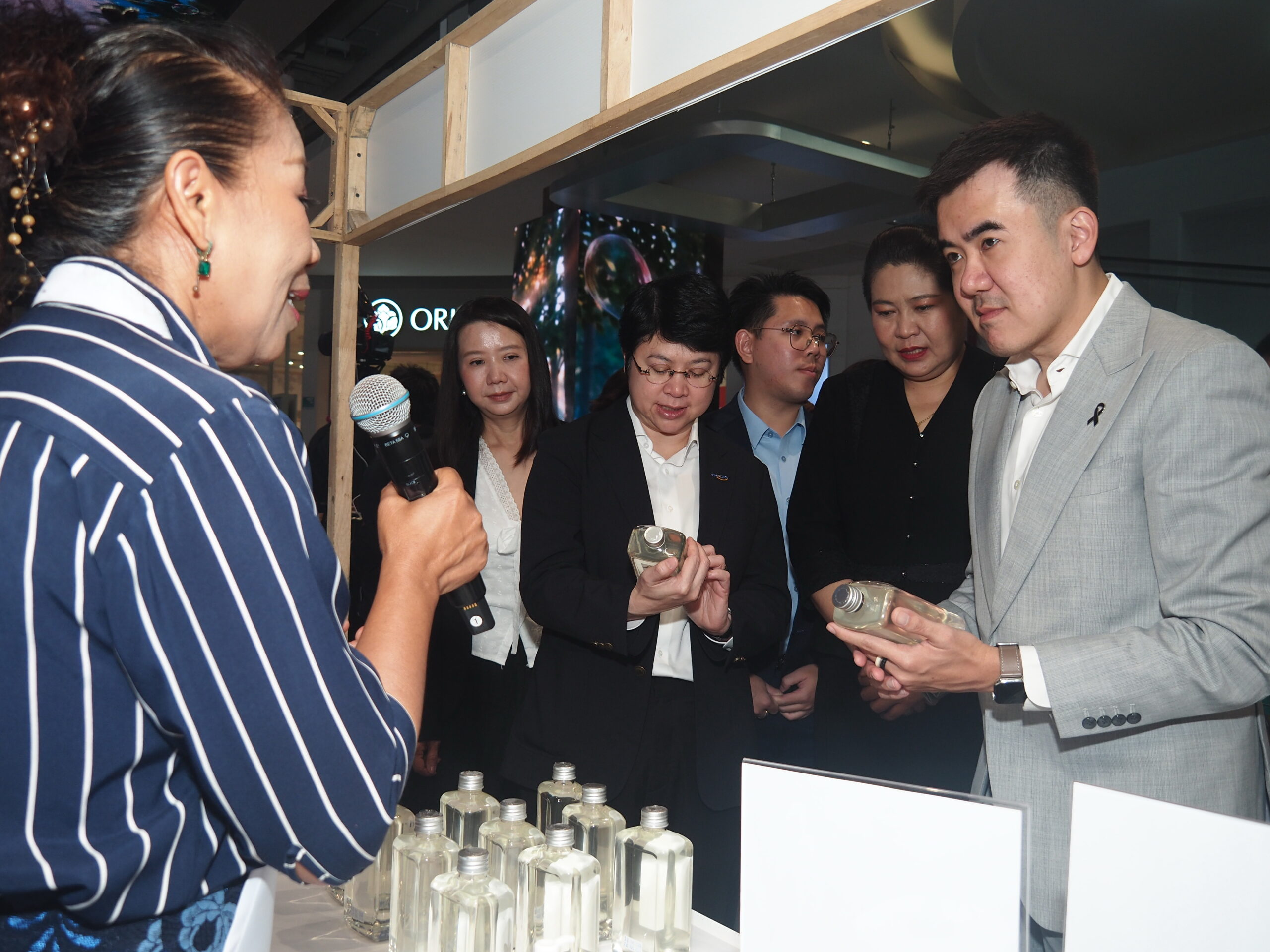 ผส. จับมือ ซีพี แอ็กซ์ตร้า เปิด “โครงการ 60 ยังแจ๋ว CLUB” - “ชนินทร์” เผย พม.ยุคใหม่ เดินหน้าสร้างอาชีพและโอกาสให้ผู้สูงอายุไทย ช่วยขับเคลื่อนการพัฒนา   วันศุกร์ที่ 22 พฤษภาคม พ.ศ. 2569 นายชนินทร์ รุ่งธนเกียรติ ที่ปรึกษารัฐมนตรีว่าการกระทรวงการพัฒนาสังคมและความมั่นคงของมนุษย์ (ที่ปรึกษา รมว.พม.) เป็นประธานในพิธีเปิด “โครงการ 60 ยังแจ๋ว CLUB” ความร่วมมือระหว่างกรมกิจการผู้สูงอายุ กระทรวงการพัฒนาสังคมและความมั่นคงของมนุษย์ และ CP AXTRA เพื่อร่วมกันยกระดับคุณภาพชีวิตผู้สูงอายุไทย โดยมี นางวรรณภา สุขคง รองอธิบดีกรมกิจการผู้สูงอายุ นางเบญจวรรณ อ่องศรี ประธานเจ้าหน้าที่บริหารสายงานธุรกิจศูนย์การค้า กลุ่มธุรกิจศูนย์การค้าและอสังหาริมทรัพย์ CP AXTRA นางสาวอนินทิตา รุจิประภา พัฒนาสังคมและความมั่นคงของมนุษย์จังหวัดสมุทรปราการ พร้อมด้วยคณะผู้บริหารกรมกิจการผู้สูงอายุ เจ้าหน้าที่ และผู้สูงอายุ เข้าร่วม ณ โลตัส สาขาบางนา จังหวัดสมุทรปราการ  ในโอกาสนี้ นายชนินทร์กล่าวว่า ประเทศไทยได้ก้าวเข้าสู่สังคมผู้สูงอายุอย่างสมบูรณ์ และมีจำนวนผู้สูงอายุเพิ่มขึ้นอย่างต่อเนื่อง ขณะเดียวกันผู้สูงอายุจำนวนมากกว่า 90% เป็นผู้สูงอายุที่ ‘ติดสังคม’ ไม่ใช่ติดบ้านหรือติดเตียง ยังคงมีศักยภาพในการทำงาน และมีอายุขัยเฉลี่ยที่ยาวขึ้นเป็น 80-85 ปี การทำให้ผู้สูงอายุหลังวัยเกษียณที่ 60 ปีนั้น มีโอกาสได้ทำงานจะส่งเสริมคุณค่าในชีวิต และเป็นกลไกใรการขับเคลื่อนการพัฒนาเศรษฐกิจและสังคมได้  นายชนินทร์กล่าวว่า ด้วยเหตุนี้ นายนิกร โสมกลาง รัฐมนตรีว่าการกระทรวง พม. จึงมุ่งขับเคลื่อนการสร้างอาชีพ พัฒนาทักษะ และส่งเสริมการจ้างงานผู้สูงอายุ เพื่อรองรับเศรษฐกิจสูงวัย และได้มอบนโยบายว่าการทำงานของภาครัฐ ต้องเปลี่ยนบทบาทจาก “ผู้ให้ความช่วยเหลือ” สู่ “ผู้สร้างโอกาส” เพื่อให้คนทุกกลุ่มสามารถพึ่งพาตนเองได้อย่างมีคุณค่าในสังคม  ทั้งนี้ “โครงการ 60 ยังแจ๋ว CLUB” ถือเป็นอีกหนึ่งกลไกสำคัญในการสร้างโอกาส สร้างอาชีพ และสร้างรายได้ให้แก่ผู้สูงอายุ พร้อมเปิดพื้นที่ให้ผู้สูงอายุได้นำศักยภาพและประสบการณ์มาสร้างประโยชน์ให้แก่สังคม ภายใต้แนวคิด “อายุเป็นเพียงตัวเลข” และทุกช่วงวัยยังสามารถร่วมขับเคลื่อนสังคมไทยให้เติบโตอย่างมั่นคง  สำหรับงาน “โครงการ 60 ยังแจ๋ว CLUB” จัดขึ้นระหว่างวันที่ 22 – 24 พฤษภาคม พ.ศ. 2569 ณ โลตัส สาขาบางนา จังหวัดสมุทรปราการ ภายในงานประกอบด้วย • FIT CLUB บูทตรวจสุขภาพสำหรับผู้สูงอายุ และจุดเปิดรับสมัครงานที่โลตัส • FOOD CLUB บูทตลาดนัดสุขใจวัยเก๋า • FUN CLUB ช่วง Special Talk ร่วมพูดคุยแชร์ประสบการณ์กับ คุณนีโน่ เมทนี และตัวแทนพนักงานซีพี แอ็กซ์ตร้า
