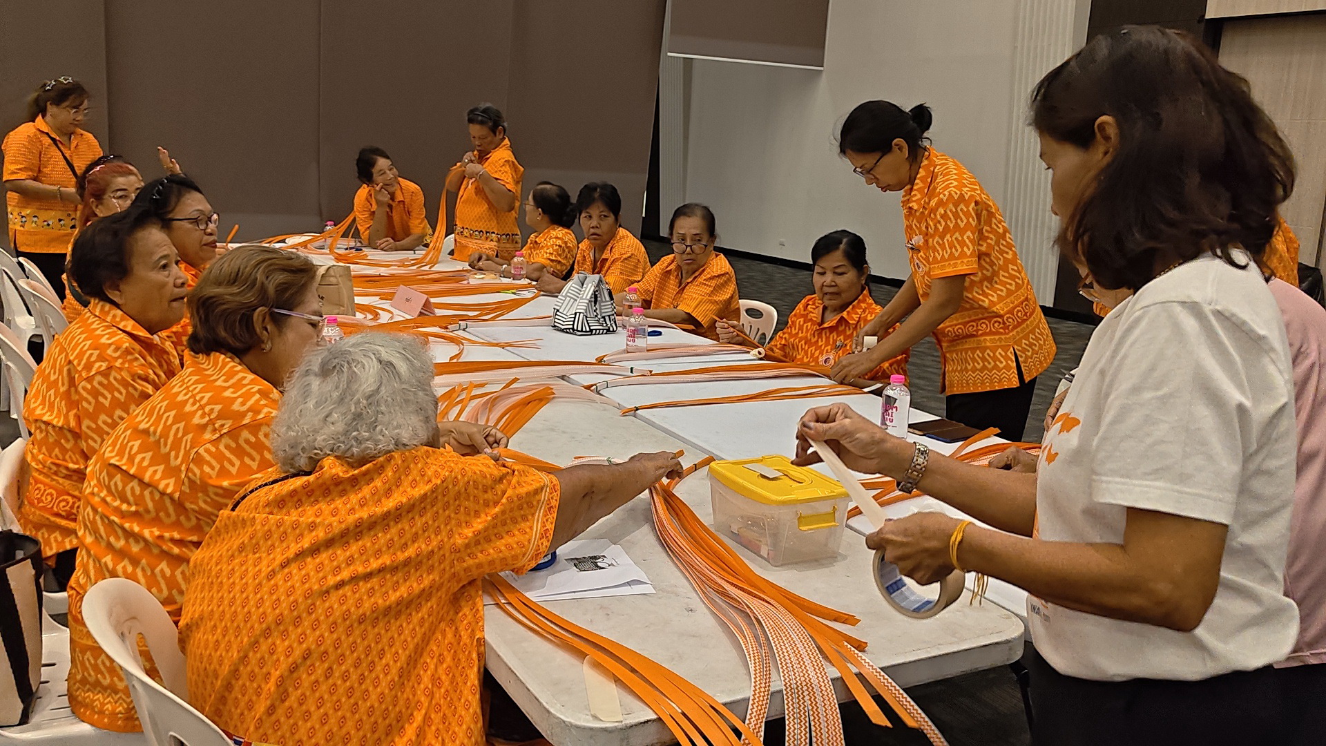 เทศบาลตำบลบางปู จัดโครงการฝึกอบรมและพัฒนาอาชีพอย่างยั่งยืน ที่ศูนย์ประชุม SEA COMPLEX เทศบาลตำบลบางปู อำเภอเมือง จังหวัดสมุทรปราการ นายธีรพล ชุนเจริญ นายกเทศมนตรีตำบลบางปู เป็นประธานเปิดโครงการฝึกอบรมและพัฒนาอาชีพอย่างยั่งยืน โดยมีนางสาวปารณีย์ นาคคำ ปลัดเทศบาลตำบลบางปู กล่าวรายงาน พร้อมด้วยคณะผู้บริหาร ที่ปรึกษานายก เลขานุการนายก สมาชิกสภาเทศบาล หัวหน้าส่วนราชการ เจ้าหน้าที่กองสวัสดิการ และประชาชนในเขตเทศบาลตำบลบางปู เข้าร่วมโครงการ เทศบาลตำบลบางปู ได้ตระหนักถึงการส่งเสริมและการพัฒนาคุณภาพชีวิตของประชาชน จึงได้จัดทำโครงการฝึกอบรมและพัฒนาอาชีพอย่างยั่งยืน ประจำปีงบประมาณ 2569 โดยมีวัตถุประสงค์ ดังต่อไปนี้ เพื่อส่งเสริมความรู้และทักษะด้านอาชีพให้แก่ประชาชนในเขตเทศบาลตำบลบางปู เพื่อสร้างโอกาสและทางเลือกในการประกอบอาชีพเป็นการเพิ่มรายได้และลดรายจ่ายในครัวเรือน ใช้เวลาว่างให้เกิดประโยชน์ชน์ต่อตนเองและครอบครัว เพื่อส่งเสริมให้ประชาชนที่เข้ารับการฝึกอบรมมีอาชีพและสร้างรายได้ ให้เพียงพอต่อการดำรงชีพ และยกระดับคุณภาพชีวิตที่ดีมากยิ่งขึ้น การจัดการฝึกอบรมตามโครงการฯ ในครั้งนี้ มีผู้เข้าร่วมโครงการเป็นกลุ่มพัฒนาสตรี เทศบาลตำบลบางปู ซึ่งได้รับเกียรติจากวิทยากรผู้ทรงคุณวุฒิ นำโดย นางสาวนฤภัค แซ่ฉั่ว และคณะ ได้ให้เกียรติมาเป็นวิทยากรในการฝึกอบรมฯและให้ความรู้ ฝึกอบรมหลักสูตร "การสานตะกร้าพลาสติก" จำนวน 2 รุ่น รวม 350 คน ในระหว่างวันที่ 21-22 พฤษภาคม 2569