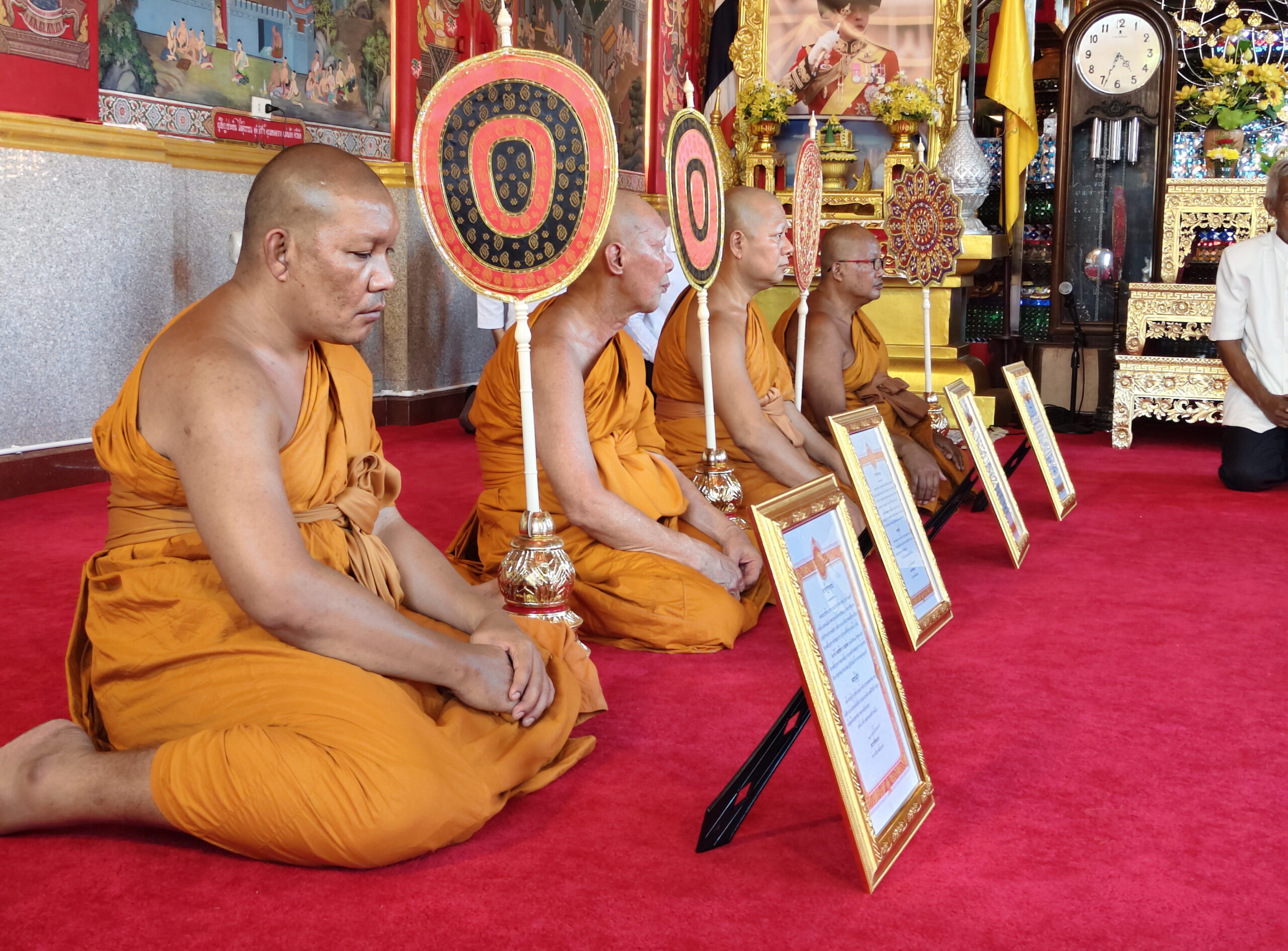 วัดบางพลีใหญ่กลางจัด พิธีมอบตราตั้งฐานานุกรม คณะสงฆ์วัดบางพลีใหญ่กลาง เนื่องด้วยโดยพระบรมราชโองการ พระราชทานสัญญาบัตรตั้งสมณศักดิ์ ทรงพระกรุณาโปรดให้ "พระราชชิวคณาทร" เจ้าอาวาส วัดบางพลีใหญ่กลาง จังหวัดสมุทรปราการ มีฐานานุศักดิ์ตั้งฐานานุกรมได้ 4รูป นั้น ในการนี้ จึงได้มีพิธีแต่งตั้งและมอบตราตั้งฐานานุกรม ให้แก่พระเถรานุเถระวัดบางพลีใหญ่กลาง ผู้มีศีลาจารวัตรอันงดงาม และอุทิศตนเพื่อพระพุทธศาสนา ณ วัดบางพลีใหญ่กลาง โดยมีรายนามตามลำดับฐานานุกรม ดังต่อไปนี้ 1. พระครูปลัดแต่งตั้งให้ พระเดช ฉายา สิริภทฺโท อายุ 54พรรษา 34 วิทยาฐานะ น.ธ.โท. ดำรงตำแหน่งฐานานุกรมที่ พระครูปลัด (พระครูปลัดเดช) 2. พระครูสังฆรักษ์แต่งตั้งให้ พระสุชาติ ฉายา สิริธมฺโม อายุ 56 พรรษา 32 วิทยาฐานะ น.ธ.เอก. ดำรงตำแหน่งฐานานุกรมที่ พระครูสังฆรักษ์ (พระครูสังฆรักษ์สุชาติ) ๓. พระครูสมุห์ แต่งตั้งให้ พระมานพ ฉายา รตนโชโต อายุ 64 พรรษา 26 วิทยาฐานะ น.ธ.โท. ดำรงตำแหน่งฐานานุกรมที่ พระครูสมุห์ (พระครูสมุห์มานพ) ๔. พระครูใบฎีกา แต่งตั้งให้ พระศุภโชค ฉายา ปญฺญาคโม อายุ 42 พรรษา 21 วิทยาฐานะ น.ธ.เอก. ดำรงตำแหน่งฐานานุกรมที่ พระครูใบฎีกา (พระครูใบฎีกาศุภโชค) แต่งตั้ง ณ วันที่ 1 พฤษภาคม พุทธศักราช 2569