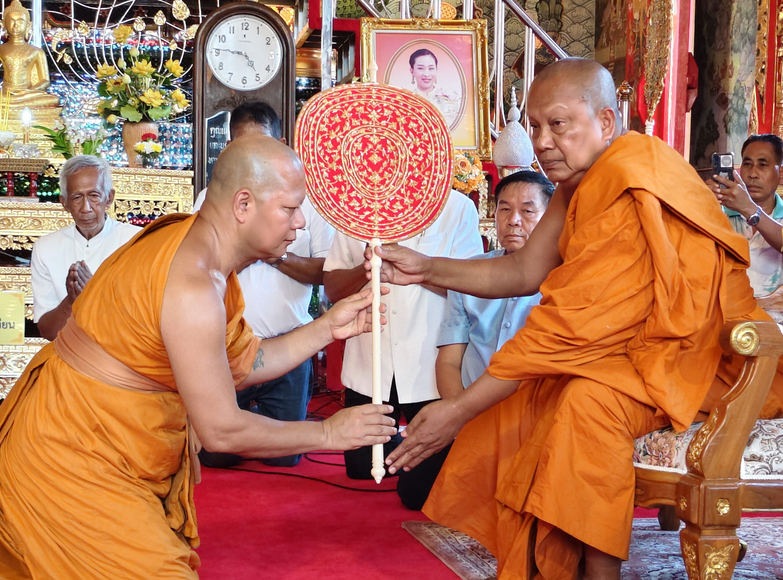วัดบางพลีใหญ่กลางจัด พิธีมอบตราตั้งฐานานุกรม คณะสงฆ์วัดบางพลีใหญ่กลาง เนื่องด้วยโดยพระบรมราชโองการ พระราชทานสัญญาบัตรตั้งสมณศักดิ์ ทรงพระกรุณาโปรดให้ "พระราชชิวคณาทร" เจ้าอาวาส วัดบางพลีใหญ่กลาง จังหวัดสมุทรปราการ มีฐานานุศักดิ์ตั้งฐานานุกรมได้ 4รูป นั้น ในการนี้ จึงได้มีพิธีแต่งตั้งและมอบตราตั้งฐานานุกรม ให้แก่พระเถรานุเถระวัดบางพลีใหญ่กลาง ผู้มีศีลาจารวัตรอันงดงาม และอุทิศตนเพื่อพระพุทธศาสนา ณ วัดบางพลีใหญ่กลาง โดยมีรายนามตามลำดับฐานานุกรม ดังต่อไปนี้ 1. พระครูปลัดแต่งตั้งให้ พระเดช ฉายา สิริภทฺโท อายุ 54พรรษา 34 วิทยาฐานะ น.ธ.โท. ดำรงตำแหน่งฐานานุกรมที่ พระครูปลัด (พระครูปลัดเดช) 2. พระครูสังฆรักษ์แต่งตั้งให้ พระสุชาติ ฉายา สิริธมฺโม อายุ 56 พรรษา 32 วิทยาฐานะ น.ธ.เอก. ดำรงตำแหน่งฐานานุกรมที่ พระครูสังฆรักษ์ (พระครูสังฆรักษ์สุชาติ) ๓. พระครูสมุห์ แต่งตั้งให้ พระมานพ ฉายา รตนโชโต อายุ 64 พรรษา 26 วิทยาฐานะ น.ธ.โท. ดำรงตำแหน่งฐานานุกรมที่ พระครูสมุห์ (พระครูสมุห์มานพ) ๔. พระครูใบฎีกา แต่งตั้งให้ พระศุภโชค ฉายา ปญฺญาคโม อายุ 42 พรรษา 21 วิทยาฐานะ น.ธ.เอก. ดำรงตำแหน่งฐานานุกรมที่ พระครูใบฎีกา (พระครูใบฎีกาศุภโชค) แต่งตั้ง ณ วันที่ 1 พฤษภาคม พุทธศักราช 2569