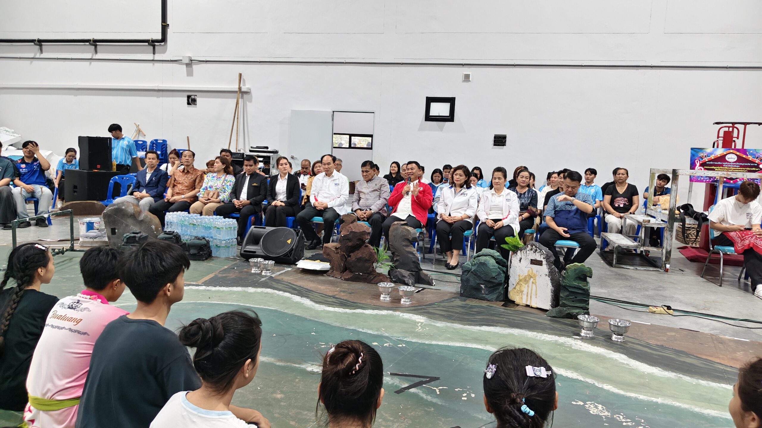 ที่ สุวรรณบุตร Studio อ.เมือง จ.สมุทรปราการ ดร.ยงยุทธ สุวรรณบุตร ส.ส เขต 2 จังหวัดสมุทรปราการ (สมัยที่ 25) และที่ปรึกษากิตติมศักดิ์นายกเทศมนตรีตำบลแพรกษานายเมธากุล สุวรรณบุตร ประธานมูลนิธิแพรกษาเพื่อการศึกษา พร้อมทีมคณะจากพรรคเพื่อไทย และนายสุนทร ปานแสงทอง นายกองค์การบริหารส่วนจังหวัดสมุทรปราการ พร้อมคณะผู้บริหารและสมาชิกสภาอบจ.มาร่วมให้กำลังใจและชมการฝึกซ้อมบางส่วนของวงดนตรีลูกทุ่งพหุปัญญา แพรกษาวิเทศศึกษา ในการแข่งขัน “ชิงช้าสวรรค์ 2026” ที่จะทำการแข่งรอบตัดเชือก เพื่อเข้าสู่รอบชิงชนะเลิศ ในวันเสาร์ที่ 9 พ.ค ที่จะถึงนี้ บรรยากาศเต็มไปด้วยความอบอุ่นและความร่วมมือจากทุกฝ่าย ที่เล็งเห็นถึงความสำคัญของการส่งเสริมกิจกรรมสร้างสรรค์ในกลุ่มเยาวชน อันเป็นรากฐานสำคัญของสังคมในอนาคต ด้านนายสุนทร ปานแสงทอง นายกอบจ.กล่าวว่า วันนี้ได้มีโอกาสมาดูการฝึกซ้อมของนักเรียนโรงเรียนมัธยมแพรกษาวิเทศศึกษาที่จะไปแข่งรายการชิงช้าสวรรค์ในวันที่ 9 พ.ค นี้ ตนได้พูดให้เด็กๆฟังว่า เรื่องการแพ้ชนะนั้นถือเป็นเรื่องปกติ แต่สิ่งที่สำคัญคือ เราต้องทำให้ดีที่สุด ทำอย่างไรให้ประชาชนทั้งประเทศได้รู้จักจังหวัดสมุทรปราการ และได้รู้ว่าจังหวัดสมุทรปราการ มีอะไรที่ดีบ้าง ในส่วนขององค์การบริหารส่วนจังหวัดสมุทรปราการ ก็พร้อมและยินดีเสมอ ที่ให้การสนับสนุน ไม่ว่าจะในเรื่อง เครื่องดนตรี อาคารเรียน เป็นต้น ที่ทางโรงเรียนมีความประสงค์จะขอมา และขอให้กำลังใจกับเด็กๆที่จะไปแข่งขัน เพื่อให้มีกำลังใจในการฝึกซ้อม รู้จักอดทน ขยัน และที่สำคัญที่สุดคือเราไปในครั้งนี้ไม่ได้ไปในนามของโรงเรียน แต่เราไปในนามของจังหวัดสมุทรปราการของเราด้วย ด้านดร.ยงยุทธ สุวรรณบุตร กล่าวว่า วันนี้ต้องขอขอบคุณ นายสุนทร ปานแสงทอง นายกองค์การบริหารส่วนจังหวัดสมุทรปราการ ท่านเป็นผู้สนับสนุนรายใหญ่ของโรงเรียนท้องถิ่น และทางพรรคเพื่อไทย และส.อบจ.ทุกท่านก็เดินทางมาให้กำลังใจให้กับเด็กนักเรียน ตนในฐานะผู้ก่อตั้งโรงเรียนแห่งนี้มา ก็รู้สึกภูมิใจที่ท่านนายกอบจ.รวมทั้งส.ส. และส.อบจ.วันนี้ได้รวมพลังเป็นหนึ่งเดียว เพื่อจังหวัดสมุทรปราการของเรา ขอขอบพระคุณผู้สนับสนุนใจดีทุกภาคส่วน ที่ร่วมมอบทั้งกำลังใจและทุนทรัพย์ สนับสนุนวงดนตรีลูกทุ่งแพรกษาอย่างต่อเนื่อง เพื่อผลักดันเยาวชนให้ได้ก้าวสู่เวทีแห่งความฝันอย่างมั่นใจ การสนับสนุนในครั้งนี้ ไม่เพียงช่วยเสริมสร้างโอกาสด้านอุปกรณ์และการพัฒนาทักษะทางดนตรีเท่านั้น แต่ยังเป็นพลังใจสำคัญที่ช่วยหล่อหลอมให้เยาวชนมีความมุ่งมั่น กล้าแสดงออก และพัฒนาศักยภาพของตนเองได้อย่างเต็มที่ โดยโรงเรียนมัธยมแพรกษาวิเทศศึกษา ต้องมาเจอกับ โรงเรียนเตรียมอุดมศึกษาพัฒนาการ นนทบุรี เป็นคู่ที่2 ซึ่งเข้ารอบ6ทีมสุดท้าย(รอบตัดเชือก)ชิงช้าสวรรค์ ในวันที่ 9 พ.ค.2569 นี้ รับชมได้ที่ช่อง workpoint 23 เวลา 15.45 น.