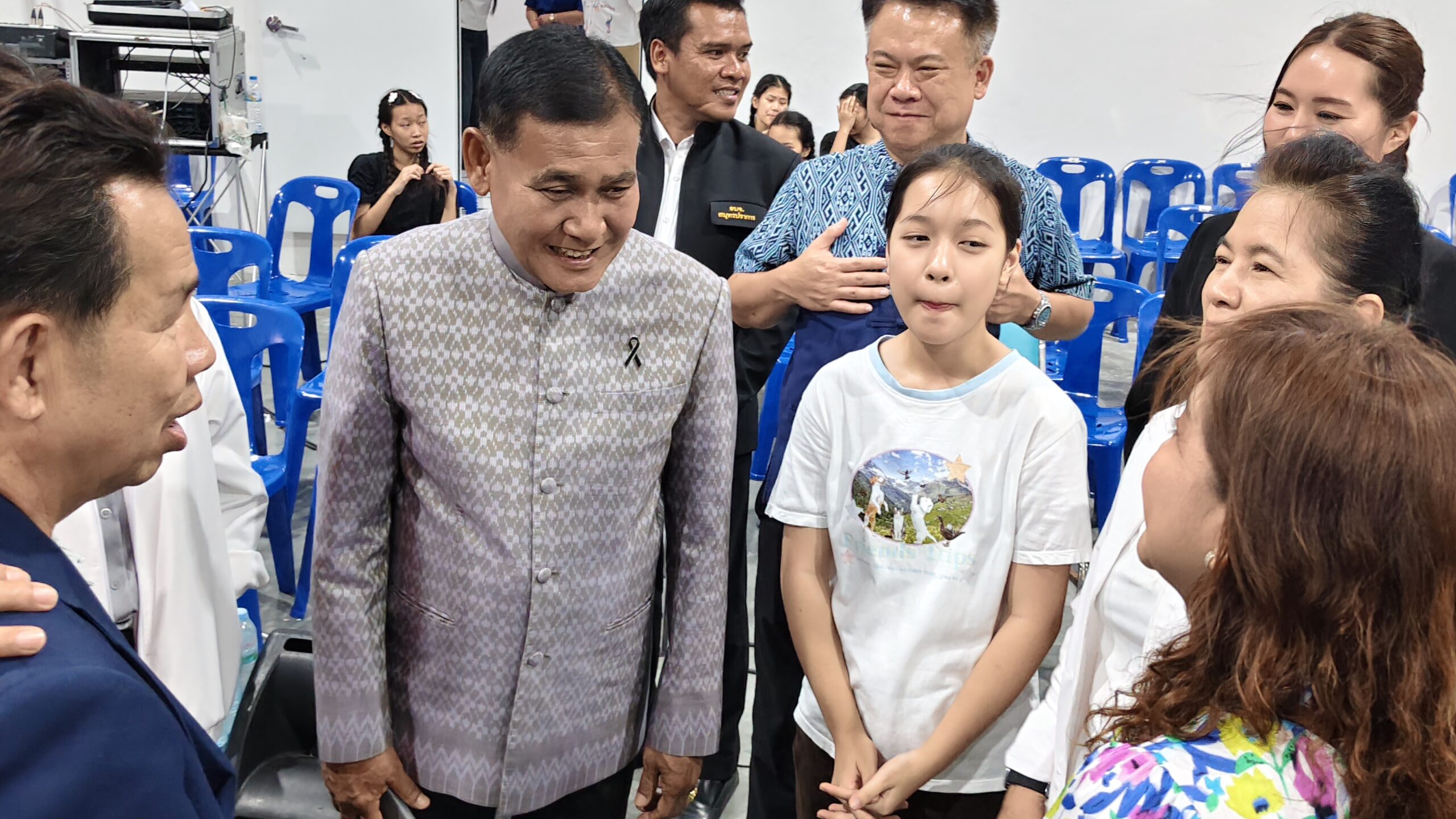 ที่ สุวรรณบุตร Studio อ.เมือง จ.สมุทรปราการ ดร.ยงยุทธ สุวรรณบุตร ส.ส เขต 2 จังหวัดสมุทรปราการ (สมัยที่ 25) และที่ปรึกษากิตติมศักดิ์นายกเทศมนตรีตำบลแพรกษานายเมธากุล สุวรรณบุตร ประธานมูลนิธิแพรกษาเพื่อการศึกษา พร้อมทีมคณะจากพรรคเพื่อไทย และนายสุนทร ปานแสงทอง นายกองค์การบริหารส่วนจังหวัดสมุทรปราการ พร้อมคณะผู้บริหารและสมาชิกสภาอบจ.มาร่วมให้กำลังใจและชมการฝึกซ้อมบางส่วนของวงดนตรีลูกทุ่งพหุปัญญา แพรกษาวิเทศศึกษา ในการแข่งขัน “ชิงช้าสวรรค์ 2026” ที่จะทำการแข่งรอบตัดเชือก เพื่อเข้าสู่รอบชิงชนะเลิศ ในวันเสาร์ที่ 9 พ.ค ที่จะถึงนี้ บรรยากาศเต็มไปด้วยความอบอุ่นและความร่วมมือจากทุกฝ่าย ที่เล็งเห็นถึงความสำคัญของการส่งเสริมกิจกรรมสร้างสรรค์ในกลุ่มเยาวชน อันเป็นรากฐานสำคัญของสังคมในอนาคต ด้านนายสุนทร ปานแสงทอง นายกอบจ.กล่าวว่า วันนี้ได้มีโอกาสมาดูการฝึกซ้อมของนักเรียนโรงเรียนมัธยมแพรกษาวิเทศศึกษาที่จะไปแข่งรายการชิงช้าสวรรค์ในวันที่ 9 พ.ค นี้ ตนได้พูดให้เด็กๆฟังว่า เรื่องการแพ้ชนะนั้นถือเป็นเรื่องปกติ แต่สิ่งที่สำคัญคือ เราต้องทำให้ดีที่สุด ทำอย่างไรให้ประชาชนทั้งประเทศได้รู้จักจังหวัดสมุทรปราการ และได้รู้ว่าจังหวัดสมุทรปราการ มีอะไรที่ดีบ้าง ในส่วนขององค์การบริหารส่วนจังหวัดสมุทรปราการ ก็พร้อมและยินดีเสมอ ที่ให้การสนับสนุน ไม่ว่าจะในเรื่อง เครื่องดนตรี อาคารเรียน เป็นต้น ที่ทางโรงเรียนมีความประสงค์จะขอมา และขอให้กำลังใจกับเด็กๆที่จะไปแข่งขัน เพื่อให้มีกำลังใจในการฝึกซ้อม รู้จักอดทน ขยัน และที่สำคัญที่สุดคือเราไปในครั้งนี้ไม่ได้ไปในนามของโรงเรียน แต่เราไปในนามของจังหวัดสมุทรปราการของเราด้วย ด้านดร.ยงยุทธ สุวรรณบุตร กล่าวว่า วันนี้ต้องขอขอบคุณ นายสุนทร ปานแสงทอง นายกองค์การบริหารส่วนจังหวัดสมุทรปราการ ท่านเป็นผู้สนับสนุนรายใหญ่ของโรงเรียนท้องถิ่น และทางพรรคเพื่อไทย และส.อบจ.ทุกท่านก็เดินทางมาให้กำลังใจให้กับเด็กนักเรียน ตนในฐานะผู้ก่อตั้งโรงเรียนแห่งนี้มา ก็รู้สึกภูมิใจที่ท่านนายกอบจ.รวมทั้งส.ส. และส.อบจ.วันนี้ได้รวมพลังเป็นหนึ่งเดียว เพื่อจังหวัดสมุทรปราการของเรา ขอขอบพระคุณผู้สนับสนุนใจดีทุกภาคส่วน ที่ร่วมมอบทั้งกำลังใจและทุนทรัพย์ สนับสนุนวงดนตรีลูกทุ่งแพรกษาอย่างต่อเนื่อง เพื่อผลักดันเยาวชนให้ได้ก้าวสู่เวทีแห่งความฝันอย่างมั่นใจ การสนับสนุนในครั้งนี้ ไม่เพียงช่วยเสริมสร้างโอกาสด้านอุปกรณ์และการพัฒนาทักษะทางดนตรีเท่านั้น แต่ยังเป็นพลังใจสำคัญที่ช่วยหล่อหลอมให้เยาวชนมีความมุ่งมั่น กล้าแสดงออก และพัฒนาศักยภาพของตนเองได้อย่างเต็มที่ โดยโรงเรียนมัธยมแพรกษาวิเทศศึกษา ต้องมาเจอกับ โรงเรียนเตรียมอุดมศึกษาพัฒนาการ นนทบุรี เป็นคู่ที่2 ซึ่งเข้ารอบ6ทีมสุดท้าย(รอบตัดเชือก)ชิงช้าสวรรค์ ในวันที่ 9 พ.ค.2569 นี้ รับชมได้ที่ช่อง workpoint 23 เวลา 15.45 น.