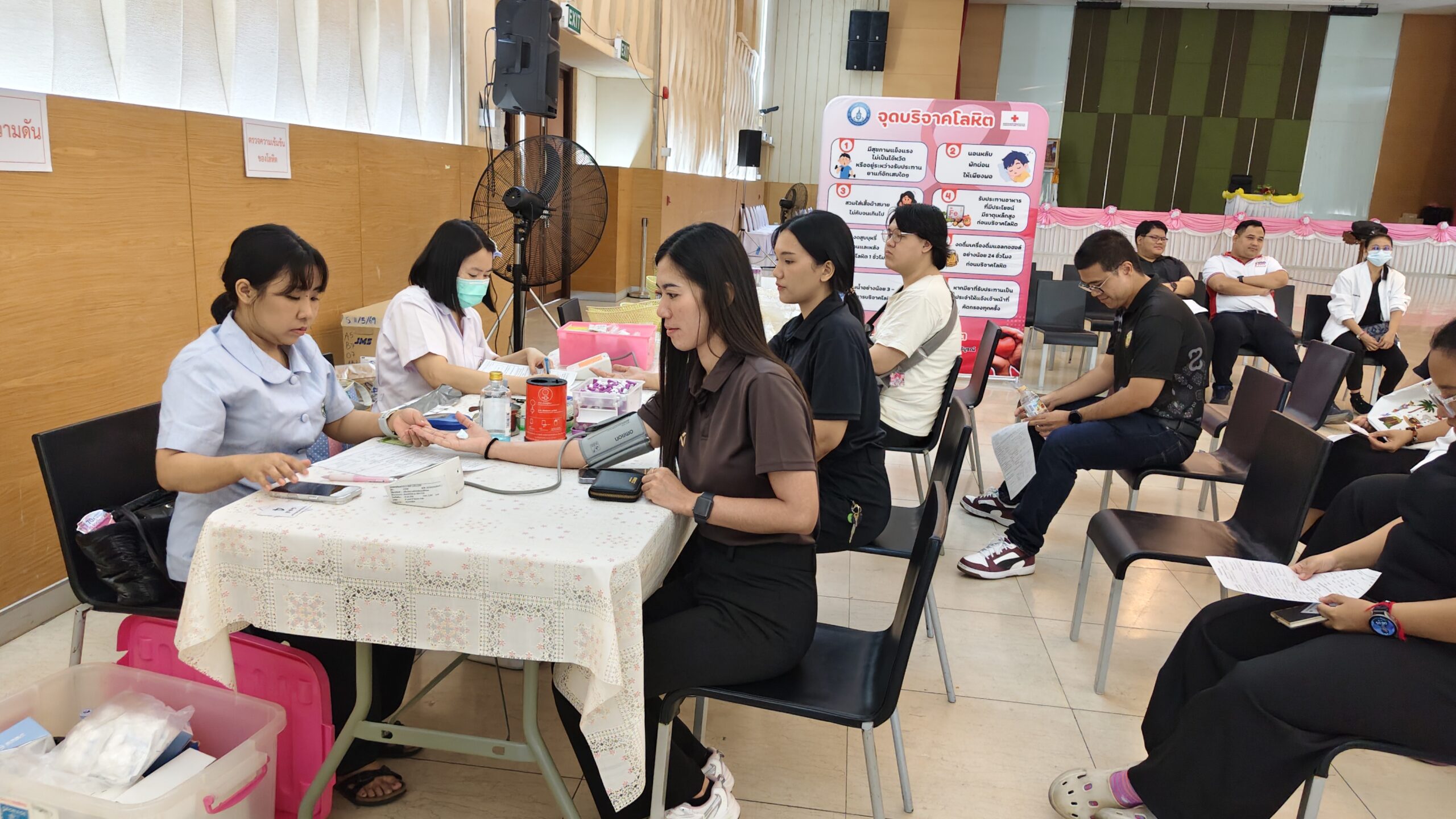 ที่ห้องประชุมศูนย์พักรักษาใจ เทศบาลตำบลบางเมืองเทศบาลตำบลบางเมือง ร่วมกับ เหล่ากาชาดจังหวัดสมุทรปราการ และสมาชิกกลุ่มพัฒนาสตรีเทศบาลตำบลบางเมือง จัดกิจกรรมบริจาคโลหิตเพื่อการกุศล ครั้งที่ 3  โดยมีนาวาเอก อนุศักดิ์ นาคทิม นายกเทศมนตรีตำบลบางเมืองนายณรงค์พล ทองกร รองนายกเทศมนตรีตำบลบางเมือง นายเลิศชาย ยั่งยืน รองนายกเทศมนตรีตำบลบางเมืองนางยุพิณ ชัยทัศน์ เลขานุการนายกเทศมนตรีตำบลบางเมือง นางสาวขวัญเรือน นาคทิม ประธานกลุ่มพัฒนาสตรีเทศบาลตำบลบางเมืองนางสาวชุติมา หนุนนาค ผู้อำนวยการกองสวัสดิการสังคม ร่วมกิจกรรมในครั้งนี้ด้วย มีประชาชนเข้าร่วมขอบริจาคเลือดกว่า50คน นาวาเอก อนุศักดิ์ นาคทิม นายกเทศมนตรีตำบลบางเมือง ขอขอบคุณและอนุโมทนาในบุญกุศลที่ท่านทุกคน ได้ทำ โดยการบริจาคโลหิตอย่างสม่ำเสมอ เพื่อให้สภากาชาดได้นำโลหิตนี้ไปช่วยเหลือชีวิตของบุคคลต่าง ๆ ที่ป่วยไข้เป็นการทำกุศลถือ เป็นกุศลอันยิ่งใหญ่ ขอให้คุณงามความดีทั้งหลายส่งผลคืนท่าน ให้มีความสุขกายสบายใจ สุขภาพดีแข็งแรง ทั้งสุขภาพด้านร่างกาย โดยจะมีการรับบริจาคโลหิตในทุกๆ3เดือน