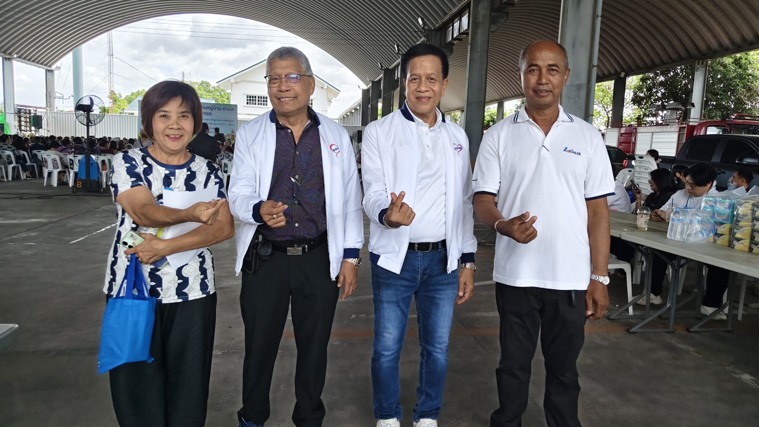 ที่ 17 พฤษภาคม 2569 เวลา 08.30 น. ที่โดม เทศบาลตำบลเทพารักษ์ อำเภอเมือง จังหวัดสมุทรปราการ นายสุนทร ปานแสงทอง นายกองค์การบริหารส่วนจังหวัดสมุทรปราการ ให้เกียรติมาเป็นประธาน กล่าวเปิดโครงการประชุมประชาคม หมู่บ้าน ตำบลเทพารักษ์ ประจำปี พ.ศ.2569 เพื่อแจ้งแนวทางการพัฒนาท้องถิ่น รับทราบปัญหาความต้องการประเด็นการพัฒนา การมีส่วนร่วมของประชาชน ประกอบการจัดทำแผน พัฒนาท้องถิ่น พ.ศ. 2571 – 2575 โดยมีนายวชิรเชษฐ์ รุ่งธวัฒน์วงศ์ นายกเทศมนตรีตำบลเทพารักษ์ กล่าวรายงาน พร้อมด้วยคณะผู้บริหาร รองนายกเทศมนตรี สมาชิกสภา อบจ.สมุทรปราการ สมาชิกสภาเทศบาล ที่ปรึกษานายก ปลัดอำเภอ หัวหน้าส่วนราชการ กำนัน ผู้ใหญ่บ้าน ผู้ช่วยใหญ่บ้าน สราวัตรกำนัน แพทย์ประจำตำบล กลุ่มผู้นำชุมชน และตัวแทนประชาชน ในเขตพื้นที่ตำบลเทพารักษ์ ทั้ง 5 หมู่ ได้แก่ หมู่ 1, หมู่ 2, หมู่ 6, หมู่ 8 และหมู่ 9 เข้าร่วมโครงการ กันเป็นจำนวนมาก การจัดโครงการประชุมประชาคม หมู่บ้าน ตำบลเทพารักษ์ ประจำปี พ.ศ. 2569 ในครั้งนี้ มีวัตถุประสงค์ ดังนี้ 1. เพื่อแจ้งนโยบายการบริหาร ประเด็นการพัฒนา การบริการสาธารณะของเทศบาล 2. เพื่อให้ประชาชนได้มีส่วนในการร่วมคิด ร่วมทำ ร่วมตัดสินใจตรวจสอบร่วมรับประโยชน์ และรับทราบปัญหาความต้องการและข้อเสนอแนะของประชาชนใช้ประกอบข้อมูลการจัดทำโครงการ/กิจกรรม ในการจัดทำแผนพัฒนาท้องถิ่น พ.ศ. 2571-2575 3. เพื่อส่งเสริมหลักสิทธิ เสรีภาพและมีส่วนร่วมของประชาชนตามหลักรัฐธรรมนูญ ยุทธศาสตร์ชาติ ยกระดับการมีส่วนร่วม ในการพัฒนาท้องถิ่นของตนเอง