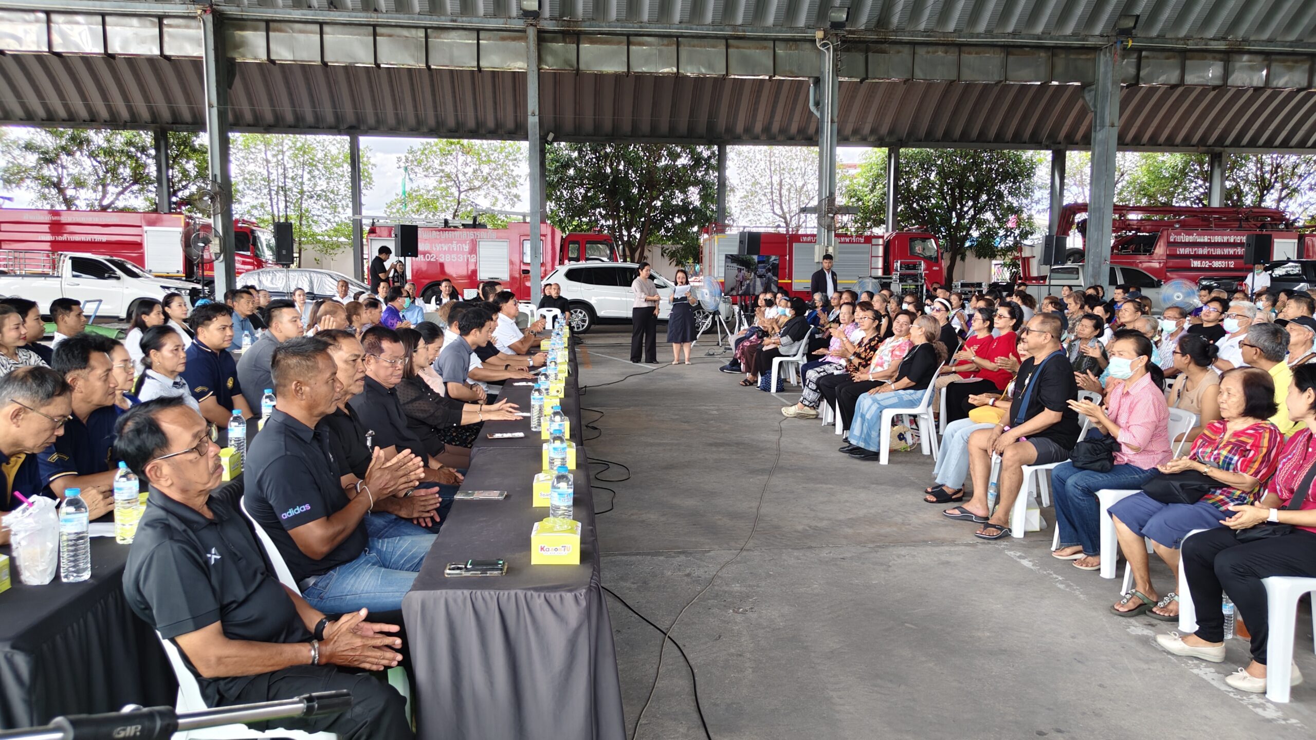 ที่ 17 พฤษภาคม 2569 เวลา 08.30 น. ที่โดม เทศบาลตำบลเทพารักษ์ อำเภอเมือง จังหวัดสมุทรปราการ นายสุนทร ปานแสงทอง นายกองค์การบริหารส่วนจังหวัดสมุทรปราการ ให้เกียรติมาเป็นประธาน กล่าวเปิดโครงการประชุมประชาคม หมู่บ้าน ตำบลเทพารักษ์ ประจำปี พ.ศ.2569 เพื่อแจ้งแนวทางการพัฒนาท้องถิ่น รับทราบปัญหาความต้องการประเด็นการพัฒนา การมีส่วนร่วมของประชาชน ประกอบการจัดทำแผน พัฒนาท้องถิ่น พ.ศ. 2571 – 2575 โดยมีนายวชิรเชษฐ์ รุ่งธวัฒน์วงศ์ นายกเทศมนตรีตำบลเทพารักษ์ กล่าวรายงาน พร้อมด้วยคณะผู้บริหาร รองนายกเทศมนตรี สมาชิกสภา อบจ.สมุทรปราการ สมาชิกสภาเทศบาล ที่ปรึกษานายก ปลัดอำเภอ หัวหน้าส่วนราชการ กำนัน ผู้ใหญ่บ้าน ผู้ช่วยใหญ่บ้าน สราวัตรกำนัน แพทย์ประจำตำบล กลุ่มผู้นำชุมชน และตัวแทนประชาชน ในเขตพื้นที่ตำบลเทพารักษ์ ทั้ง 5 หมู่ ได้แก่ หมู่ 1, หมู่ 2, หมู่ 6, หมู่ 8 และหมู่ 9 เข้าร่วมโครงการ กันเป็นจำนวนมาก การจัดโครงการประชุมประชาคม หมู่บ้าน ตำบลเทพารักษ์ ประจำปี พ.ศ. 2569 ในครั้งนี้ มีวัตถุประสงค์ ดังนี้ 1. เพื่อแจ้งนโยบายการบริหาร ประเด็นการพัฒนา การบริการสาธารณะของเทศบาล 2. เพื่อให้ประชาชนได้มีส่วนในการร่วมคิด ร่วมทำ ร่วมตัดสินใจตรวจสอบร่วมรับประโยชน์ และรับทราบปัญหาความต้องการและข้อเสนอแนะของประชาชนใช้ประกอบข้อมูลการจัดทำโครงการ/กิจกรรม ในการจัดทำแผนพัฒนาท้องถิ่น พ.ศ. 2571-2575 3. เพื่อส่งเสริมหลักสิทธิ เสรีภาพและมีส่วนร่วมของประชาชนตามหลักรัฐธรรมนูญ ยุทธศาสตร์ชาติ ยกระดับการมีส่วนร่วม ในการพัฒนาท้องถิ่นของตนเอง