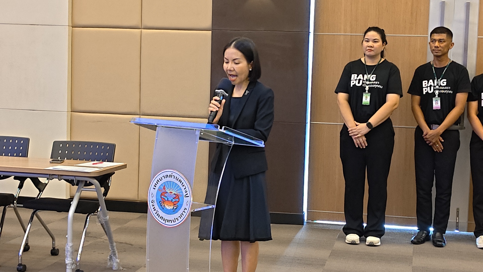 ที่ห้องประชุม 1 ชั้น 5 เทศบาลตำบลบางปู อำเภอเมือง จังหวัดสมุทรปราการ นายธีรพล ซุนเจริญ นายกเทศมนตรีตำบลบางปู่ เป็นประธานกล่าวเปิดกิจกรรมการฝึกอบรม”พิชิตโรคไมเกรนด้วยศาสตร์การแพทย์แผนไทย” ภายใต้โครงการ 1 อปท. 1 สวนสมุนไพร โดยมีนางสาวปารณีย์ นาคคำ ปลัดเทศบาลตำบลบางปู ในนามหัวหน้าคณะดำเนินโครงการ กล่าวรายงาน พร้อมด้วยคณะผู้บริหาร ที่ปรึกษานายก เลขานุการนายก สมาชิกสภาเทศบาล หัวหน้าส่วนราชการ เจ้าหน้าที่กองสาธารณสุขและสิ่งแวดล้อม และประชาชนในเขตเทศบาลตำบลบางปู เข้าร่วมโครงการ เทศบาลตำบลบางปู ได้ดำเนินการขับเคลื่อนโครงการ 1 อปท. 1 สวนสมุนไพร อย่างต่อเนื่องมาตั้งแต่ปี 2566 จนถึงปัจจุบัน โดยได้ดำเนินการจัดทำแหล่งเรียนรู้ด้านสมุนไพรของเทศบาลตำบลบางปู ณ ศูนย์บริการสาธารณสุข 1 มีการปรับปรุงพื้นที่ปลูกสมุนไพร และพัฒนาปรับปรุงป้ายสมุนไพร เพื่อให้เป็นแหล่งเรียนรู้ด้านสมุนไพร ให้กับเยาวชน และประชาชนทั่วไป ได้เข้ามาศึกษาเรียนรู้เรื่องของสมุนไพร รวมไปถึงเพื่อสร้างจิตสำนึกการรู้จักรักษา หวงแหนและอนุรักษ์พืชพรรณสมุนไพร ส่งเสริมให้เด็ก เยาวชน และประชาชนในพื้นที่ มีความรู้เรื่องสมุนไพร รู้จักการนำสมุนไพรไปใช้ประโยชน์ รวมทั้งสามารถขอแบ่งปันพันธุ์พืชสมุนไพรเพื่อไปขยายพันธุ์ได้ เมื่อสมุนไพรที่ปลูกในชุมชนมีมากขึ้น สามารถนำสมุนไพรมาปรุงเป็นยาสมุนไพร เพื่อใช้ในการดูแลตนเองและคนในครอบครัวได้ อาทิ เช่น ลูกประคบสมุนไพร ชาชงสมุนไพร ยาผงพอกเข่า ยาดมสมุนไพร และน้ำมันสมุนไพร เป็นต้นต้น โดยในปีงบประมาณ 2569 เทศบาลตำบลบางปู่ ได้ขยายกลุ่มเป้าหมายสู่ กลุ่มเด็ก เยาวชน และกลุ่มประชาชนทั่วไป โดยได้ดำเนินกิจกรรมภายใต้โครงการฯทั้งหมด 3 กิจกรรม แบ่งออกเป็น 1. กิจกรรมมือน้อยปลูกสมุนไพร 2. กิจกรรมหนูน้อยพิชิตยุงด้วยสมุนไพร "ทำตุ๊กตาไล่ยุง" โดยทั้ง 2 กิจกรรมจะดำเนินกิจกรรมในโรงเรียนสังกัดเทศบาลตำบลบางปู ทั้ง 3 แห่ง ได้แก่ โรงเรียนเทศบาล 1 (บางปูใหม่),โรงเรียนเทศบาล 2 (บางปู), โรงเรียนเทศบาล 3 (ท้ายบ้านใหม่) โดยมีวัตถุประสงค์เพื่อสร้างแหล่งเรียนรู้ด้านสมุนไพรในโรงเรียนฯ และเพื่อให้เด็กและเยาวชนรู้จักคุณค่าของสมุนไพร รวมถึงการรู้จักอนุรักษ์สมุนไพรในท้องถิ่นตน และในวันนี้ ได้จัดกิจกรรมที่ 3 กิจกรรมพิชิตโรคไมเกรนด้วยศาสตร์การแพทย์แผนไทยขึ้นให้กับกลุ่มประชาชนทั่วไปในเขตเทศบาลตำบลบางปู จำนวน 60 คน
