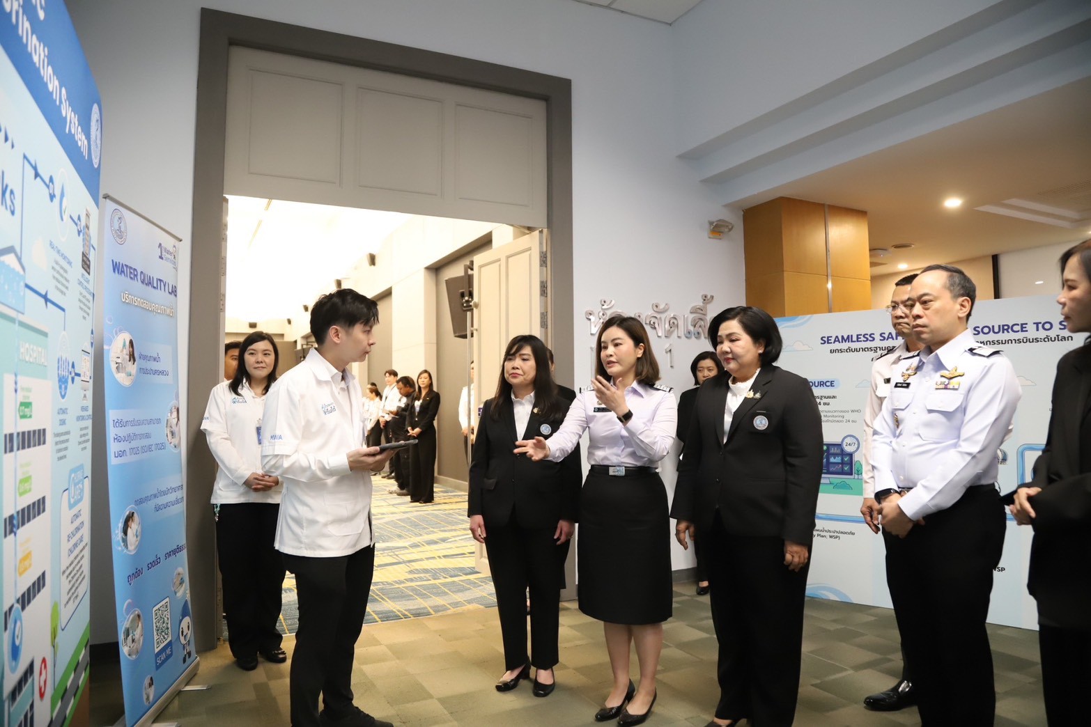 ท่าอากาศยานสุวรรณภูมิ รวมพลังจิตอาสา บริจาคโลหิต–อวัยวะ ถวายเป็นพระราชกุศลแด่สมเด็จพระนางเจ้าสิริกิติ์ พระบรมราชินีนาถ พระบรมราชชนนีพันปีหลวง วันนี้ (7 พฤษภาคม 2569) เวลา 09.10 น. นายกิตติพงศ์ กิตติขจร ผู้อำนวยการท่าอากาศยานสุวรรณภูมิ บริษัท ท่าอากาศยานไทย จำกัด (มหาชน) (AOT) เป็นประธานเปิดกิจกรรมจิตอาสาบริจาคโลหิตและแสดงความจำนง บริจาคอวัยวะ เพื่อแสดงความจงรักภักดี สำนึกในพระมหากรุณาธิคุณ และถวายเป็นพระราชกุศลแด่สมเด็จพระนางเจ้าสิริกิติ์ พระบรมราชินีนาถ พระบรมราชชนนีพันปีหลวง ณ ห้องจัดเลี้ยง 1 ชั้น 5 อาคาร AOB ท่าอากาศยานสุวรรณภูมิ (ทสภ.) โดยมีผู้บริหาร พนักงาน ลูกจ้าง และผู้ปฏิบัติงานของ ทสภ. เข้าร่วมกิจกรรมอย่างพร้อมเพรียง ทสภ. ดำเนินการส่งเสริมกิจกรรมจิตอาสาอย่างต่อเนื่อง โดยเฉพาะการบริจาคโลหิตซึ่งมีความสำคัญต่อการรักษาชีวิตผู้ป่วยในภาวะวิกฤต กิจกรรมครั้งนี้จึงไม่เพียงเป็นการรวมพลังของบุคลากรในองค์กร แต่ยังเป็นการตอกย้ำบทบาท ของ ทสภ. ในการเป็น “พลังแห่งการให้” ที่ร่วมสร้างโอกาสและความหวังให้กับสังคมไทยอย่างยั่งยืน