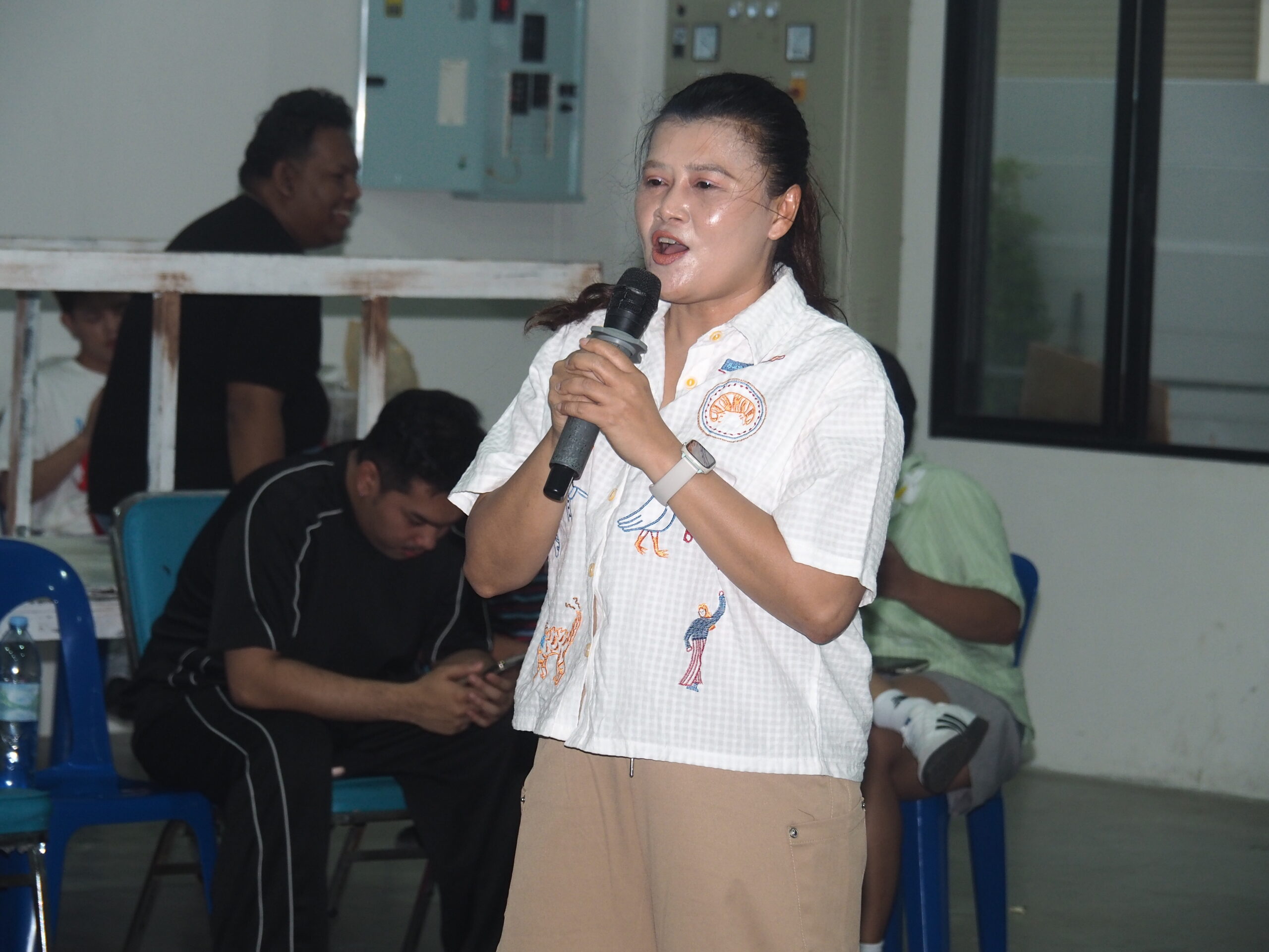 ที่ สุวรรณบุตร Studio อ.เมือง จ.สมุทรปราการ ดร.ยงยุทธ สุวรรณบุตร ส.ส เขต 2 จังหวัดสมุทรปราการ (สมัยที่ 25) และที่ปรึกษากิตติมศักดิ์นายกเทศมนตรีตำบลแพรกษานายเมธากุล สุวรรณบุตร ประธานมูลนิธิแพรกษาเพื่อการศึกษา พร้อมทีมคณะจากพรรคเพื่อไทย และนายสุนทร ปานแสงทอง นายกองค์การบริหารส่วนจังหวัดสมุทรปราการ พร้อมคณะผู้บริหารและสมาชิกสภาอบจ.มาร่วมให้กำลังใจและชมการฝึกซ้อมบางส่วนของวงดนตรีลูกทุ่งพหุปัญญา แพรกษาวิเทศศึกษา ในการแข่งขัน “ชิงช้าสวรรค์ 2026” ที่จะทำการแข่งรอบตัดเชือก เพื่อเข้าสู่รอบชิงชนะเลิศ ในวันเสาร์ที่ 9 พ.ค ที่จะถึงนี้ บรรยากาศเต็มไปด้วยความอบอุ่นและความร่วมมือจากทุกฝ่าย ที่เล็งเห็นถึงความสำคัญของการส่งเสริมกิจกรรมสร้างสรรค์ในกลุ่มเยาวชน อันเป็นรากฐานสำคัญของสังคมในอนาคต ด้านนายสุนทร ปานแสงทอง นายกอบจ.กล่าวว่า วันนี้ได้มีโอกาสมาดูการฝึกซ้อมของนักเรียนโรงเรียนมัธยมแพรกษาวิเทศศึกษาที่จะไปแข่งรายการชิงช้าสวรรค์ในวันที่ 9 พ.ค นี้ ตนได้พูดให้เด็กๆฟังว่า เรื่องการแพ้ชนะนั้นถือเป็นเรื่องปกติ แต่สิ่งที่สำคัญคือ เราต้องทำให้ดีที่สุด ทำอย่างไรให้ประชาชนทั้งประเทศได้รู้จักจังหวัดสมุทรปราการ และได้รู้ว่าจังหวัดสมุทรปราการ มีอะไรที่ดีบ้าง ในส่วนขององค์การบริหารส่วนจังหวัดสมุทรปราการ ก็พร้อมและยินดีเสมอ ที่ให้การสนับสนุน ไม่ว่าจะในเรื่อง เครื่องดนตรี อาคารเรียน เป็นต้น ที่ทางโรงเรียนมีความประสงค์จะขอมา และขอให้กำลังใจกับเด็กๆที่จะไปแข่งขัน เพื่อให้มีกำลังใจในการฝึกซ้อม รู้จักอดทน ขยัน และที่สำคัญที่สุดคือเราไปในครั้งนี้ไม่ได้ไปในนามของโรงเรียน แต่เราไปในนามของจังหวัดสมุทรปราการของเราด้วย ด้านดร.ยงยุทธ สุวรรณบุตร กล่าวว่า วันนี้ต้องขอขอบคุณ นายสุนทร ปานแสงทอง นายกองค์การบริหารส่วนจังหวัดสมุทรปราการ ท่านเป็นผู้สนับสนุนรายใหญ่ของโรงเรียนท้องถิ่น และทางพรรคเพื่อไทย และส.อบจ.ทุกท่านก็เดินทางมาให้กำลังใจให้กับเด็กนักเรียน ตนในฐานะผู้ก่อตั้งโรงเรียนแห่งนี้มา ก็รู้สึกภูมิใจที่ท่านนายกอบจ.รวมทั้งส.ส. และส.อบจ.วันนี้ได้รวมพลังเป็นหนึ่งเดียว เพื่อจังหวัดสมุทรปราการของเรา ขอขอบพระคุณผู้สนับสนุนใจดีทุกภาคส่วน ที่ร่วมมอบทั้งกำลังใจและทุนทรัพย์ สนับสนุนวงดนตรีลูกทุ่งแพรกษาอย่างต่อเนื่อง เพื่อผลักดันเยาวชนให้ได้ก้าวสู่เวทีแห่งความฝันอย่างมั่นใจ การสนับสนุนในครั้งนี้ ไม่เพียงช่วยเสริมสร้างโอกาสด้านอุปกรณ์และการพัฒนาทักษะทางดนตรีเท่านั้น แต่ยังเป็นพลังใจสำคัญที่ช่วยหล่อหลอมให้เยาวชนมีความมุ่งมั่น กล้าแสดงออก และพัฒนาศักยภาพของตนเองได้อย่างเต็มที่ โดยโรงเรียนมัธยมแพรกษาวิเทศศึกษา ต้องมาเจอกับ โรงเรียนเตรียมอุดมศึกษาพัฒนาการ นนทบุรี เป็นคู่ที่2 ซึ่งเข้ารอบ6ทีมสุดท้าย(รอบตัดเชือก)ชิงช้าสวรรค์ ในวันที่ 9 พ.ค.2569 นี้ รับชมได้ที่ช่อง workpoint 23 เวลา 15.45 น.