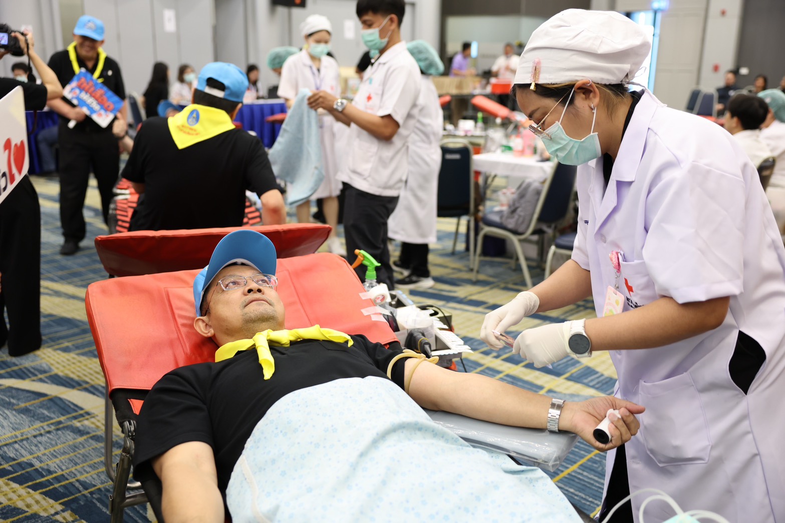 ท่าอากาศยานสุวรรณภูมิ รวมพลังจิตอาสา บริจาคโลหิต–อวัยวะ ถวายเป็นพระราชกุศลแด่สมเด็จพระนางเจ้าสิริกิติ์ พระบรมราชินีนาถ พระบรมราชชนนีพันปีหลวง วันนี้ (7 พฤษภาคม 2569) เวลา 09.10 น. นายกิตติพงศ์ กิตติขจร ผู้อำนวยการท่าอากาศยานสุวรรณภูมิ บริษัท ท่าอากาศยานไทย จำกัด (มหาชน) (AOT) เป็นประธานเปิดกิจกรรมจิตอาสาบริจาคโลหิตและแสดงความจำนง บริจาคอวัยวะ เพื่อแสดงความจงรักภักดี สำนึกในพระมหากรุณาธิคุณ และถวายเป็นพระราชกุศลแด่สมเด็จพระนางเจ้าสิริกิติ์ พระบรมราชินีนาถ พระบรมราชชนนีพันปีหลวง ณ ห้องจัดเลี้ยง 1 ชั้น 5 อาคาร AOB ท่าอากาศยานสุวรรณภูมิ (ทสภ.) โดยมีผู้บริหาร พนักงาน ลูกจ้าง และผู้ปฏิบัติงานของ ทสภ. เข้าร่วมกิจกรรมอย่างพร้อมเพรียง ทสภ. ดำเนินการส่งเสริมกิจกรรมจิตอาสาอย่างต่อเนื่อง โดยเฉพาะการบริจาคโลหิตซึ่งมีความสำคัญต่อการรักษาชีวิตผู้ป่วยในภาวะวิกฤต กิจกรรมครั้งนี้จึงไม่เพียงเป็นการรวมพลังของบุคลากรในองค์กร แต่ยังเป็นการตอกย้ำบทบาท ของ ทสภ. ในการเป็น “พลังแห่งการให้” ที่ร่วมสร้างโอกาสและความหวังให้กับสังคมไทยอย่างยั่งยืน