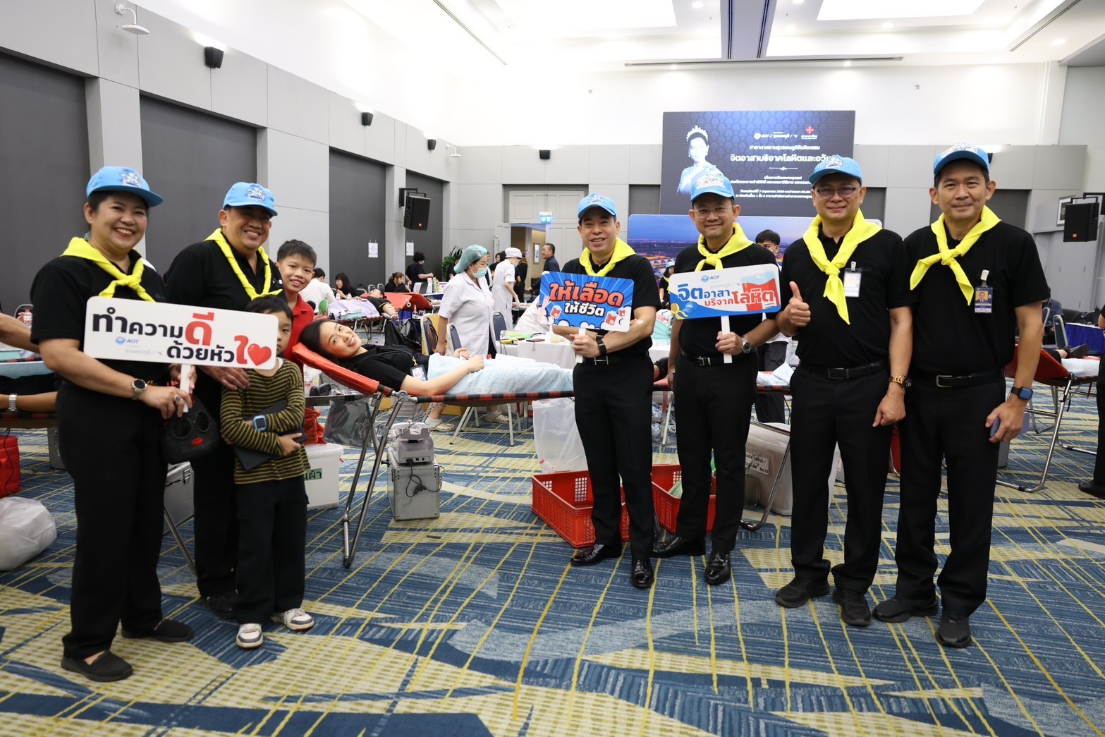 ท่าอากาศยานสุวรรณภูมิ รวมพลังจิตอาสา บริจาคโลหิต–อวัยวะ ถวายเป็นพระราชกุศลแด่สมเด็จพระนางเจ้าสิริกิติ์ พระบรมราชินีนาถ พระบรมราชชนนีพันปีหลวง  วันนี้ (7 พฤษภาคม 2569) เวลา 09.10 น. นายกิตติพงศ์ กิตติขจร ผู้อำนวยการท่าอากาศยานสุวรรณภูมิ  บริษัท ท่าอากาศยานไทย จำกัด (มหาชน) (AOT) เป็นประธานเปิดกิจกรรมจิตอาสาบริจาคโลหิตและแสดงความจำนง บริจาคอวัยวะ เพื่อแสดงความจงรักภักดี สำนึกในพระมหากรุณาธิคุณ และถวายเป็นพระราชกุศลแด่สมเด็จพระนางเจ้าสิริกิติ์ พระบรมราชินีนาถ พระบรมราชชนนีพันปีหลวง ณ ห้องจัดเลี้ยง 1 ชั้น 5 อาคาร AOB ท่าอากาศยานสุวรรณภูมิ (ทสภ.) โดยมีผู้บริหาร พนักงาน ลูกจ้าง และผู้ปฏิบัติงานของ ทสภ. เข้าร่วมกิจกรรมอย่างพร้อมเพรียง   ทสภ. ดำเนินการส่งเสริมกิจกรรมจิตอาสาอย่างต่อเนื่อง โดยเฉพาะการบริจาคโลหิตซึ่งมีความสำคัญต่อการรักษาชีวิตผู้ป่วยในภาวะวิกฤต กิจกรรมครั้งนี้จึงไม่เพียงเป็นการรวมพลังของบุคลากรในองค์กร แต่ยังเป็นการตอกย้ำบทบาท ของ ทสภ. ในการเป็น “พลังแห่งการให้” ที่ร่วมสร้างโอกาสและความหวังให้กับสังคมไทยอย่างยั่งยืน