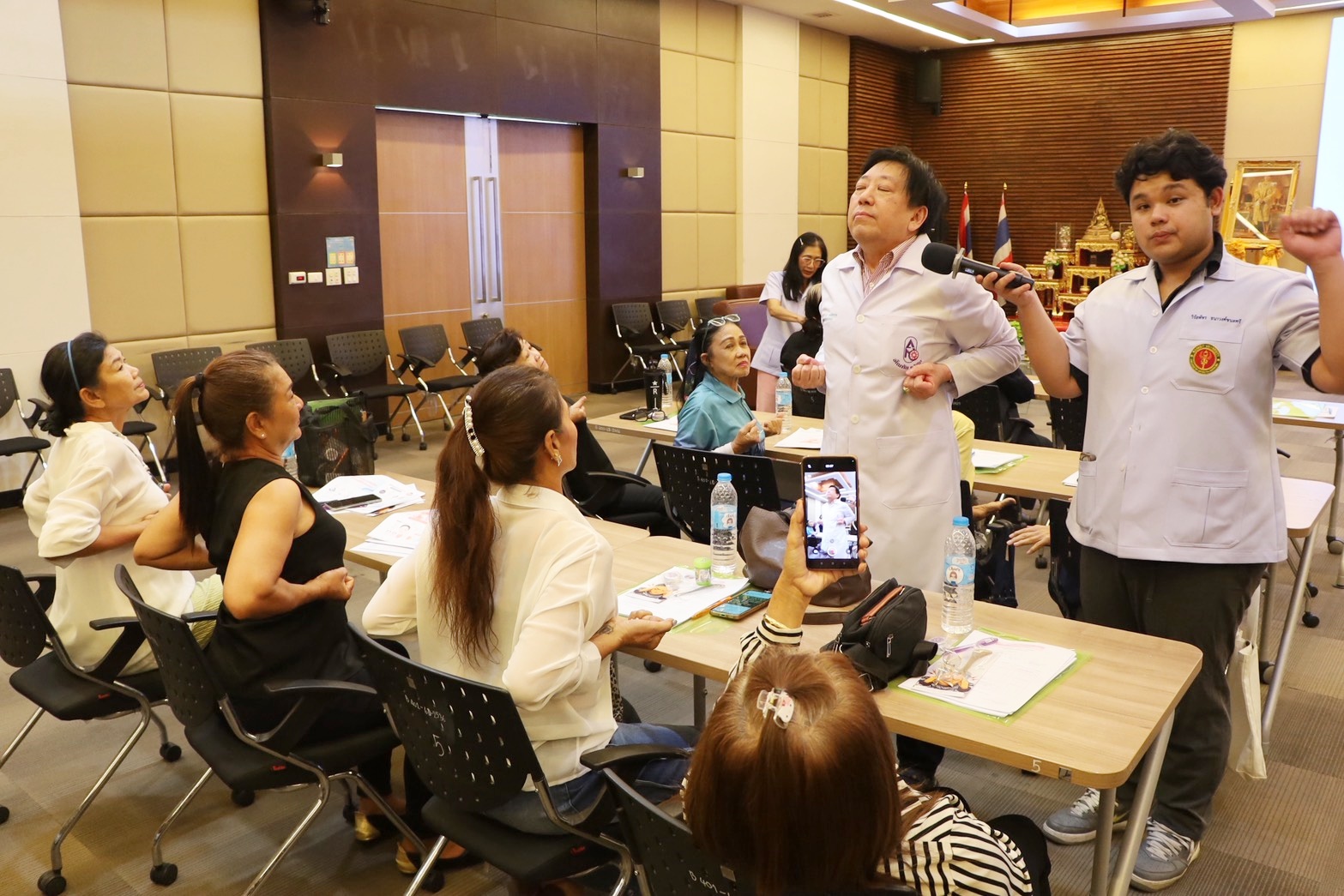 ที่ห้องประชุม 1 ชั้น 5 เทศบาลตำบลบางปู อำเภอเมือง จังหวัดสมุทรปราการ นายธีรพล ซุนเจริญ นายกเทศมนตรีตำบลบางปู่ เป็นประธานกล่าวเปิดกิจกรรมการฝึกอบรม”พิชิตโรคไมเกรนด้วยศาสตร์การแพทย์แผนไทย” ภายใต้โครงการ 1 อปท. 1 สวนสมุนไพร โดยมีนางสาวปารณีย์ นาคคำ ปลัดเทศบาลตำบลบางปู ในนามหัวหน้าคณะดำเนินโครงการ กล่าวรายงาน พร้อมด้วยคณะผู้บริหาร ที่ปรึกษานายก เลขานุการนายก สมาชิกสภาเทศบาล หัวหน้าส่วนราชการ เจ้าหน้าที่กองสาธารณสุขและสิ่งแวดล้อม และประชาชนในเขตเทศบาลตำบลบางปู เข้าร่วมโครงการ เทศบาลตำบลบางปู ได้ดำเนินการขับเคลื่อนโครงการ 1 อปท. 1 สวนสมุนไพร อย่างต่อเนื่องมาตั้งแต่ปี 2566 จนถึงปัจจุบัน โดยได้ดำเนินการจัดทำแหล่งเรียนรู้ด้านสมุนไพรของเทศบาลตำบลบางปู ณ ศูนย์บริการสาธารณสุข 1 มีการปรับปรุงพื้นที่ปลูกสมุนไพร และพัฒนาปรับปรุงป้ายสมุนไพร เพื่อให้เป็นแหล่งเรียนรู้ด้านสมุนไพร ให้กับเยาวชน และประชาชนทั่วไป ได้เข้ามาศึกษาเรียนรู้เรื่องของสมุนไพร รวมไปถึงเพื่อสร้างจิตสำนึกการรู้จักรักษา หวงแหนและอนุรักษ์พืชพรรณสมุนไพร ส่งเสริมให้เด็ก เยาวชน และประชาชนในพื้นที่ มีความรู้เรื่องสมุนไพร รู้จักการนำสมุนไพรไปใช้ประโยชน์ รวมทั้งสามารถขอแบ่งปันพันธุ์พืชสมุนไพรเพื่อไปขยายพันธุ์ได้ เมื่อสมุนไพรที่ปลูกในชุมชนมีมากขึ้น สามารถนำสมุนไพรมาปรุงเป็นยาสมุนไพร เพื่อใช้ในการดูแลตนเองและคนในครอบครัวได้ อาทิ เช่น ลูกประคบสมุนไพร ชาชงสมุนไพร ยาผงพอกเข่า ยาดมสมุนไพร และน้ำมันสมุนไพร เป็นต้นต้น โดยในปีงบประมาณ 2569 เทศบาลตำบลบางปู่ ได้ขยายกลุ่มเป้าหมายสู่ กลุ่มเด็ก เยาวชน และกลุ่มประชาชนทั่วไป โดยได้ดำเนินกิจกรรมภายใต้โครงการฯทั้งหมด 3 กิจกรรม แบ่งออกเป็น 1. กิจกรรมมือน้อยปลูกสมุนไพร 2. กิจกรรมหนูน้อยพิชิตยุงด้วยสมุนไพร "ทำตุ๊กตาไล่ยุง" โดยทั้ง 2 กิจกรรมจะดำเนินกิจกรรมในโรงเรียนสังกัดเทศบาลตำบลบางปู ทั้ง 3 แห่ง ได้แก่ โรงเรียนเทศบาล 1 (บางปูใหม่),โรงเรียนเทศบาล 2 (บางปู), โรงเรียนเทศบาล 3 (ท้ายบ้านใหม่) โดยมีวัตถุประสงค์เพื่อสร้างแหล่งเรียนรู้ด้านสมุนไพรในโรงเรียนฯ และเพื่อให้เด็กและเยาวชนรู้จักคุณค่าของสมุนไพร รวมถึงการรู้จักอนุรักษ์สมุนไพรในท้องถิ่นตน และในวันนี้ ได้จัดกิจกรรมที่ 3 กิจกรรมพิชิตโรคไมเกรนด้วยศาสตร์การแพทย์แผนไทยขึ้นให้กับกลุ่มประชาชนทั่วไปในเขตเทศบาลตำบลบางปู จำนวน 60 คน