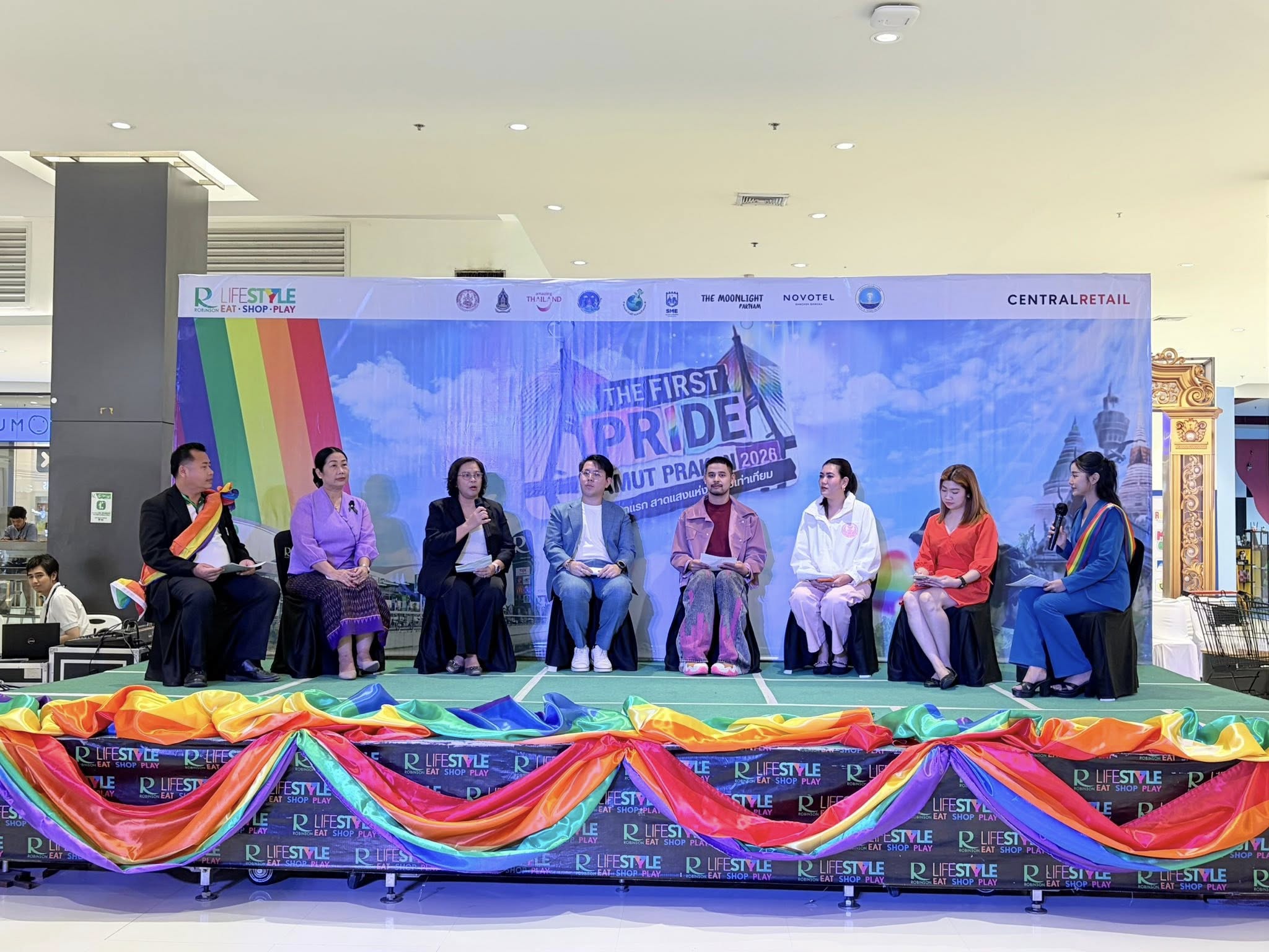 จังหวัดสมุทรปราการ เตรียมจัดงาน The Fist Pride Samut Prakan Pride 2026 วันที่ 13 มิ.ย.นี้ . ภาคีเครือข่ายหน่วยงานภาครัฐ และเอกชน บูรณาการความร่วมมือ เตรียมจัดงาน “The Fist Pride Samut Prakan Pride 2026” เพื่อสร้างการรับรู้ ส่งเสริมความเข้าใจที่ถูกต้องเกี่ยวกับความหลากหลายทางเพศ (LGBTQ+) . ชมรมเด็กรักษ์บ้านปลายเจ้าพระยา ร่วมกับ สำนักงานพัฒนาสังคมและของมนุษย์จังหวัดสมุทรปราการ และภาคีเครือข่าย จัดงานแถลงข่าวเตรียมความพร้อมการจัดงาน “The Fist Pride Samut Prakan Pride 2026” ณ ลานอเนกประสงค์ ชั้น 3 ศูนย์การค้าโรบินสัน ไลฟ์สไตล์ สมุทรปราการ โดยมี นางอารีรัตน์ สุนทรเสนาะ วัฒนธรรมจังหวัดสมุทรปราการ นางนริสา คงรอด ผู้แทนพัฒนาสังคมและความมั่นคงของมนุษย์จังหวัดสมุทรปรากา คุณรัชนก สุขประเสริฐ สมาชิกสภาผู้แทนราษฎร สมุทรปราการ เขต 2 นางสาววัฒนจิต บูรณเทพรองผู้อำนวยการสำนักงาน ททท.สำนักงานฉะเชิงเทรา นายจรัญ ลับเนตร อุปนายกสมาคมส่งเสริมการท่องเที่ยวและวัฒนธรรรมวิถีถิ่น นายประเมศฐ์ พิชญ์พันธ์เดชา ประธานชมรมเด็กรักษ์บ้านปลายเจ้าพระยา ในฐานะคณะผู้จัดงาน และสิบเอกณัฐพงษ์ ปุ้ยสงคราม (เจ๊เต๋า บางปู) อินฟลูเอนเซอร์และตัวแทนพี่น้อง LGBTQ+ ร่วมแถลงข่าว . เพื่อร่วมเฉลิมฉลองเดือนแห่งความภาคภูมิใจของกลุ่มผู้มีความหลากหลายทางเพศ (Pride Month) โดยการจัดงาน “The First Pride: Samut Prakan Pride 2026” กำหนดจัดขึ้น ในวันที่ 13 มิถุนายน 2569 มีกิจกรรมไฮไลต์คือการเดินขบวน Pide Parade รณรงค์สร้างการรับรู้ ความเข้าใจที่ถูกต้องเกี่ยวกับความหลากหลายทางเพศ (LGBTQ+) ตั้งแต่บริเวณหน้าศูนย์การค้าโรบินสัน ไลฟ์สไตล์ สมุทรปราการ ไปจนถึงวงเวียนท้ายบ้านสมุทรปราการคาดว่าจะมีกลุ่มเป้าหมาย ทั้งเด็ก เยาวชน ภาคีเครือข่าย และประชาชน เข้าร่วมงานกว่า 500 คน Pride Month หรือ “เดือนแห่งความภาคภูมิใจ” เป็นช่วงเวลาแห่งการเฉลิมฉลองความหลากหลายทางเพศ ส่งเสริมความเท่าเทียม สิทธิมนุษยชน และการยอมรับความแตกต่างในสังคม โดยมีจุดเริ่มต้นจากเหตุการณ์ Stonewall Riots ในนครนิวยอร์ก เมื่อปี ค.ศ. 1969 ซึ่งถือเป็นจุดเปลี่ยนสำคัญของการเคลื่อนไหวเพื่อสิทธิของผู้มีความหลากหลายทางเพศทั่วโลก จึงทำให้เดือนมิถุนายนได้รับการกำหนดให้เป็น Pride Month และมีการจัดกิจกรรมรณรงค์เฉลิมฉลองในหลายประเทศทั่วโลก ซึ่งประเทศไทยเริ่มต้นจัดงาน Pride ครั้งแรกในปี 2542 ภายใต้ชื่องาน “Bangkok Gay Festival 1999” สำหรับในปี 2569 ประทศไทยจะมีการจัดกิจกรรม Pride Month ทุกภูมิภาคตลอดเดือนมิถุนายน 2569 โดยประทศไทย ได้เสนอชื่อเพื่อเป็นเจ้าภาพจัดงาน World Pride ภายใต้ชื่อ “Bangkok World Pride 2030” ที่กรุงเทพมหานคร ในปี 2030 . สำหรับการจัดงาน “The Fist Pride Samut Prakan Pride 2026” เพื่อร่วมสนับสนุนการเสนอชื่อเพื่อเป็นเจ้าภาพจัดงาน World Pride ของประเทศไทยในปี 2030 และส่งเสริมให้จังหวัดสมุทรปราการ เป็นต้นแบบของเมืองแห่งความเท่าเทียมและการอยู่ร่วมกันบนความหลากหลายทางเพศ อย่างยั่งยืน/