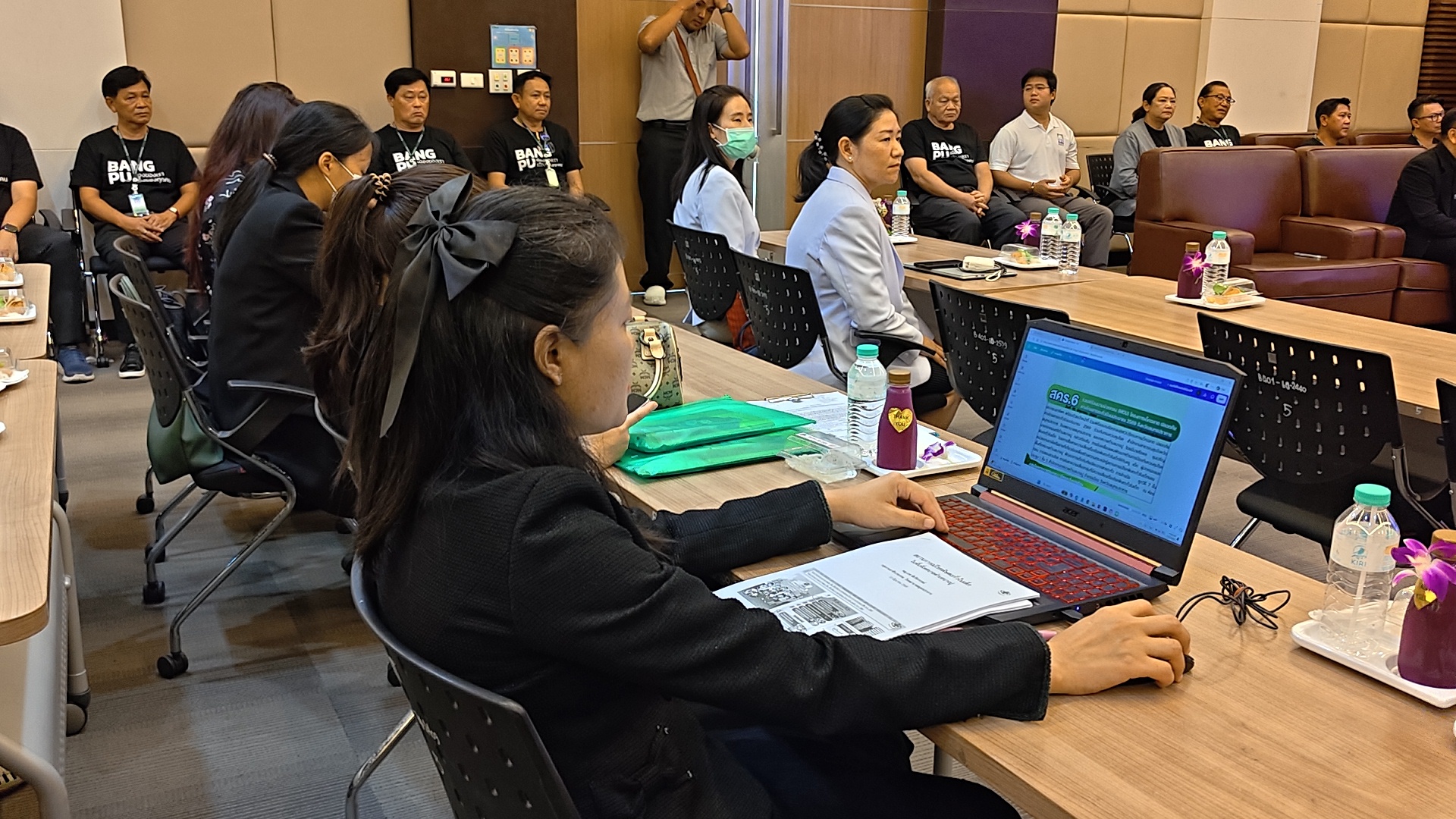  สมุทรปราการ สุทธิวิทย์ ชยุตม์วรกานต์ ทต.บางปู ห่วงใยโรคพิษตะกั่วในเด็ก จัดเอ็มโอยู ร่วมกับรพ.สมุทรปราการ ที่ห้องประชุม 1 ชั้น 5 สำนักงานเทศบาลตำบลบางปู อำเภอเมือง จังหวัดสมุทรปราการ นายธีรพล ขุนเจริญ นายกเทศมนตรีตำบลบางปู เป็นประธานเปิดการประชุมสื่อสารความเสี่ยง เรื่องโรคพิษตะกั่วในเด็ก ภายใต้โครงการเด็กฉลาด ปลอดภัย ห่างไกลสารตะกั่ว ปีงบประมาณ 2569 โดยมี นางสาวปารณีย์ นาคคำ ปลัดเทศบาลตำบลบางปู กล่าวรายงานถึงวัตถุประสงค์ของการจัดโครงการ พร้อมลงนามบันทึกข้อตกลง (MOU) ระหว่าง เทศบาลตำบลบางปู กับกลุ่มงานอาชีวเวชกรรม โรงพยาบาลสมุทรปราการ จากนั้น เป็นการอบรมในห้อข้อ 1. พัฒนาการเด็กกับภัยเงียบจากสารตะกั่ว 2. สถานการณ์โรคพิษตะกั่วในเด็ก ในพื้นที่เทศบาลตำบลบางปู 3. แนวทางการขับเคลื่อนแผนพัฒนาฯ ด้านการป้องกันควบคุมโรคพิษตะกั่วในเด็ก 4. สอบสวนโรค/ค้นหาความเสี่ยง กลุ่มที่มีความเสี่ยงเรื่องโรคพิษตะกั่วในเด็ก 5. การล้างมือถูกวิธี 7 ขั้นตอน โดยกลุ่มงานอาชีวเวชกรรม โรงพยาบาลสมุทรปราการ การดำเนินกิจกรรมตามโครงการฯ ประกอบด้วย การค้นหาเด็กกลุ่มเสี่ยงด้วยการเจาะเลือดส่งตรวจสารตะกั่ว ในเด็กปฐมวัยเชิงรุก และติดตามกลุ่มเสียงโรคพิษจากสารตะกั่วภายในสถานศึกษาในเขตเทศบาลตำบลบางปู เพื่อป้องกันผลกระทบต่อสุขภาพ พัฒนาการและใช้ข้อมูล ในการวางแผนจัดการปัจจัยเสียง ด้านสิ่งแวดล้อมผลการดำเนินงาน พบว่า เด็กส่วนใหญ่ มีระดับสารตะกั่วในเลือดอยู่ในเกณฑ์ปลอดภัยต่ำกว่า 5 ไมโครกรัมต่อเดซิลิตร อย่างไรก็ตาม ยังพบเด็กกลุ่มเสี่ยง ในทุกปีของการดำเนินโครงการ โดยในปี 2569 มีเด็กได้รับการตรวจคัดกรองจำนวน 502 คน พบเด็กที่มีระดับสารตะกั่วในเลือดมากกว่าหรือเท่ากับ 5 ไมโครกรัมต่อเดลิตร จำนวน 36 คน คิดเป็นร้อยละ 7.17 และพบเด็กบางรายมีระดับสารตะกั่วสูงกว่า 25 ไมโครกรัมต่อเดชิลิตร ซึ่งถือเป็นระดับ ที่ต้องได้รับการติดตามและประเมินสิ่งแวดล้อมอย่างใกล้ชิดปัจจัยเสี่ยง ที่อาจเกี่ยวข้อง กับการได้รับสัมผัสสารตะกั่วของเด็ก ได้แก่ การอยู่อาศัยใกล้แหล่งอุตสาหกรรม อาชีพผู้ปกครอง ที่เกี่ยวข้องกับโรงงานแบตเตอรี่หรือโลหะ สีทาบ้านของเล่นหรืออุปกรณ์ที่ทาสีไม่ได้มาตรฐาน รวมถึงพฤติกรรมเด็กปฐมวัย ที่มักหยิบสิ่งของ เข้าปาก จากสถานการณ์ดังกล่าว งานป้องกันและควบคุมโรค เทศบาลตำบลบางปู และกลุ่มงานอาชีวเวชกรรม โรงพยาบาลสมุทรปราการ เห็นความสำคัญ และความจำเป็น ในการเฝ้าระวังและป้องกันโรคพิษตะกั่วในเด็ก ในพื้นที่เขตเทศบาลตำบลบางปู จึงได้ดำเนินการสื่อสารความเสี่ยงเรื่องโรคพิษตะกั่วในเด็ก และพัฒนาการเด็กกับภัยเงียบจากสารตะกั่ว โดยมีแพทย์หญิงชนิดา สยุมภูรุจินันท์ ผู้อำนวยการโรงพยาบาลสมุทรปราการ นายโสฬส อ้นไชยะ รองนายแพทย์สาธารณสุขจังหวัดสมุทรปราการ แพทย์หญิงเกศ ชัยวัชราภรณ์ แพทย์ผู้เชี่ยวชาญเฉพาะทางด้านอาชีวเวชศาสตร์ หัวหน้ากลุ่มภารกิจด้านบริการปฐมภูมิ โรงพยาบาลสมุทรปราการ แพทย์หญิงณัฐณิชา ปุญญนิรันดร์ แพทย์ผู้เชี่ยวชาญด้านกุมารเวชศาสตร์พัฒนาการและพฤติกรรม กลุ่มงานกุมารเวชกรรม โรงพยาบาลสมุทรปราการ กลุ่มงานอาชีวเวชกรรม โรงพยาบาลสมุทรปราการ ตลอดจน คณะผู้บริหาร ที่ปรึกษานายก เลขานุการนายก สมาชิกสภาเทศบาล หัวหน้าส่วนราชการ ที่ปรึกษาภาคประชาชน เจ้าหน้าที่งานป้องกันและควบคุมโรค ฝ้ายบริการสาธารณสุข เจ้าหน้าที่สาธารณสุขและสิ่งแวดล้อม เทศบาลตำบลบางปู คณะครู ผู้ปกครองของเด็กกลุ่มเสี่ยง และหน่วยงานภาคีเครือข่ายในพื้นที่เขตเทศบาลตำบลบางปู รวมจำนวน 120 คน เข้าโครงการ