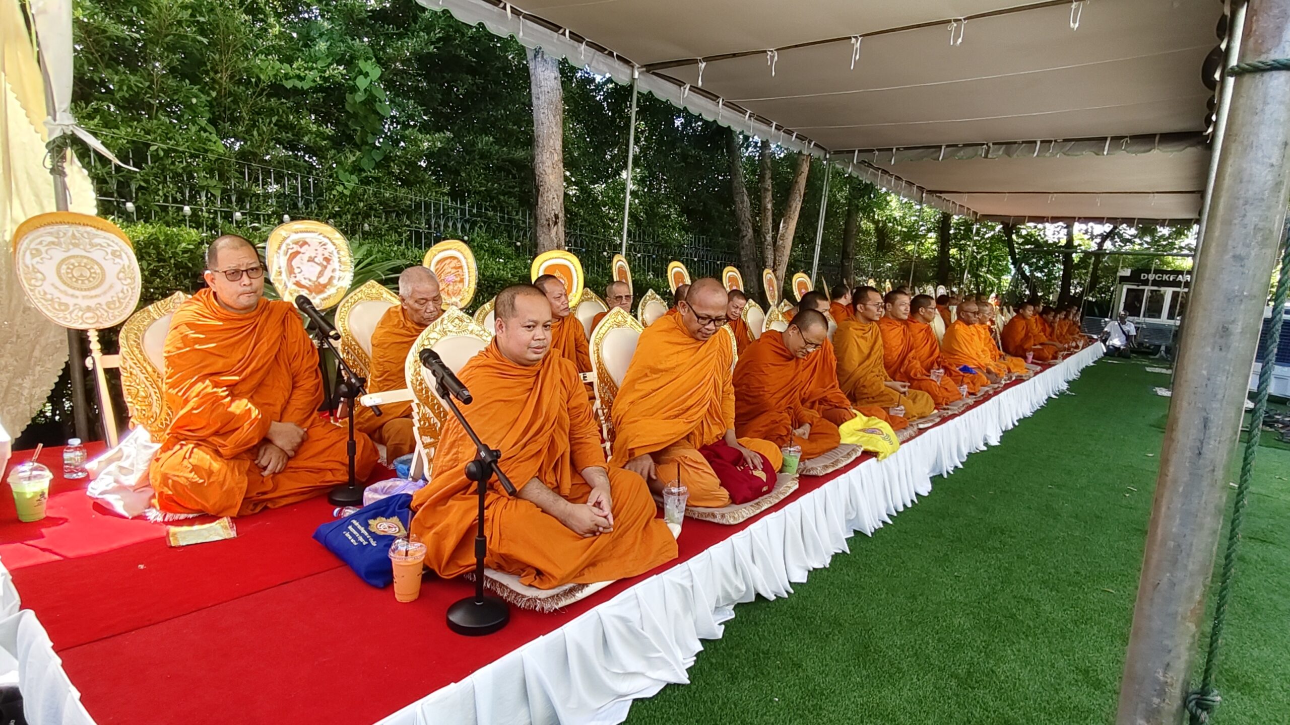 วันเกิดลูกชายนักธุรกิจด้านอาหารแปรรูปได้จัดพิธีทำบุญเลี้ยงพระเพื่อความเป็นสิริมงคล เมื่อวัน อาทิตย์ที่ 21 มิถุนายน 2569 ที่ บริษัท กาญจนามาร์เก็ตติ้งซัพพลาย อ.เมือง สมุทรปราการ คุณมานพ ตาดต่าย หรือเฮียนิด นักธุรกิจใหญ่ด้านอาหารแปรรูป พร้อมด้วย คุณกาญจนา เรืองศักดิ์ คุณปัทมวรรณ ตาดต่าย ร่วมทำบุญเลี้ยงพระ เนื่องในโอกาส วันคล้ายวันเกิด คุณนพดล ตาดต่าย หรือน้องมอส ลูกชายคุณมานพ ตาดต่าย และคุณกาญจนา เรืองศักดิ์ เนื่องในโอกาสครบรอบ 30 ปีโดยมีหลวงพ่อวิฑูรย์ อาจารสุโภ (ภูตะมี) พระภิกษุสงฆ์ที่ทาง ครอบครัวของคุณมานพ ตาดต่าย ให้ความเคารพนับถือได้เดินทางมาจากต่างประเทศมาร่วมให้พรกับคุณนพดล ตาดต่าย หรือน้องมอสด้วย โดยมี นักธุรกิจ ผู้ประกอบการ ข้าราชการตำรวจ และญาติสนิทร่วมอวยพรเนื่องในโอกาสวันคล้ายวันเกิด คุณนพดล ตาดต่าย น้องมอส บรรยากาศเป็นไปด้วยความอบอุ่น โดยในช่วงเช้าครอบครัวตาดต่ายได้นิมนต์พระสงฆ์จากวัดแพรกษา สมุทรปราการ มาสวดเจริญพระพุทธมนต์เพื่อความเป็นสิริมงคล และร่วมบริจาคทรัพย์เพื่อไถ่ชีวิตโคกระบือ รวมทั้งเตรียมเครื่องอุปโภคบริโภค ข้าวสารอาหารแห้ง สิ่งของที่จำเป็นเพื่อนำไปบริจาคแก่วัดต่างๆอีกด้วย หลังจากเสร็จสิ้นพิธี คุณนพดล ตาดต่าย หรือน้องมอส ได้ตัดเค้ก และมอบให้กับ คุณมานพ ตาดต่ายและคุณกาญจนา เรืองศักดิ์ บิดา-มารดา โดยทั้งสองได้ร่วมอวยพร ให้กับลูกชายสร้างความปราบปลื้มใจให้กับผู้ที่เข้ามาร่วมงานเป็นอย่างมาก
