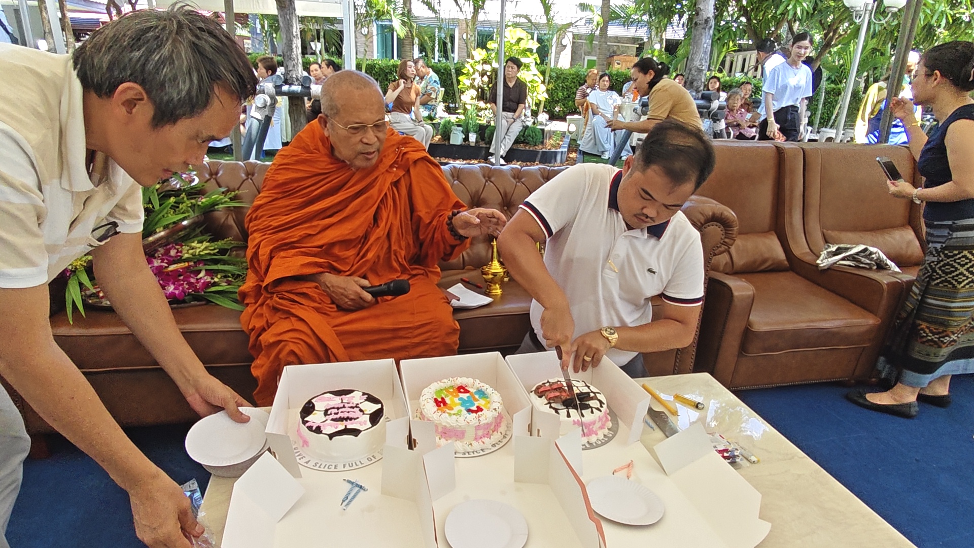 วันเกิดลูกชายนักธุรกิจด้านอาหารแปรรูปได้จัดพิธีทำบุญเลี้ยงพระเพื่อความเป็นสิริมงคล เมื่อวัน อาทิตย์ที่ 21 มิถุนายน 2569 ที่ บริษัท กาญจนามาร์เก็ตติ้งซัพพลาย อ.เมือง สมุทรปราการ คุณมานพ ตาดต่าย หรือเฮียนิด นักธุรกิจใหญ่ด้านอาหารแปรรูป พร้อมด้วย คุณกาญจนา เรืองศักดิ์ คุณปัทมวรรณ ตาดต่าย ร่วมทำบุญเลี้ยงพระ เนื่องในโอกาส วันคล้ายวันเกิด คุณนพดล ตาดต่าย หรือน้องมอส ลูกชายคุณมานพ ตาดต่าย และคุณกาญจนา เรืองศักดิ์ เนื่องในโอกาสครบรอบ 30 ปีโดยมีหลวงพ่อวิฑูรย์ อาจารสุโภ (ภูตะมี) พระภิกษุสงฆ์ที่ทาง ครอบครัวของคุณมานพ ตาดต่าย ให้ความเคารพนับถือได้เดินทางมาจากต่างประเทศมาร่วมให้พรกับคุณนพดล ตาดต่าย หรือน้องมอสด้วย โดยมี นักธุรกิจ ผู้ประกอบการ ข้าราชการตำรวจ และญาติสนิทร่วมอวยพรเนื่องในโอกาสวันคล้ายวันเกิด คุณนพดล ตาดต่าย น้องมอส บรรยากาศเป็นไปด้วยความอบอุ่น โดยในช่วงเช้าครอบครัวตาดต่ายได้นิมนต์พระสงฆ์จากวัดแพรกษา สมุทรปราการ มาสวดเจริญพระพุทธมนต์เพื่อความเป็นสิริมงคล และร่วมบริจาคทรัพย์เพื่อไถ่ชีวิตโคกระบือ รวมทั้งเตรียมเครื่องอุปโภคบริโภค ข้าวสารอาหารแห้ง สิ่งของที่จำเป็นเพื่อนำไปบริจาคแก่วัดต่างๆอีกด้วย หลังจากเสร็จสิ้นพิธี คุณนพดล ตาดต่าย หรือน้องมอส ได้ตัดเค้ก และมอบให้กับ คุณมานพ ตาดต่ายและคุณกาญจนา เรืองศักดิ์ บิดา-มารดา โดยทั้งสองได้ร่วมอวยพร ให้กับลูกชายสร้างความปราบปลื้มใจให้กับผู้ที่เข้ามาร่วมงานเป็นอย่างมาก