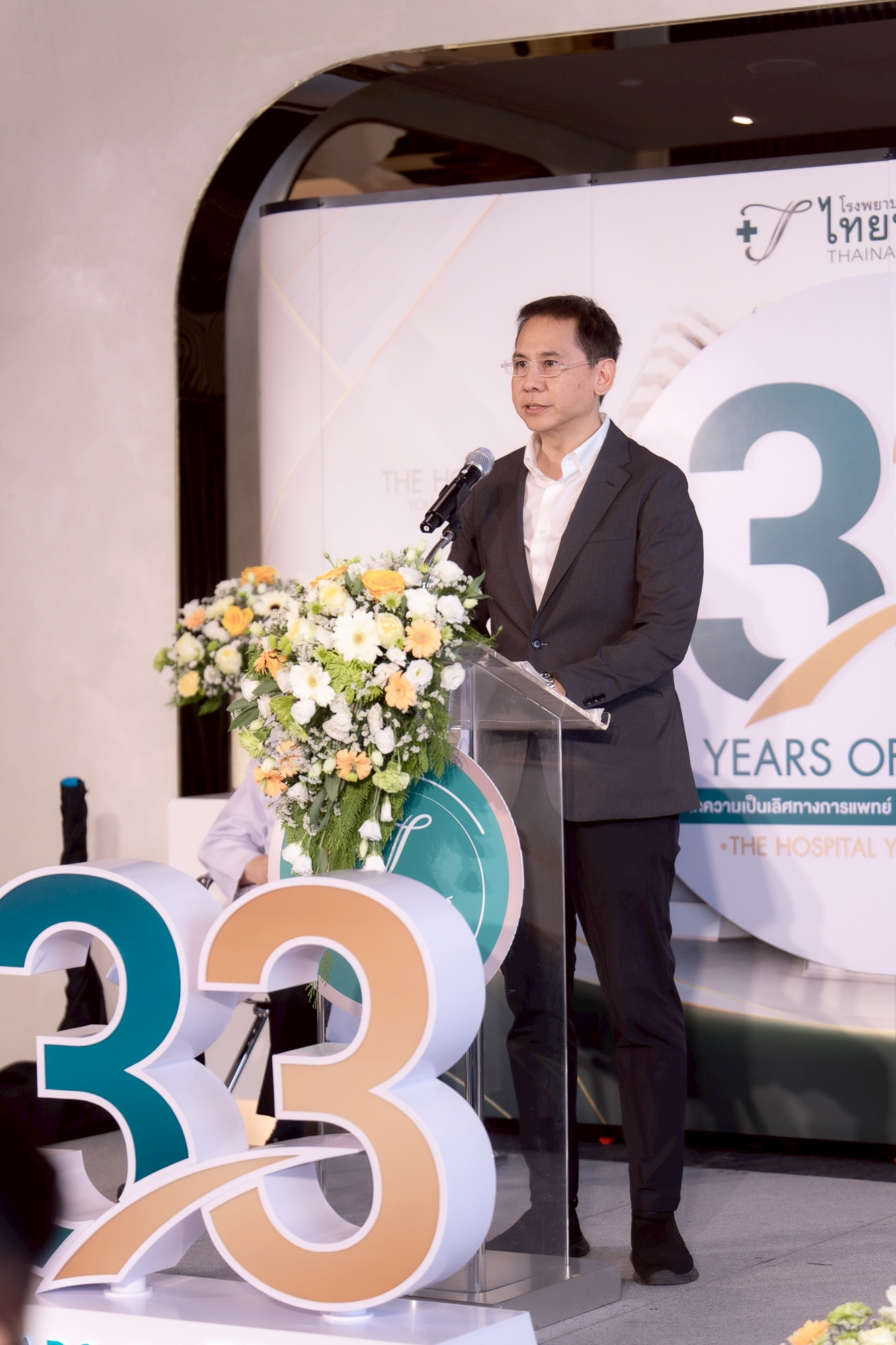 โรงพยาบาลไทยนครินทร์ ฉลองครบรอบ 33 ปี ภายใต้แนวคิด “33 Years of Trust” ต่อยอดความเป็นเลิศทางการแพทย์ สู่ความไว้วางใจที่ส่งต่อไม่สิ้นสุด กรุงเทพฯ – 18 มิถุนายน 2569 บริษัท โรงพยาบาลไทยนครินทร์ จำกัด (มหาชน) จัดงานเฉลิมฉลองครบรอบ 33 ปีแห่งการดำเนินงาน ภายใต้แนวคิด “33 Years of Trust : จากความเป็นเลิศทางการแพทย์ สู่ความไว้วางใจที่ส่งต่อไม่สิ้นสุด – THE HOSPITAL YOU CAN TRUST” ณ บริเวณ Coffee & Library ชั้น 3 โรงพยาบาลไทยนครินทร์ เพื่อสะท้อนความสำเร็จตลอดระยะเวลากว่า 3 ทศวรรษ พร้อมประกาศวิสัยทัศน์และทิศทางการเติบโตขององค์กรในอนาคต แนวคิด “33 Years of Trust” สะท้อนการเดินทางตลอด 33 ปีของโรงพยาบาลไทยนครินทร์ ที่ยึดมั่นในความเป็นเลิศทางการแพทย์เป็นรากฐานสำคัญขององค์กร ทั้งด้านองค์ความรู้ เทคโนโลยีการรักษา มาตรฐานคุณภาพ และการพัฒนาศักยภาพบุคลากรอย่างต่อเนื่อง จนก่อเกิดเป็นความเชื่อมั่นและความไว้วางใจจากผู้รับบริการ ครอบครัว ชุมชน และพันธมิตรทุกภาคส่วน ความไว้วางใจดังกล่าวไม่ได้หยุดอยู่เพียงการรักษาพยาบาลในวันนี้เท่านั้น แต่ยังถูกส่งต่อจากรุ่นสู่รุ่น จากครอบครัวหนึ่งสู่อีกครอบครัวหนึ่ง จากบุคลากรรุ่นพี่สู่บุคลากรรุ่นใหม่ และจากโรงพยาบาลสู่เครือข่ายการดูแลสุขภาพที่กำลังเติบโตอย่างต่อเนื่อง สอดคล้องกับพันธกิจขององค์กรในการส่งมอบคุณภาพการรักษาและคุณค่าทางสุขภาพที่ยั่งยืนแก่สังคมไทย นายแพทย์เจริญ มีนสุข ประธานกรรมการบริษัท บริษัท โรงพยาบาลไทยนครินทร์ จำกัด (มหาชน) กล่าวว่า “ความเป็นเลิศทางการแพทย์คือหัวใจสำคัญที่ขับเคลื่อนองค์กรมาตลอด 33 ปี โดยโรงพยาบาลได้พัฒนาศูนย์การแพทย์เฉพาะทาง (Center of Excellence) อย่างต่อเนื่อง เพื่อยกระดับคุณภาพการรักษาสู่มาตรฐานระดับสากล หนึ่งในความสำเร็จสำคัญคือ ศูนย์โรคมะเร็งเต้านม และศูนย์ปลูกถ่ายไต ซึ่งได้รับการยอมรับในด้านความเชี่ยวชาญและคุณภาพการรักษา จนกลายเป็นรากฐานสำคัญของความเชื่อมั่นที่ผู้รับบริการมีต่อโรงพยาบาลมาอย่างยาวนาน” ด้านคุณฐิติ สิหนาทกถากุล ประธานบริหาร บริษัท โรงพยาบาลไทยนครินทร์ จำกัด (มหาชน) กล่าวว่า “เป้าหมายสำคัญขององค์กรในอนาคต คือการสร้างระบบนิเวศทางการแพทย์ (Healthcare Ecosystem) ที่แข็งแกร่ง เพื่อขยายการเข้าถึงบริการสุขภาพที่มีคุณภาพ และส่งต่อความไว้วางใจที่องค์กรได้รับตลอด 33 ปีไปสู่ประชาชนในวงกว้างมากยิ่งขึ้น” ปัจจุบัน เครือข่ายการดูแลสุขภาพของไทยนครินทร์ประกอบด้วย โรงพยาบาลเต้านมและนรีเวชไทยนครินทร์ ไทยนครินทร์สหคลินิก ฉะเชิงเทรา ไทยนครินทร์คลินิก ตลาดทิพย์เกสร และโรงพยาบาลภัทรินทร์ ซึ่งร่วมเสริมศักยภาพการให้บริการทางการแพทย์อย่างครบวงจร ขณะเดียวกันองค์กรยังอยู่ระหว่างการพัฒนาโครงการ “ไทยนครินทร์ 2” ซึ่งจะเป็นอีกก้าวสำคัญในการขยายศักยภาพการรักษาพยาบาล รองรับความต้องการด้านสุขภาพที่เพิ่มขึ้นในอนาคต และสร้างการเติบโตอย่างยั่งยืนให้กับองค์กร นอกจากการพัฒนาด้านการรักษาพยาบาลแล้ว โรงพยาบาลไทยนครินทร์ยังให้ความสำคัญกับบุคลากรในฐานะหัวใจสำคัญขององค์กรและผู้ส่งต่อความไว้วางใจสู่ผู้รับบริการในทุกวัน โดยภายในงานได้จัดพิธีมอบรางวัลบุคลากรดีเด่น และรางวัล Long Service Awards เพื่อเชิดชูเกียรติบุคลากรที่ปฏิบัติงานด้วยความทุ่มเทและสร้างคุณูปการต่อองค์กรมาอย่างยาวนาน พร้อมมอบทุนการศึกษาแก่บุตรของบุคลากร จำนวน 10 ทุน มูลค่ารวม 33,000 บาท เพื่อส่งเสริมโอกาสทางการศึกษาและเป็นส่วนหนึ่งของการส่งต่อคุณค่าและโอกาสที่ดีสู่คนรุ่นต่อไป ก้าวสู่ปีที่ 34 โรงพยาบาลไทยนครินทร์ยังคงมุ่งมั่นพัฒนาศักยภาพทางการแพทย์ ขยายเครือข่ายบริการสุขภาพ และสร้างคุณค่าร่วมกับสังคม ภายใต้พันธกิจในการเป็น “THE HOSPITAL YOU CAN TRUST” พร้อมส่งต่อความไว้วางใจจากรุ่นสู่รุ่น จากบุคลากรสู่บุคลากร และจากครอบครัวหนึ่งสู่อีกครอบครัวหนึ่งอย่างไม่สิ้นสุด เพื่อสร้างสุขภาพที่ดีและคุณภาพชีวิตที่ยั่งยืนเคียงข้างสังคมไทยต่อไป