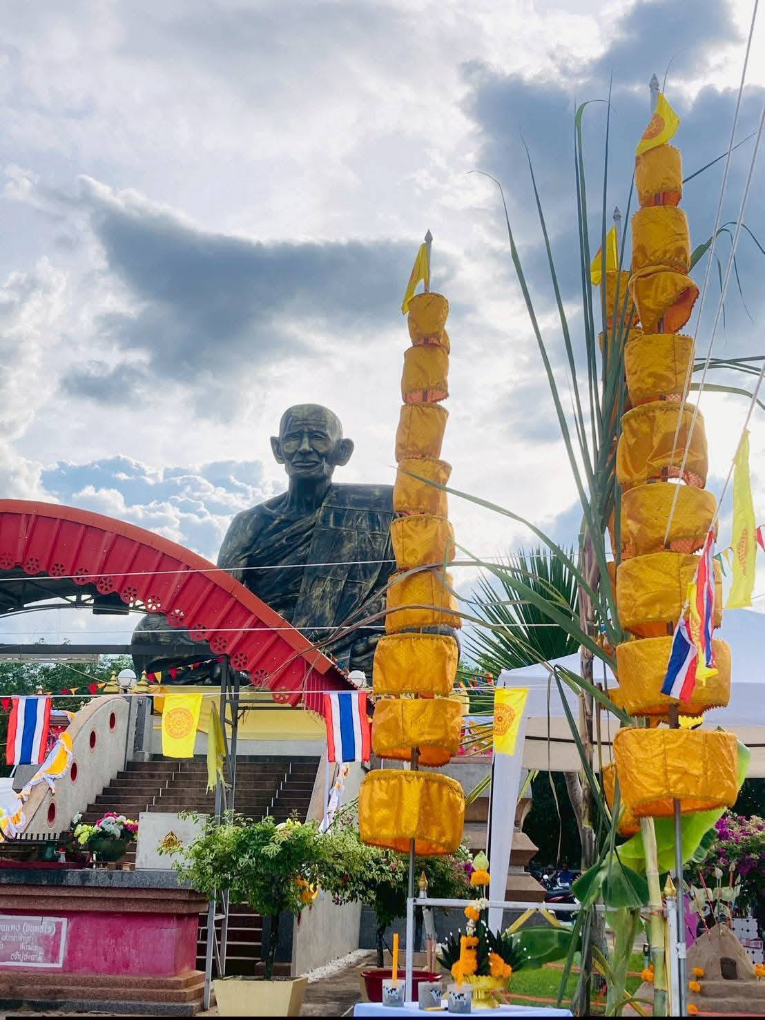 นครศรีธรรมราช..รำลึกพ่อท่านแดงวัดโทตรี จัด3 กิจกรรมใหญ่พัฒนาวัด            ที่ วัดโทตรี อ.นบพิตำ จ.นครศรีธรรมราช  นายอภิวัชร์  มีทุ่ม นายอำเภอนบพิตำ เป็นประธานเปิดงานทำบุญประจำปีพ่อท่านแดง ปี2569  โดยมี กำนันผู้ใหญ่บ้าน ในเขต อ.นบพิตำ ร่วมถึงชาวบ้านใกล้เคียงร่วมงาน        ด้าน นายอมร อู่ทองคำ ผู้ใหญ่บ้าน ม.7 ต.กะหรอ   กล่าวว่า งานทำบุญประจำปีพ่อท่านแดง ซึ่งเป็นพระเกจิ ที่ชาวบ้านใน อ.พบพิตำ เคารพนับถือมายาวนานตั้งแต่รุ่นปู่ย่าตายยาย  จัดขึ้นเป็นประจำทุกปี ในช่วงเดือนมิถุนายน ในปีนี้จัดขึ้นในวันที่ 27-28 มิ.ย.2569  ซึ่งปีนี้ถือว่ายิ่งใหญ่กว่าทุกปี  เนื่องจากได้รวม 3 กิจกรรมเข้าด้วยกัน คือ พิธีบวงสรวงพ่อท่านแดง  ทอดผ้าป่าสามัคคี   และเดิน-วิ่งเพื่อการกุศล ซึ่งจัดให้มีขึ้นในปีแรก   เมื่อ3 กิจกรรมรวมเข้าด้วยกัน  การรำลึกถึงพ่อท่านแดง   การพัฒนาวัด  และ การส่งเสริมให้คนใน  ต.กะหรอ และใกล้เคียงได้ออกกำลังกายส่งเสริมความสามัคคี  ทำให้ในปีนี้ งานคึกคักเป็นอย่างมาก                  สำหรับประวัติพ่อท่านแดง  หรือพระอธิการแดง จันทสโร วัดโทตรี อ.นบพิตำ จ.นครศรีธรรมราช พ่อท่านแดง  เกิดเมื่อวันที่ 19 พ.ย.2442 ที่บ้านโคกหว้า อ.ท่าศาลา จ.นครศรีธรรมราช เป็นบุตรของนายหนูและนางซังเนื่องจากมารดาไม่มีน้ำนม จึงถูกยกให้เป็นบุตรบุญธรรมของ นางทองดำ (หมอตำแย) ซึ่งเลี้ยงดูท่านด้วยความรักจนท่านเข้าใจว่าเป็นมารดาแท้ๆ เมื่อโตขึ้นได้ไปเรียนหนังสือที่วัดท่าสูงกับอาจารย์เฉย แต่อยู่ถึง 7-8 ปี ก็ยังอ่านไม่ออกเขียนไม่ได้ จนอาจารย์และแม่บุญธรรมคิดว่าเป็นคนเรียนไม่เก่ง จึงให้ออกจากวัดกลับไปช่วยงานที่บ้าน   เมื่ออายุครบใน ปี พ.ศ. 2463 ได้กลับไปบวชที่วัดท่าสูง โดยมี พระครูวิสุทธิจารี วัดจันพอ เป็นพระอุปัชฌาย์ ได้รับฉายาว่า "จันทสโร" (ตัดคำว่า "ไข่" ออกจากชื่อเดิม เหลือเพียง "พระแดง") แม้ท่านจะอ่านหนังสือไม่ออก แต่เมื่อต้องเรียนบทสวดมนต์ ท่านใช้การ "เรียนทางหู" คือนอนฟังเพื่อนภิกษุสวด ท่านกลับทรงจำบทสวดมนต์และพระธรรมวินัยได้อย่างแม่นยำและรวดเร็วกว่าคนที่อ่านหนังสือออกเสียอีก ต่อมาพ่อท่านแดงได้รับนิมนต์ไปรักษาการวัดโคกเหล็กซึ่งในขณะนั้นเป็นวัดร้างกลางป่า ท่านทำงานหนักทั้งกลางวันกลางคืนในการถางป่า ปลูกไม้ผลและพืชอาสิน โดยมี นายแพบ ลูกศิษย์คู่บารมีเป็นหัวเรี่ยวหัวแรงสำคัญกิตติศัพท์ความศักดิ์สิทธิ์ของพ่อท่านแดงเคยถูกควายดุและ "อ้ายนิล" โคถึกที่ท่านเลี้ยงไว้ใช้งาน) ขวิดและแทงอย่างแรงจนกระเด็นตกป่า แต่ร่างกายของท่านกลับ ไม่มีบาดแผลใดๆ มีเพียงรอยช้ำและถลอกเล็กน้อย ทำให้ชาวบ้านเลื่อมใสศรัทธาในความศักดิ์สิทธิ์อย่างมาก และนิยมมาบนบาน โดยเฉพาะเรื่องหมูไข้ ควายหาย และความเจ็บป่วย           จากนั้น ในปี พ.ศ. 2490 พ่อท่านแดงพร้อมด้วยนายแพบและอ้ายนิล ได้เดินทางมารับตำแหน่งสมภารวัดโทตรี ขณะนั้นมีสภาพรกร้างและชำรุดทรุดโทรมมาก ท่านทุ่มเทแรงกายและสละปัจจัยส่วนตัว ร่วมกับศรัทธาชาวบ้าน พัฒนาวัดโทตรีอย่างต่อเนื่องยาวนานถึง 20 ปี  เช่น บูรณะและสร้างพระประธานในอุโบสถ ก่อสร้างกุฏิหลังใหญ่คอนกรีตและโรงครัว  สร้างโรงธรรม ศาลากลางวัด และซ่อมแซมเสนาสนะที่เสียหายจากวาตภัยภาคใต้   พ่อท่านแดงเริ่มอาพาธเมื่อปลายปี พ.ศ. 2509  แต่ยังคงฝืนร่างกายคุมงานก่อสร้างและบำรุงวัดไม่หยุดหย่อน จนกระทั่งมรณภาพอย่างสงบเมื่อ วันที่ 20 พย.. 2510  สิริอายุได้ 68 ปี            คุณธรรมที่เป็นอนุสรณ์ พ่อท่านแดงเป็นพระภิกษุผู้เป็น "นักพัฒนา" อย่างแท้จริง ท่านไม่ยึดติดในทรัพย์สินเงินทอง สละปัจจัยทั้งหมดเพื่อพระพุทธศาสนา มีเมตตาสูง และมีพลังจิตที่เข้มขลัง เป็นที่เคารพศรัทธาอย่างสูงยิ่งของชาวนบพิตำและจังหวัดนครศรีธรรมราชตราบจนปัจจุบัน