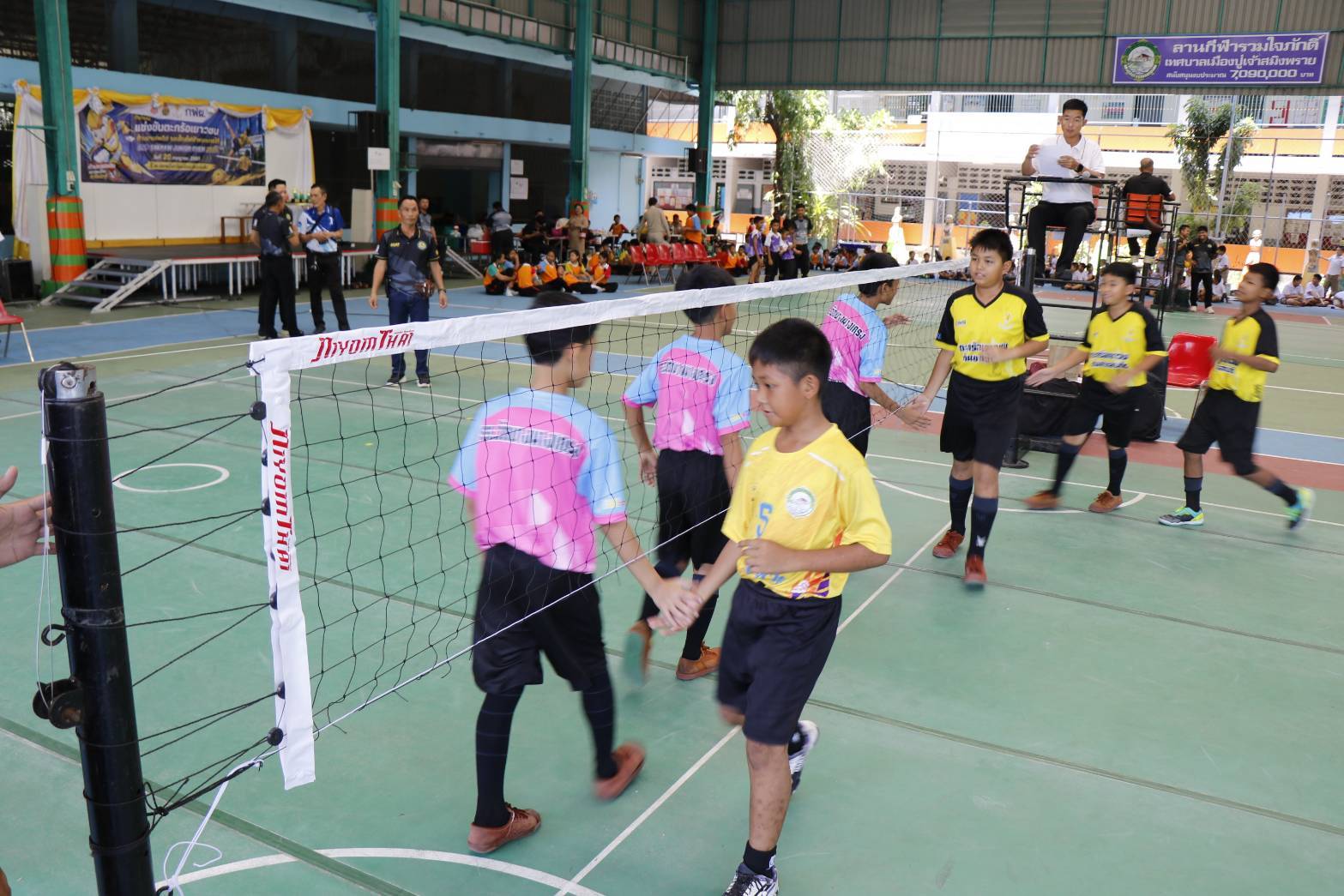 วันที่ 20 กรกฎาคม 2569 การไฟฟ้าฝ่ายผลิตแห่งประเทศไทย (กฟผ.) นำโดย โรงไฟฟ้าพระนครใต้ (อฟต.) ร่วมกับ ฝ่ายชุมชนสัมพันธ์โครงการ (อชค.) จัดกิจกรรม “แข่งขันตะกร้อเยาวชน ต้านยาเสพติด รอบโรงไฟฟ้าพระนครใต้" (SBP Takraw Junior Open 2026) เพื่อส่งเสริมให้เยาวชนในพื้นที่รอบโรงไฟฟ้าพระนครใต้ตระหนักถึงการสร้างเสริมสุขภาพ การออกกำลังกาย ห่างไกลยาเสพติด และการมีน้ำใจนักกีฬา อีกทั้งยังเป็นการสร้างความสัมพันธ์ระหว่าง กฟผ. กับผู้บริหารสถานศึกษา คณะครูและนักเรียน ในพื้นที่รอบโรงไฟฟ้าพระนครใต้ จำนวน 12 โรงเรียน ประกอบด้วย 1. โรงเรียนวัดบางด้วน 2. โรงเรียนวัดบางนางเกรง 3. โรงเรียนฉัตรทิพย์ เทพวิทยา 4. โรงเรียนวัดบางฝ้าย 5. โรงเรียนวัดบางหัวเสือ 6. โรงเรียนปัญจนะวิทย์ 7. โรงเรียนวัดสวนส้ม 8. โรงเรียนสิริเบญญาลัย 9. โรงเรียนวัดสุขกร 10. โรงเรียนนิลรัตน์อนุสรณ์ 11.โรงเรียนวัดท้องคุ้ง 12.โรงเรียนวัดบางโปรง ซึ่งเป็นผู้มีส่วนได้ส่วนเสียสำคัญในพื้นที่พัฒนาโครงการโรงไฟฟ้าพลังความร้อนร่วมพระนครใต้ ชุดที่ 5 โดยมีผู้บริหารสถานศึกษา พร้อมด้วยครูผู้ฝึกสอนและนักเรียน เข้าร่วมกิจกรรม จำนวน 85 คน สำหรับการแข่งขันในครั้งนี้ โรงเรียนที่ได้รับรางวัลชนะเลิศใน Division 1 ได้แก่ โรงเรียนสิริเบญญาลัย และ Division 2 ได้แก่ โรงเรียนฉัตรทิพย์ เทพวิทยา ณ สนามกีฬาโรงเรียนวัดสวนส้ม ตำบลสำโรงใต้ อำเภอพระประแดง จังหวัดสมุทรปราการ ในโอกาสนี้ นายอัศวิน อัศวุตมางกุล พลังงานจังหวัดสมุทรปราการ ให้เกียรติเป็นประธานเปิดกิจกรรม และนายรังสิต แก้วหวังสกูล ผู้อำนวยการโรงไฟฟ้าพระนครใต้ กล่าวรายงานวัตถุประสงค์ของกิจกรรม พร้อมด้วย นายนราพงศ์ ทองพรหม ผู้ช่วยผู้อำนวยการโรงไฟฟ้าพระนครใต้-1 นายปรีดา สุขสถิตย์ ผู้ช่วยผู้อำนวยการโรงไฟฟ้าพระนครใต้-2 นางสาวสงกรานต์ พูลขวัญ หัวหน้ากองสานสัมพันธ์และกิจกรรมชุมชน นางวิไลภรณ์ พิทักษ์ วิทยากรระดับ 8 ฝ่ายกำกับการปฏิบัติตามกฎระเบียบ ในฐานะผู้แทนชมรมตะกร้อ กฟผ. และนายวัชระ ไชยเพชร ผู้อำนวยการโรงเรียนวัดสวนส้ม ให้เกียรติมอบเกียรติบัตรและรางวัลแก่นักกีฬาที่เข้าร่วมกิจกรรม