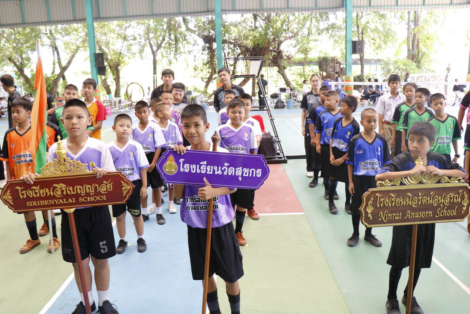วันที่ 20 กรกฎาคม 2569 การไฟฟ้าฝ่ายผลิตแห่งประเทศไทย (กฟผ.) นำโดย โรงไฟฟ้าพระนครใต้ (อฟต.) ร่วมกับ ฝ่ายชุมชนสัมพันธ์โครงการ (อชค.) จัดกิจกรรม “แข่งขันตะกร้อเยาวชน ต้านยาเสพติด รอบโรงไฟฟ้าพระนครใต้" (SBP Takraw Junior Open 2026) เพื่อส่งเสริมให้เยาวชนในพื้นที่รอบโรงไฟฟ้าพระนครใต้ตระหนักถึงการสร้างเสริมสุขภาพ การออกกำลังกาย ห่างไกลยาเสพติด และการมีน้ำใจนักกีฬา อีกทั้งยังเป็นการสร้างความสัมพันธ์ระหว่าง กฟผ. กับผู้บริหารสถานศึกษา คณะครูและนักเรียน ในพื้นที่รอบโรงไฟฟ้าพระนครใต้ จำนวน 12 โรงเรียน ประกอบด้วย 1. โรงเรียนวัดบางด้วน 2. โรงเรียนวัดบางนางเกรง 3. โรงเรียนฉัตรทิพย์ เทพวิทยา 4. โรงเรียนวัดบางฝ้าย 5. โรงเรียนวัดบางหัวเสือ 6. โรงเรียนปัญจนะวิทย์ 7. โรงเรียนวัดสวนส้ม 8. โรงเรียนสิริเบญญาลัย 9. โรงเรียนวัดสุขกร 10. โรงเรียนนิลรัตน์อนุสรณ์ 11.โรงเรียนวัดท้องคุ้ง 12.โรงเรียนวัดบางโปรง ซึ่งเป็นผู้มีส่วนได้ส่วนเสียสำคัญในพื้นที่พัฒนาโครงการโรงไฟฟ้าพลังความร้อนร่วมพระนครใต้ ชุดที่ 5 โดยมีผู้บริหารสถานศึกษา พร้อมด้วยครูผู้ฝึกสอนและนักเรียน เข้าร่วมกิจกรรม จำนวน 85 คน สำหรับการแข่งขันในครั้งนี้ โรงเรียนที่ได้รับรางวัลชนะเลิศใน Division 1 ได้แก่ โรงเรียนสิริเบญญาลัย และ Division 2 ได้แก่ โรงเรียนฉัตรทิพย์ เทพวิทยา ณ สนามกีฬาโรงเรียนวัดสวนส้ม ตำบลสำโรงใต้ อำเภอพระประแดง จังหวัดสมุทรปราการ ในโอกาสนี้ นายอัศวิน อัศวุตมางกุล พลังงานจังหวัดสมุทรปราการ ให้เกียรติเป็นประธานเปิดกิจกรรม และนายรังสิต แก้วหวังสกูล ผู้อำนวยการโรงไฟฟ้าพระนครใต้ กล่าวรายงานวัตถุประสงค์ของกิจกรรม พร้อมด้วย นายนราพงศ์ ทองพรหม ผู้ช่วยผู้อำนวยการโรงไฟฟ้าพระนครใต้-1 นายปรีดา สุขสถิตย์ ผู้ช่วยผู้อำนวยการโรงไฟฟ้าพระนครใต้-2 นางสาวสงกรานต์ พูลขวัญ หัวหน้ากองสานสัมพันธ์และกิจกรรมชุมชน นางวิไลภรณ์ พิทักษ์ วิทยากรระดับ 8 ฝ่ายกำกับการปฏิบัติตามกฎระเบียบ ในฐานะผู้แทนชมรมตะกร้อ กฟผ. และนายวัชระ ไชยเพชร ผู้อำนวยการโรงเรียนวัดสวนส้ม ให้เกียรติมอบเกียรติบัตรและรางวัลแก่นักกีฬาที่เข้าร่วมกิจกรรม