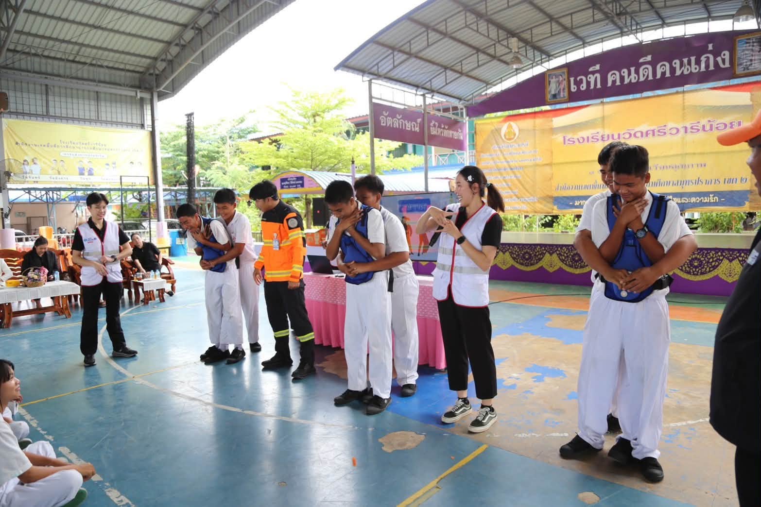  ท่าอากาศยานสุวรรณภูมิจัดโครงการ AOT พี่อาสา กิจกรรม First Aid ปลอดภัยเรื่องใกล้ตัว ให้ความรู้ ด้านการปฐมพยาบาลเบื้องต้นแก่เด็กนักเรียนโรงเรียนวัดศรีวารีน้อย วันที่ 10 ก.ค.2569 ท่าอากาศยานสุวรรณภูมิ (ทสภ.) จัดโครงการ “AOT พี่อาสา” กิจกรรม “First Aid ปลอดภัยเรื่องใกล้ตัว” ประจำปี 2569 ส่งเสริมให้เยาวชนและชุมชนโดยรอบ ทสภ. มีความรู้เกี่ยวกับการปฐมพยาบาลเบื้องต้น ผ่านการให้ความรู้ทั้งภาคทฤษฎีและภาคปฏิบัติ โดยมีวิทยากรผู้เชี่ยวชาญจากฝ่ายการแพทย์ รวมถึงฝ่ายดับเพลิง และกู้ภัย ร่วมเป็นวิทยากรด้านการปฐมพยาบาลเบื้องต้นและการช่วยฟื้นคืนชีพ (CPR) ให้แก่นักเรียนโรงเรียนวัดศรีวารีน้อยจำนวน 50 คน โอกาสนี้ ทสภ. ได้มอบชุดอุปกรณ์ปฐมพยาบาลเบื้องต้นแก่โรงเรียนวัดศรีวารีน้อย ผู้นำชุมชน และอาสาสมัครสาธารณสุขประจำหมู่บ้าน (อสม.) หมู่ที่ 5 - 9 ตำบลศีรษะจระเข้ใหญ่ เพื่อสนับสนุนการเตรียมความพร้อมในการรับมือเหตุฉุกเฉิน และเพิ่มศักยภาพในการดูแลช่วยเหลือผู้ประสบเหตุทั้งภายในโรงเรียนและชุมชนอย่างมีประสิทธิภาพ ทั้งนี้ การจัดโครงการ AOT พี่อาสา เป็นการดำเนินงานที่ ทสภ. จัดขึ้นเป็นประจำทุกปี โดยให้ความสำคัญ และมุ่งพัฒนาการให้บริการควบคู่ไปกับการดำเนินงานด้านความรับผิดชอบต่อสังคมและการพัฒนาที่ยั่งยืน ภายใต้แนวคิด การเป็นสนามบินที่เป็นพลเมืองที่ดีของสังคมและเป็นเพื่อนบ้านที่ดีของชุมชน (Corporate Citizenship Airport)