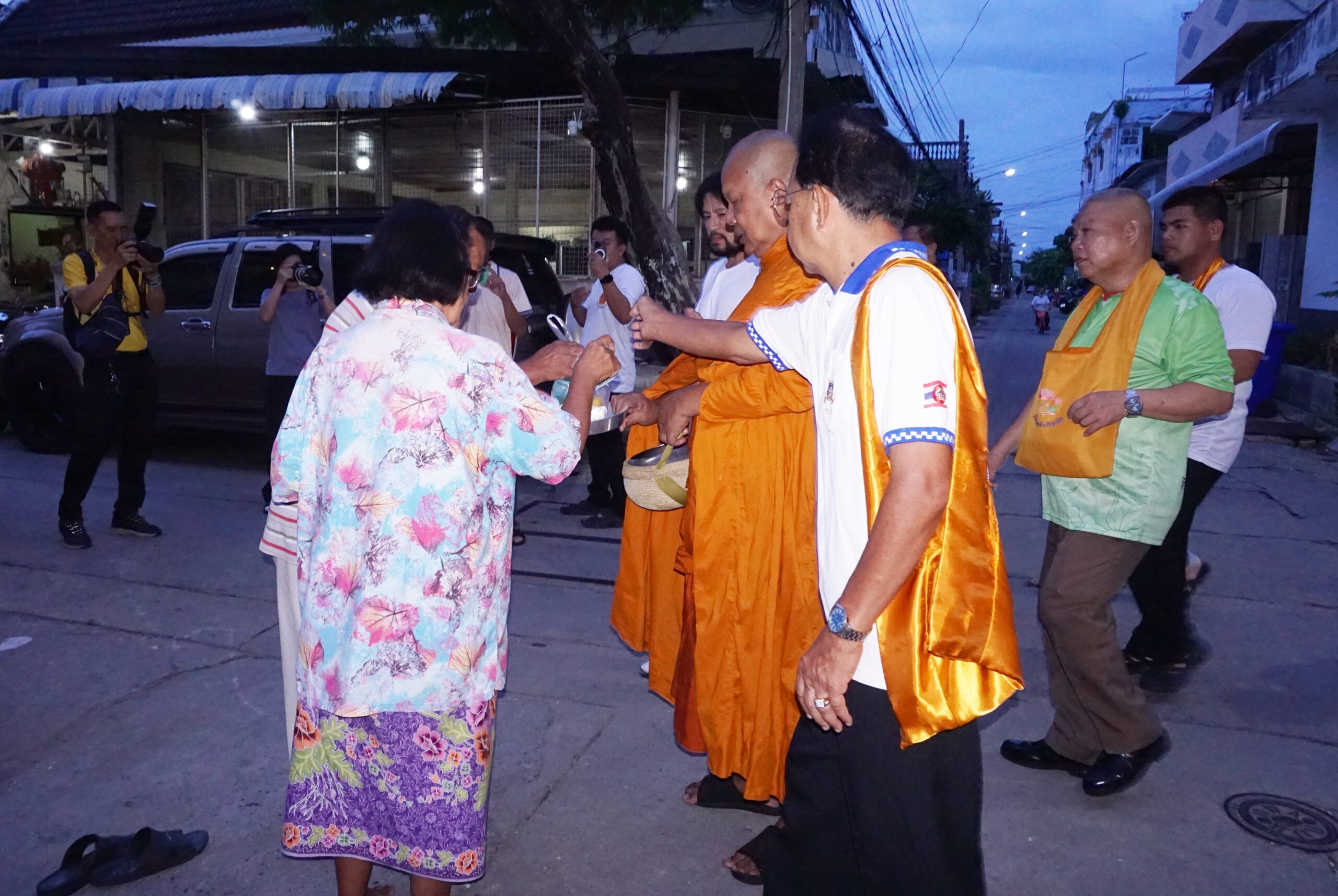 พุทธศาสนิกชนชาวชุมชนซอยลิขิต 7 ร่วมกันทำบุญตักบาตรถวายเป็นพุทธบูชา แด่พระราชวชิรคณาทร (เจ้าคุณแจ้) ดร.เจ้าอาวาสวัดบางพลีใหญ่กลาง เนื่องในวันอาสาฬหบูชาและวันเข้าพรรษา