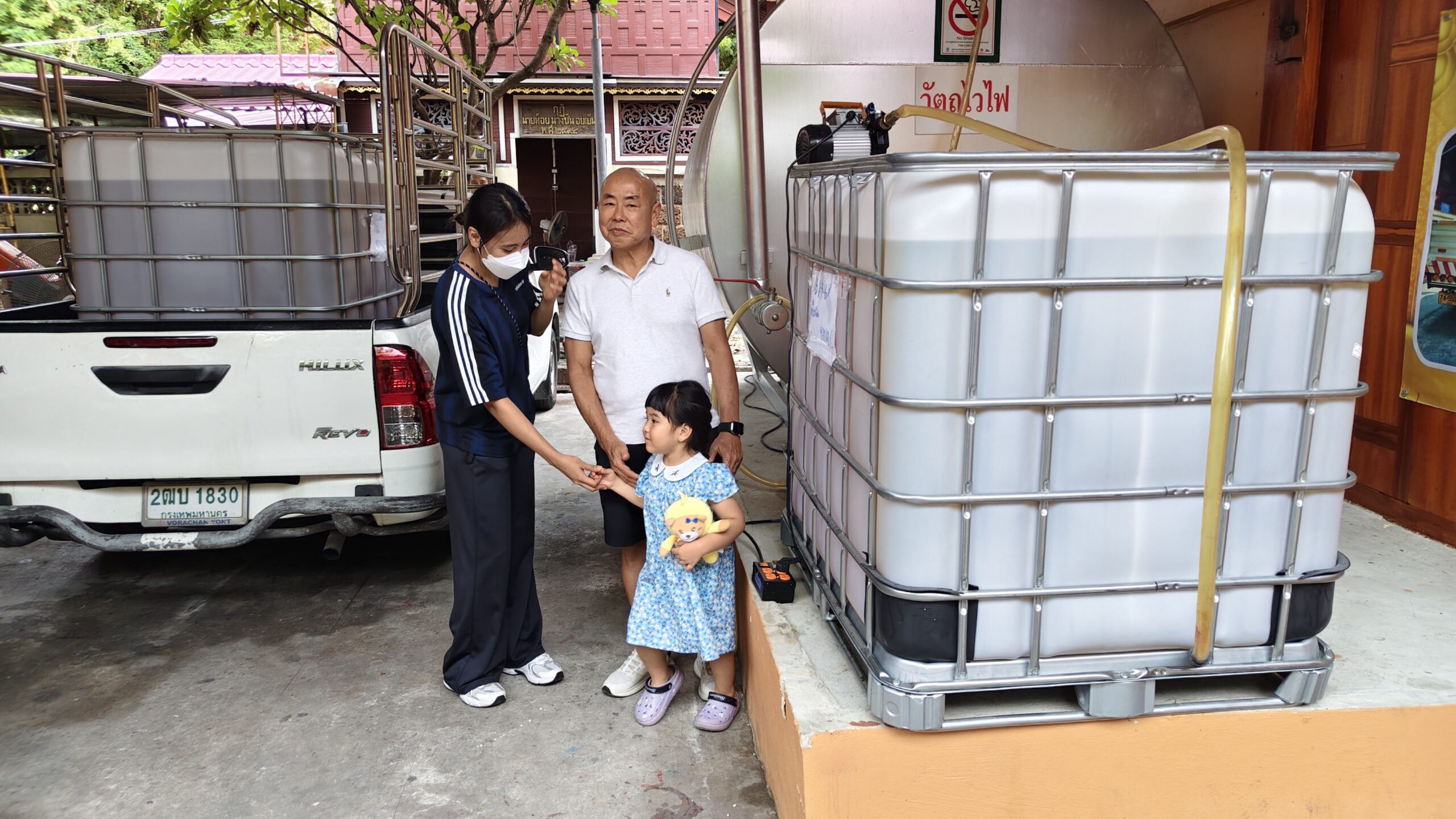 เฮียเอี๋ยวมอบน้ำมัน2,000 ลิตรและเงิน1แสนบาทให้วัดบางพลีใหญ่กลาง เมื่อวันที่ 4 กรกฎาคม 2569 "เฮียเอี๋ยว" นายสุดใจ จิรยาภากร ร่วมถวายปัจจัย 100,000 บาท พร้อมสนับสนุนน้ำมันช่วยเหลือโครงการ เผาศพผู้ยากไร้ จำนวน 2,000 ลิตร ถวายแด่ พระราชวชิรคณาทร (เจ้าคุณแจ้) เจ้าอาวาสวัดบางพลีใหญ่กลางอ.บางพลี จ.สมุทรปราการ ขณะที่วัดบางพลีใหญ่กลาง ยังคงเดินหน้าสานต่อ โครงการแบ่งปันน้ำใจช่วยเหลือสังคม สงเคราะห์ศพยากไร้ในจังหวัดสมุทรปราการ "เผาฟรี ไม่มีค่าใช้จ่าย" เพื่อช่วยเหลือผู้ยากไร้อย่างต่อเนื่อง ร่วมอนุโมทนาบุญให้ "เฮียเอี๋ยว" และครอบครัว ขอให้ผลบุญครั้งนี้ส่งผลให้กิจการรุ่งเรือง สุขภาพแข็งแรง คิดหวังสิ่งใดที่เป็นกุศล ขอให้สมปรารถนาทุกประการ  