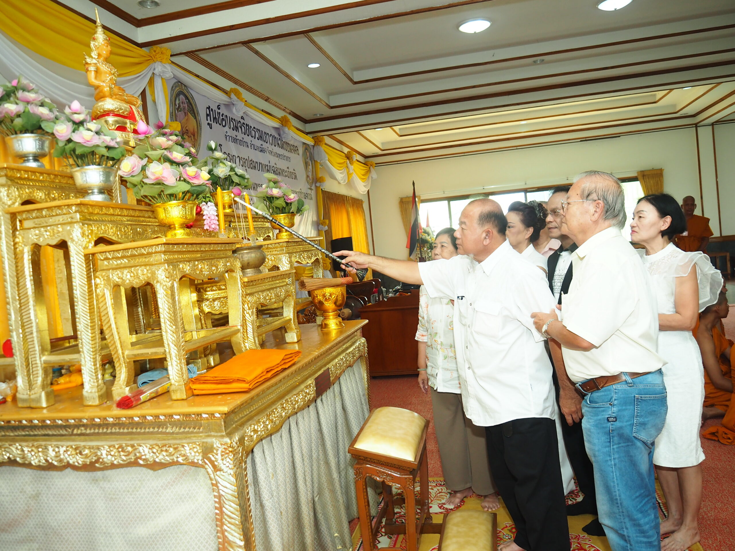 ซินแสธีรพัตฌ์เป็นเจ้าภาพถวายภัตตาหารเพลฉลองพระใหม่ในพิธีอุปสมบทหมู่เฉลิมพระเกียรติ ซินแสธีรพัตฌ์ หรือ อาจารย์ใหญ่ ประธานและผู้ก่อตั้งศาลเจ้านาจาซาไท้จื้อ ปากน้ำ เป็นเจ้าภาพถวายภัตตาหารเพล ฉลองพระใหม่ และกิจกรรมถวายเทียนพรรษาเฉลิมพระเกียรติพระบาทสมเด็จพระปรเมนทรรามาธิบดีศรีสินทร มหาวชิราลงกรณ พระวชิรเกล้าเจ้าอยู่หัว ในหลวงรัชกาลที่ 10 ที่วัดชัยมงคล อ.เมือง จ.สมุทรปราการ เมื่อวันที่ 21 กรกฎาคม 2569 เวลา 10.00 น. ที่ศูนย์อบรมจริยธรรมเยาวชนวัดชัยมงคล ตำบลปากน้ำ อำเภอเมือง จังหวัดสมุทรปราการ ซินแสธีรพัตฌ์ เตชไชยพัตน์ (อาจารย์ใหญ่) ประธานและผู้ก่อตั้งศาลเจ้านาจาซาไท้จื้อ ปากน้ำ เป็นเจ้าภาพถวายภัตตาหารเพล ฉลองพระใหม่ ในโครงการบรรพชาอุปสมบทหมู่เฉลิมพระเกียรติ จำนวน 84 รูป และร่วมถวายเทียนจำนำพรรษาเฉลิมพระเกียรติพระบาทสมเด็จพระปรเมนทรรามาธิบดีศรีสินทร มหาวชิราลงกรณ พระวชิรเกล้าเจ้าอยู่หัว ในหลวงรัชกาลที่ 10 เนื่องในโอกาสเฉลิมพระชนมพรรษา 74 พรรษา 28 กรกฎาคม 2569 โดยมี พระมหาบุญสม อาจินปุญโญ (หัวหน้าพระวิทยากรศูนย์อบรมจริยธรรมเยาวชนวัดชัยมงคล พระอาจารย์นพรัตน์ อนาลโย (หัวหน้าพระพี่เลี้ยงศูนย์อบรมจริยธรรมเยาวชนวัดชัยมงคล) เป็นประธานฝ่ายสงฆ์ พร้อมด้วย คุณพลไพศาล เลิศกวินโลชค คุณเอกนรินทร์ กลัดแก้ว คุณประหยัด นิธรรม คณะศิษยานุศิษย์นาจาซาไท้จื้อ ปากน้ำ และอุบาสก อุบาสิกา วัดชัยมงคล ร่วมเป็นเจ้าภาพถวายภัตหารเพล และกิจกรรมถวายเทียนพรรษาเฉลิมพระเกียรติ เนื่องในวันอาสาฬหบูชาและวันเข้าพรรษา ประจำปี 2569 ซึ่งถือว่าเป็นอานิสงค์อันยิ่งใหญ่ ที่ได้เป็นประธานจัดงานอุปสมบทหมู่ และร่วมถวายภัตตาหารเพล อีกทั้งยังร่วมถวายเทียนจำนำพรรษาอีกด้วย