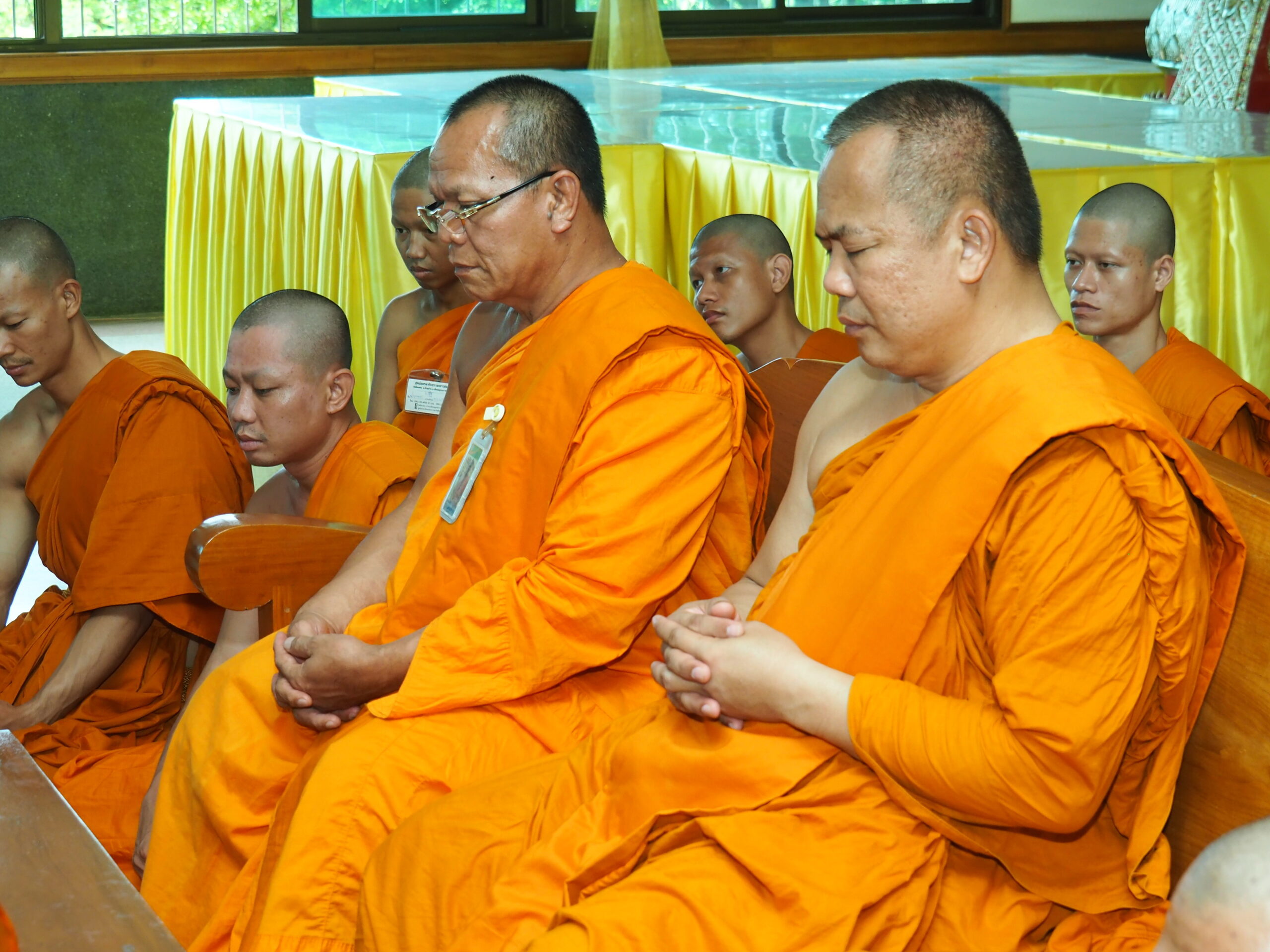 ซินแสธีรพัตฌ์เป็นเจ้าภาพถวายภัตตาหารเพลฉลองพระใหม่ในพิธีอุปสมบทหมู่เฉลิมพระเกียรติ ซินแสธีรพัตฌ์ หรือ อาจารย์ใหญ่ ประธานและผู้ก่อตั้งศาลเจ้านาจาซาไท้จื้อ ปากน้ำ เป็นเจ้าภาพถวายภัตตาหารเพล ฉลองพระใหม่ และกิจกรรมถวายเทียนพรรษาเฉลิมพระเกียรติพระบาทสมเด็จพระปรเมนทรรามาธิบดีศรีสินทร มหาวชิราลงกรณ พระวชิรเกล้าเจ้าอยู่หัว ในหลวงรัชกาลที่ 10 ที่วัดชัยมงคล อ.เมือง จ.สมุทรปราการ เมื่อวันที่ 21 กรกฎาคม 2569 เวลา 10.00 น. ที่ศูนย์อบรมจริยธรรมเยาวชนวัดชัยมงคล ตำบลปากน้ำ อำเภอเมือง จังหวัดสมุทรปราการ ซินแสธีรพัตฌ์ เตชไชยพัตน์ (อาจารย์ใหญ่) ประธานและผู้ก่อตั้งศาลเจ้านาจาซาไท้จื้อ ปากน้ำ เป็นเจ้าภาพถวายภัตตาหารเพล ฉลองพระใหม่ ในโครงการบรรพชาอุปสมบทหมู่เฉลิมพระเกียรติ จำนวน 84 รูป และร่วมถวายเทียนจำนำพรรษาเฉลิมพระเกียรติพระบาทสมเด็จพระปรเมนทรรามาธิบดีศรีสินทร มหาวชิราลงกรณ พระวชิรเกล้าเจ้าอยู่หัว ในหลวงรัชกาลที่ 10 เนื่องในโอกาสเฉลิมพระชนมพรรษา 74 พรรษา 28 กรกฎาคม 2569 โดยมี พระมหาบุญสม อาจินปุญโญ (หัวหน้าพระวิทยากรศูนย์อบรมจริยธรรมเยาวชนวัดชัยมงคล พระอาจารย์นพรัตน์ อนาลโย (หัวหน้าพระพี่เลี้ยงศูนย์อบรมจริยธรรมเยาวชนวัดชัยมงคล) เป็นประธานฝ่ายสงฆ์ พร้อมด้วย คุณพลไพศาล เลิศกวินโลชค คุณเอกนรินทร์ กลัดแก้ว คุณประหยัด นิธรรม คณะศิษยานุศิษย์นาจาซาไท้จื้อ ปากน้ำ และอุบาสก อุบาสิกา วัดชัยมงคล ร่วมเป็นเจ้าภาพถวายภัตหารเพล และกิจกรรมถวายเทียนพรรษาเฉลิมพระเกียรติ เนื่องในวันอาสาฬหบูชาและวันเข้าพรรษา ประจำปี 2569 ซึ่งถือว่าเป็นอานิสงค์อันยิ่งใหญ่ ที่ได้เป็นประธานจัดงานอุปสมบทหมู่ และร่วมถวายภัตตาหารเพล อีกทั้งยังร่วมถวายเทียนจำนำพรรษาอีกด้วย