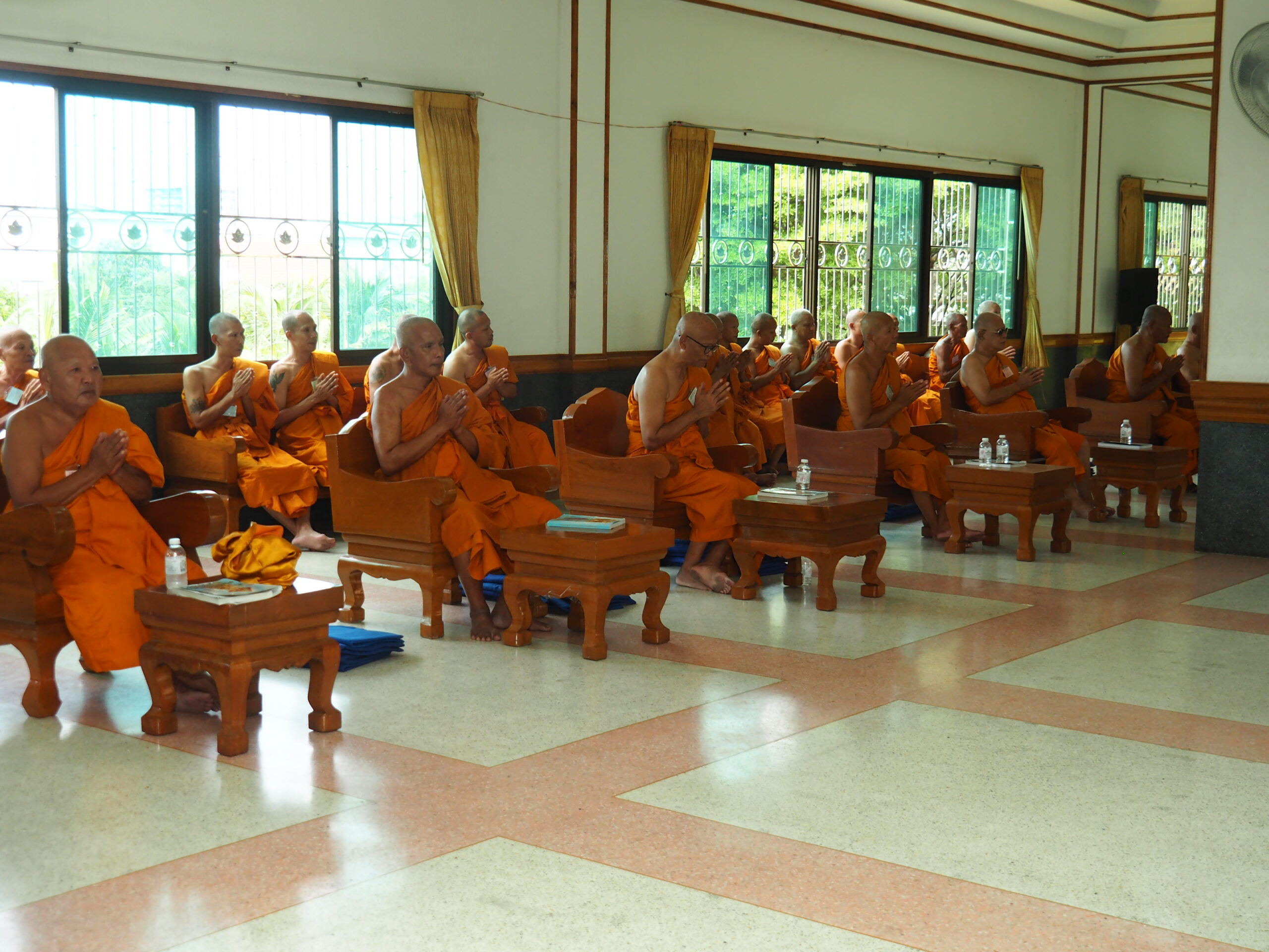 ซินแสธีรพัตฌ์เป็นเจ้าภาพถวายภัตตาหารเพลฉลองพระใหม่ในพิธีอุปสมบทหมู่เฉลิมพระเกียรติ ซินแสธีรพัตฌ์ หรือ อาจารย์ใหญ่ ประธานและผู้ก่อตั้งศาลเจ้านาจาซาไท้จื้อ ปากน้ำ เป็นเจ้าภาพถวายภัตตาหารเพล ฉลองพระใหม่ และกิจกรรมถวายเทียนพรรษาเฉลิมพระเกียรติพระบาทสมเด็จพระปรเมนทรรามาธิบดีศรีสินทร มหาวชิราลงกรณ พระวชิรเกล้าเจ้าอยู่หัว ในหลวงรัชกาลที่ 10 ที่วัดชัยมงคล อ.เมือง จ.สมุทรปราการ เมื่อวันที่ 21 กรกฎาคม 2569 เวลา 10.00 น. ที่ศูนย์อบรมจริยธรรมเยาวชนวัดชัยมงคล ตำบลปากน้ำ อำเภอเมือง จังหวัดสมุทรปราการ ซินแสธีรพัตฌ์ เตชไชยพัตน์ (อาจารย์ใหญ่) ประธานและผู้ก่อตั้งศาลเจ้านาจาซาไท้จื้อ ปากน้ำ เป็นเจ้าภาพถวายภัตตาหารเพล ฉลองพระใหม่ ในโครงการบรรพชาอุปสมบทหมู่เฉลิมพระเกียรติ จำนวน 84 รูป และร่วมถวายเทียนจำนำพรรษาเฉลิมพระเกียรติพระบาทสมเด็จพระปรเมนทรรามาธิบดีศรีสินทร มหาวชิราลงกรณ พระวชิรเกล้าเจ้าอยู่หัว ในหลวงรัชกาลที่ 10 เนื่องในโอกาสเฉลิมพระชนมพรรษา 74 พรรษา 28 กรกฎาคม 2569 โดยมี พระมหาบุญสม อาจินปุญโญ (หัวหน้าพระวิทยากรศูนย์อบรมจริยธรรมเยาวชนวัดชัยมงคล พระอาจารย์นพรัตน์ อนาลโย (หัวหน้าพระพี่เลี้ยงศูนย์อบรมจริยธรรมเยาวชนวัดชัยมงคล) เป็นประธานฝ่ายสงฆ์ พร้อมด้วย คุณพลไพศาล เลิศกวินโลชค คุณเอกนรินทร์ กลัดแก้ว คุณประหยัด นิธรรม คณะศิษยานุศิษย์นาจาซาไท้จื้อ ปากน้ำ และอุบาสก อุบาสิกา วัดชัยมงคล ร่วมเป็นเจ้าภาพถวายภัตหารเพล และกิจกรรมถวายเทียนพรรษาเฉลิมพระเกียรติ เนื่องในวันอาสาฬหบูชาและวันเข้าพรรษา ประจำปี 2569 ซึ่งถือว่าเป็นอานิสงค์อันยิ่งใหญ่ ที่ได้เป็นประธานจัดงานอุปสมบทหมู่ และร่วมถวายภัตตาหารเพล อีกทั้งยังร่วมถวายเทียนจำนำพรรษาอีกด้วย