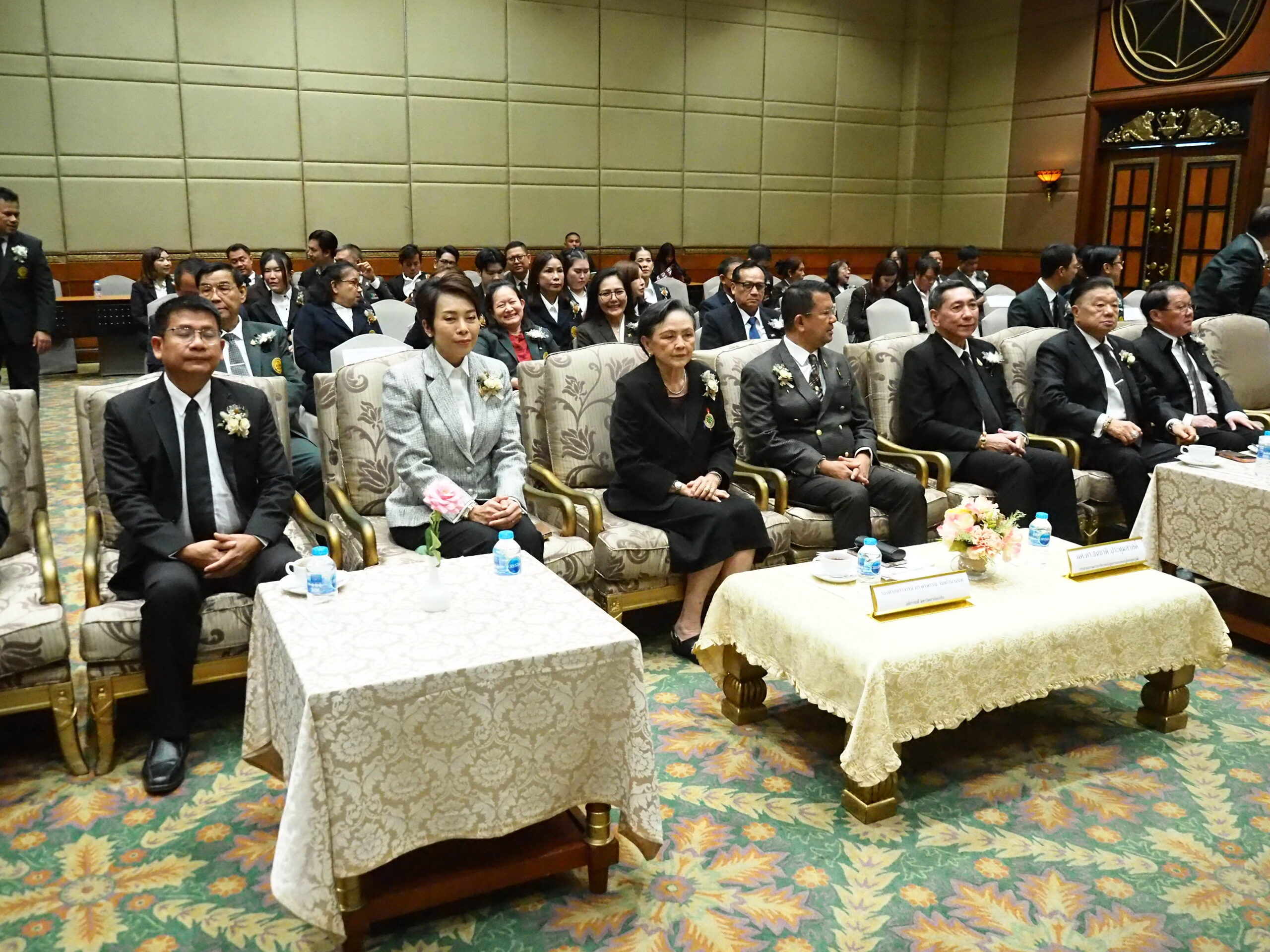 ม.เกริกจัดงานปฐมนิเทศและปัจฉิมนิเทศหลักสูตรปริญญาเอกหลักสูตร Ph.D.MOMและPh.D.TPS ป.เอก TPS & MOMม.เกริก ผนึกพลัง “การค้า-การเมือง-การจัดการองค์การยุคใหม่” สู้ศึกโลกผันผวน สร้างชาติยั่งยืน หลักสูตรปรัชญาดุษฎีบัณฑิตสาขาวิชาการบริหารการค้าและการเมืองอย่างยั่งยืนในโลกยุคใหม่ Ph.D.TPSและหลักสูตรการจัดการองค์การยุคใหม่ Ph.D.MOM มหาวิทยาลัยเกริก เมื่อวันที่ 25 กรกฎาคม 2569 เวลา 13.00น. ผู้ช่วยศาสตราจารย์ ดร.ธนชาติ ประทุมสวัสดิ์ ประธานกรรมการบริหารหลักสูตรการบริหารการค้าและ การเมืองอย่างยั่งยืนในโลกยุคใหม่ มหาวิทยาลัยเกริก ได้จัดงานปฐมนิเทศและปัจฉิมนิเทศ เพื่อปลุกพลังผู้นำยุคใหม่ ในฐานะดุษฎีบัณฑิตผู้เป็นความหวังในการขับเคลื่อนและพัฒนาประเทศชาติ ณ ห้องประชุม โรงแรม โกลเด้น ทิวลิป ซอฟเฟอร์น กรุงเทพ โดยกล่าวว่า ในยามที่ประเทศไทยและโลกต้องเผชิญกับวิกฤตความท้าทายรอบด้าน ทั้งความเสี่ยงทางภูมิรัฐศาสตร์ การชะลอตัวทางเศรษฐกิจ และการดิสรัปชันทางเทคโนโลยีอย่างรวดเร็ว การขับเคลื่อนประเทศให้รอดพ้นจาก กับดักวิกฤตไม่ได้ต้องการเพียงแค่นักวิชาการ แต่ต้องการ “ผู้นำยุทธศาสตร์” ที่รู้รอบและนำการเปลี่ยนแปลงได้จริง ด้วยเหตุนี้ หลักสูตรบริหารการค้าและการเมืองอย่างยั่งยืนในโลกยุคใหม่ TPS.และ หลักสูตรการจัดการองค์การยุคใหม่ MOM. จึงเดินหน้าผนึกกำลังครั้งสำคัญ ประกาศเป้าหมายยุทธศาสตร์ในการ “ผลิตดุษฎีบัณฑิตสู่สังคมและประเทศชาติ” เพื่อสร้างแม่ทัพทางปัญญาที่จะเข้ามาแก้ปัญหาระดับโครงสร้างของประเทศอย่างแท้จริง ผ่าน 4 มิติหลักได้แก่ 1.รอบรู้ยุทธศาสตร์การค้าสากล (Economic & Trade Vision) บ่มเพาะวิสัยทัศน์ทางเศรษฐกิจ สร้างความเข้าใจในระบบการค้าโลก ห่วงโซ่อุปทานยุคใหม่ และโอกาสทางการค้าระหว่างประเทศ เพื่อวางนโยบายเชิงรุกที่สร้างความเข้มแข็งให้เศรษฐกิจไทย 2. เหนือชั้นด้วยศิลปะการนำทางการเมือง เติมเต็มทักษะผู้นำทางการเมืองยุคใหม่ที่มีกลยุทธ์ สามารถเชื่อมประสานความร่วมมือระหว่างภาครัฐ เอกชน และภาคประชาชน เพื่อขับเคลื่อนนโยบายสาธารณะให้เกิดผลสัมฤทธิ์และก้าวข้ามความขัดแย้ง 3.ยึดมั่นธรรมาภิบาล และความยั่งยืน วางรากฐานความโปร่งใส ตรวจสอบได้ และมีจริยธรรม ให้เป็นเครื่องมือสำคัญในการแก้ปัญหาคอร์รัปชัน และสร้างความเชื่อมั่นให้แก่ระบบการเมืองและเศรษฐกิจของชาติและ4. เป็นนักบริหารจัดการองค์การ ที่รู้เท่าทันโลก (Modern Organization Management) สร้างทักษะการเป็นผู้นำองค์กรยุคใหม่ที่ยืดหยุ่น ปรับตัวไว อ่านเกมการเปลี่ยนแปลงออก และสามารถนำพาองค์กรทั้งภาครัฐและเอกชนให้ก้าวทันเทคโนโลยีและความผันผวนในอนาคต ผู้ช่วยศาสตราจารย์ ดร. ธนชาติ ประทุมสวัสดิ์ ประธาน กรรมการ บริหารหลักสูตร ได้กล่าวต่อว่า"การพัฒนาประเทศในวันนี้ จะมองเรื่องเศรษฐกิจ การเมือง หรือการบริหารองค์กรแยกส่วนกันไม่ได้อีกต่อไป ประเทศไทยต้องการผู้นำที่มี ศาสตร์แห่งการค้า ศิลป์แห่งการเมือง และความเชี่ยวชาญในการบริหารองค์กรยุคใหม่ ดังนั้นดุษฎีบัณฑิตจากทั้งสองหลักสูตรจึงถูกวางเป้าหมายให้เป็น Change Agent หรือผู้นำการเปลี่ยนแปลง ที่มีทั้งความคิดเชิงยุทธศาสตร์และจิตสำนึกด้านธรรมาภิบาล พร้อมลงมือแก้ปัญหาจริงให้ประเทศชาติอย่างยั่งยืน" การผนึกพลังของทั้งสองหลักสูตรในครั้งนี้ ถือเป็นจุดหมายสำคัญในการส่งมอบ "บุคลากรระดับชั้นนำ" ที่จะเป็นฟันเฟืองหลักในการยกระดับขีดความสามารถทางการแข่งขันของประเทศไทย ทั้งในมิติเศรษฐกิจ การเมือง และการบริหารจัดการองค์กรบนเวทีโลกต่อไป