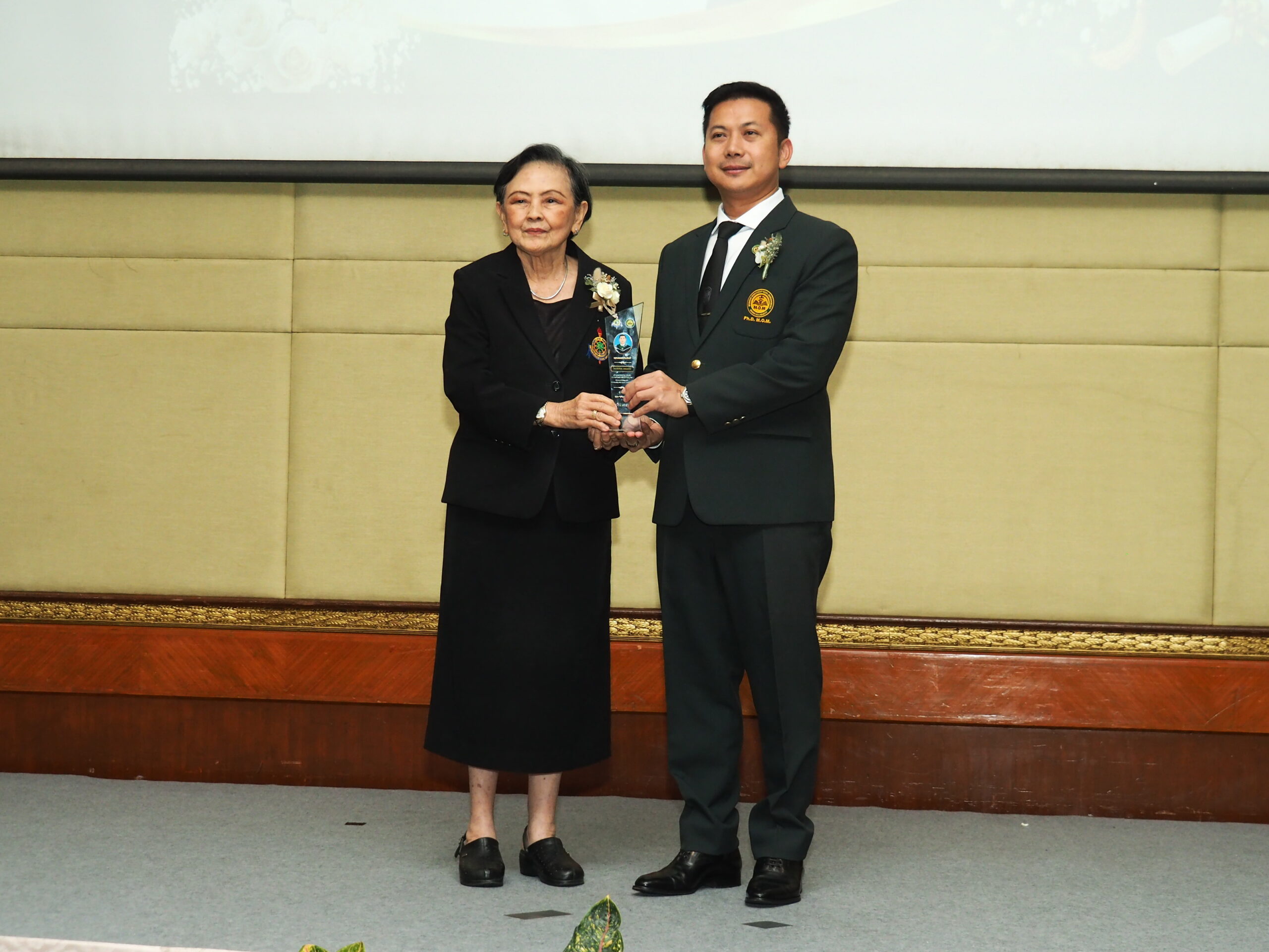 ม.เกริกจัดงานปฐมนิเทศและปัจฉิมนิเทศหลักสูตรปริญญาเอกหลักสูตร Ph.D.MOMและPh.D.TPS ป.เอก TPS & MOMม.เกริก ผนึกพลัง “การค้า-การเมือง-การจัดการองค์การยุคใหม่” สู้ศึกโลกผันผวน สร้างชาติยั่งยืน หลักสูตรปรัชญาดุษฎีบัณฑิตสาขาวิชาการบริหารการค้าและการเมืองอย่างยั่งยืนในโลกยุคใหม่ Ph.D.TPSและหลักสูตรการจัดการองค์การยุคใหม่ Ph.D.MOM มหาวิทยาลัยเกริก เมื่อวันที่ 25 กรกฎาคม 2569 เวลา 13.00น. ผู้ช่วยศาสตราจารย์ ดร.ธนชาติ ประทุมสวัสดิ์ ประธานกรรมการบริหารหลักสูตรการบริหารการค้าและ การเมืองอย่างยั่งยืนในโลกยุคใหม่ มหาวิทยาลัยเกริก ได้จัดงานปฐมนิเทศและปัจฉิมนิเทศ เพื่อปลุกพลังผู้นำยุคใหม่ ในฐานะดุษฎีบัณฑิตผู้เป็นความหวังในการขับเคลื่อนและพัฒนาประเทศชาติ ณ ห้องประชุม โรงแรม โกลเด้น ทิวลิป ซอฟเฟอร์น กรุงเทพ โดยกล่าวว่า ในยามที่ประเทศไทยและโลกต้องเผชิญกับวิกฤตความท้าทายรอบด้าน ทั้งความเสี่ยงทางภูมิรัฐศาสตร์ การชะลอตัวทางเศรษฐกิจ และการดิสรัปชันทางเทคโนโลยีอย่างรวดเร็ว การขับเคลื่อนประเทศให้รอดพ้นจาก กับดักวิกฤตไม่ได้ต้องการเพียงแค่นักวิชาการ แต่ต้องการ “ผู้นำยุทธศาสตร์” ที่รู้รอบและนำการเปลี่ยนแปลงได้จริง ด้วยเหตุนี้ หลักสูตรบริหารการค้าและการเมืองอย่างยั่งยืนในโลกยุคใหม่ TPS.และ หลักสูตรการจัดการองค์การยุคใหม่ MOM. จึงเดินหน้าผนึกกำลังครั้งสำคัญ ประกาศเป้าหมายยุทธศาสตร์ในการ “ผลิตดุษฎีบัณฑิตสู่สังคมและประเทศชาติ” เพื่อสร้างแม่ทัพทางปัญญาที่จะเข้ามาแก้ปัญหาระดับโครงสร้างของประเทศอย่างแท้จริง ผ่าน 4 มิติหลักได้แก่ 1.รอบรู้ยุทธศาสตร์การค้าสากล (Economic & Trade Vision) บ่มเพาะวิสัยทัศน์ทางเศรษฐกิจ สร้างความเข้าใจในระบบการค้าโลก ห่วงโซ่อุปทานยุคใหม่ และโอกาสทางการค้าระหว่างประเทศ เพื่อวางนโยบายเชิงรุกที่สร้างความเข้มแข็งให้เศรษฐกิจไทย 2. เหนือชั้นด้วยศิลปะการนำทางการเมือง เติมเต็มทักษะผู้นำทางการเมืองยุคใหม่ที่มีกลยุทธ์ สามารถเชื่อมประสานความร่วมมือระหว่างภาครัฐ เอกชน และภาคประชาชน เพื่อขับเคลื่อนนโยบายสาธารณะให้เกิดผลสัมฤทธิ์และก้าวข้ามความขัดแย้ง 3.ยึดมั่นธรรมาภิบาล และความยั่งยืน วางรากฐานความโปร่งใส ตรวจสอบได้ และมีจริยธรรม ให้เป็นเครื่องมือสำคัญในการแก้ปัญหาคอร์รัปชัน และสร้างความเชื่อมั่นให้แก่ระบบการเมืองและเศรษฐกิจของชาติและ4. เป็นนักบริหารจัดการองค์การ ที่รู้เท่าทันโลก (Modern Organization Management) สร้างทักษะการเป็นผู้นำองค์กรยุคใหม่ที่ยืดหยุ่น ปรับตัวไว อ่านเกมการเปลี่ยนแปลงออก และสามารถนำพาองค์กรทั้งภาครัฐและเอกชนให้ก้าวทันเทคโนโลยีและความผันผวนในอนาคต ผู้ช่วยศาสตราจารย์ ดร. ธนชาติ ประทุมสวัสดิ์ ประธาน กรรมการ บริหารหลักสูตร ได้กล่าวต่อว่า"การพัฒนาประเทศในวันนี้ จะมองเรื่องเศรษฐกิจ การเมือง หรือการบริหารองค์กรแยกส่วนกันไม่ได้อีกต่อไป ประเทศไทยต้องการผู้นำที่มี ศาสตร์แห่งการค้า ศิลป์แห่งการเมือง และความเชี่ยวชาญในการบริหารองค์กรยุคใหม่ ดังนั้นดุษฎีบัณฑิตจากทั้งสองหลักสูตรจึงถูกวางเป้าหมายให้เป็น Change Agent หรือผู้นำการเปลี่ยนแปลง ที่มีทั้งความคิดเชิงยุทธศาสตร์และจิตสำนึกด้านธรรมาภิบาล พร้อมลงมือแก้ปัญหาจริงให้ประเทศชาติอย่างยั่งยืน" การผนึกพลังของทั้งสองหลักสูตรในครั้งนี้ ถือเป็นจุดหมายสำคัญในการส่งมอบ "บุคลากรระดับชั้นนำ" ที่จะเป็นฟันเฟืองหลักในการยกระดับขีดความสามารถทางการแข่งขันของประเทศไทย ทั้งในมิติเศรษฐกิจ การเมือง และการบริหารจัดการองค์กรบนเวทีโลกต่อไป