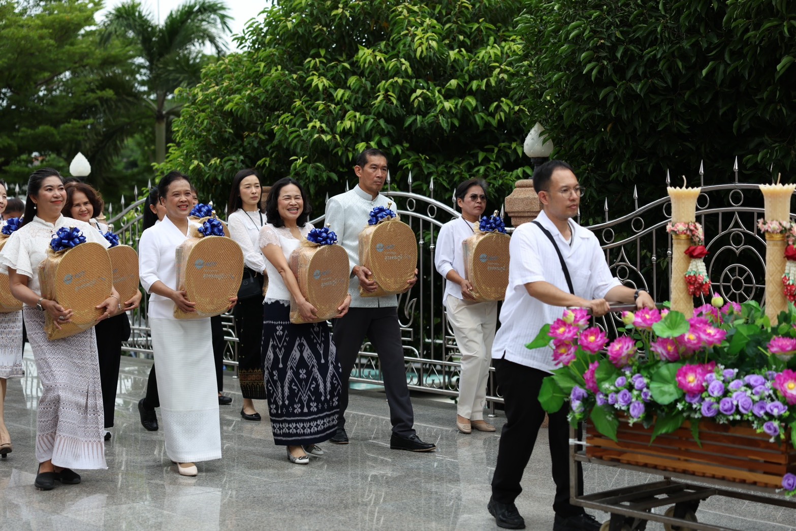ท่าอากาศยานสุวรรณภูมิร่วมสืบสานวัฒนธรรมประเพณีไทยถวายเทียนพรรษาและเครื่องไทยธรรม ประจำปี 2569 วันนี้ (23 กรกฎาคม 2569) เวลา 09.30 น. ท่าอากาศยานสุวรรณภูมิ (ทสภ.) จัดกิจกรรม “ถวายเทียนพรรษาและเครื่องไทยธรรม” ประจำปี 2569 โดยมี นางกรรณิการ์ เปรมประเสริฐ รองผู้อำนวยการท่าอากาศยานสุวรรณภูมิ (สายปฏิบัติการ 2) และ ร.อ.ปกป้อง สุวรรณโมฬี รองผู้อำนวยการท่าอากาศยานสุวรรณภูมิ (สายสนับสนุนธุรกิจ) ร่วมเป็นประธานในพิธี พร้อมด้วยผู้บริหาร พนักงาน ทสภ. ร่วมถวายเทียนพรรษาเครื่องไทยธรรม ผ้าอาบน้ำฝน และปัจจัยให้กับวัดทิพพาวาส แขวงลำปลาทิว เขตลาดกระบัง กรุงเทพฯ ซึ่งเป็นวัดที่ตั้งอยู่ในพื้นที่ของชุมชนโดยรอบ ทสภ. ภายในงานมีขบวนแห่เทียนพรรษาที่เปี่ยมด้วยสีสันและสะท้อนอัตลักษณ์วัฒนธรรมไทย นำโดยคณะกลองยาวจากชุมชนลำพุทรา และนางรำจากโรงเรียนวัดทิพพาวาส ที่ร่วมบรรเลงและร่ายรำต้อนรับขบวนแห่อย่างสนุกสนาน กิจกรรมดังกล่าวจัดขึ้นเป็นประจำทุกปี เพื่อร่วมทำนุบำรุงพระพุทธศาสนาอนุรักษ์และสืบสานวัฒนธรรมอันดีงาม ของไทย อีกทั้งยังเป็นการสร้างความสัมพันธ์อันดีกับชุมชนโดยรอบ ทสภ.ดำเนินงานด้านความรับผิดชอบต่อสังคมและการพัฒนาที่ยั่งยืนภายใต้แนวคิดการเป็นสนามบิน ที่เป็นพลเมืองที่ดีของสังคมและเป็นเพื่อนบ้านที่ดีของชุมชน (Corporate Citizenship Airport)